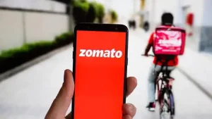 Zomato शेयर को खरीदने की मच गई होड़, 50% गिरने के बाद अचानक 10% तक उछल गया स्टॉक फूड डिलीवरी कंपनी जोमैटो (zomato) के शेयरों में आज जबरदस्त तेजी है। कंपनी के शेयर शुरुआती कारोबार में एनएसई पर 10% तक उछल कर 70.55 रुपये पर पहुंच गए। BSE पर कंपनी के शेयर शुरुआती डील में 72.25 रुपये तक पहुंच गए थे। इससे पहले गुरुवार को जोमैटो के शेयर 63.95 रुपये पर बंद हुए थे। कंपनी के शेयर इस साल YTD में अब तक 50.51% टूट गए हैं। हालांकि, अब निचले स्तर से रिकवर कर रहा है। पिछले पांच कारोबारी दिन में जोमैटो के शेयर 1.47% तक चढ़ गए। शेयरों में तेजी की वजह जोमैटो के शेयरों में तेजी के पीछे सितंबर तिमाही के नतीजें हैं। दरअसल,  जोमैटो का नुकसान सितंबर तिमाही काफी हद तक कम हुआ है। जुलाई से सितंबर के बीच कंपनी का कंसोलिडेटेड नेट लॉस सालाना आधार पर 430 करोड़ रुपये से घटकर 251 करोड़ रुपये हो गया। वहीं, कंपनी साल दर साल के आधार पर कंपनी का रेवेन्यू 62.2% बढ़कर 1,661 करोड़ रुपये हो गया। ज़ोमैटो के मैनेजिंग डायरेक्टर और सीईओ दीपिंदर गोयल ने कहा, “हमारा फूड डिलीवरी कारोबार बढ़ रहा है और लगातार प्राॅफिट की ओर बढ़ रहा है। मेरा मानना ​​​​है कि कारोबार में बहुत तेजी से बढ़ने की गुंजाइश है।' पिछले साल आया था IPO बता दें कि जोमैटो का आईपीओ पिछले साल आया था। Zomato के आईपीओ की शेयर बाजार में धमाकेदार एंट्री हुई थी। एनएसई पर शेयर 76 रुपये के इश्यू प्राइस के मुकाबले 116 रुपये यानी 52.63 प्रतिशत बढ़त के साथ खुला था। लेकिन बाद में जोमैटो के शेयर लगातार गिरते चले गए। इसका 52 हफ्ते का लो 40.60 रुपये और हाई 169 रुपये है। अभी ऑल टाइम हाई से यह 58 पर्सेंट कम पर ट्रेड कर रहे हैं।