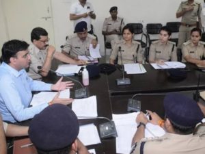 IPS शशांक को मिली सीएसपी कैंट की कमान:जबलपुर एसपी ने किया फेरबदल, 8 अधिकारियों के बदले प्रभार

कैंट सीएसपी समेत शहर और देहात के थानों में पदस्थ 8 टीआई का प्रभार बदल दिया गया है। इसके निर्देश एसपी सिद्धार्थ बहुगुणा ने जारी किए हैं। जिसमें...

सीएसपी कैंट शशांक को बनाया गया है, जिनके प्रभार के थाने कैंट, ग्वारीघाट, गोराबाजार, गढ़ा होंगे।
निरीक्षक सोमलता मलिक को पुलिस लाइन से क्राइम थाना भेजा गया है।
निरीक्षक सुखदेव धुर्वे क्राइम थाने से बेलखेड़ा प्रभारी बनाए गए हैं।
निरीक्षक आरके सोनी को पनागर थाने से डुमना एयरपोर्ट सुरक्षा (पुलिस लाइन) की कमान सौंपी गई है।
निरीक्षक विजय अंभोरे थाना बेलखेड़ा से थाना प्रभारी पनागर बनाए गए।
कार्य. निरीक्षक वीरेन्द्र सिंह पवार को पुलिस लाइन से थाना प्रभारी मदन महल बनाया।
कार्य. निरीक्षक अनिल कुमार पटेल को डुमना एयरपोर्ट सुरक्षा से थाना प्रभारी बरेला बनाया गया है।
उप निरीक्षक थाना बरेला से क्राइम थाना में पदस्थ किया गया है।