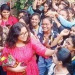 बिग बाॅस में शामिल हुई कटनी की बेटी:कटनी ऑर्टस एंड कॉमर्स काॅलेज में किया प्रमोशन कार्यक्रम का आयोजन, सबसे कम उम्र की प्रतिभागी हैं सुम्बुल बिग बाॅस शो में सबसे कम उम्र की प्रतिभागी सुम्बुल तौकीर के सपोर्ट में गुरुवार को प्रमोशन कार्यक्रम का आयोजन कटनी आर्टस एंड कामर्स (चड्डा काॅलेज) में हुआ। उनके सपोर्ट में उनकी बहन सानिया और उनके पिता तौकीर खान काॅलेज में छात्र-छात्राओं के बीच में पहुंचे थे। इस दौरान राॅक बैंड ने फिल्मी गानों की प्रस्तुति भी दी। कार्यक्रम के आयोजक मौसूफ बिट्टू ने कटनी वासियों से बिग बॉस शो को अधिक से अधिक देखने और अधिक से अधिक वोट शेयर करने के लिए कहा है। उन्होंने बताया कि बिग बॉस के इतिहास में पहली बार ऐसा हुआ है कि इतने कम उम्र की कोई प्रतिभागी शामिल हुई है। उन्होंने कहा कि यह कटनी के लिए गर्व की बात है। तौकीर खान मूल रुप से कटनी के निवासी हैं। उनकी बेटी सुम्बुल कई टीवी सीरियल में अपनी प्रतिभा दिखा चुकी हैं। अब सुम्बुल बिग बॉस शो में सबसे कम उम्र की प्रतिभागी बनी हैं। सुम्बुल को बिग बॉस शो में जीत दर्ज करने के लिए प्रमोशन का आयोजन किया गया। सुम्बुल खान की बहन सानिया खान ने काॅलेज में छात्र-छात्राओं से मुलाकात की। सानिया ने छात्रों से बिग बाॅस देखने और अधिक से अधिक वोट देने के लिए कहा है। बिग बाॅस में शामिल हुई कटनी की बेटी:कटनी ऑर्टस एंड कॉमर्स काॅलेज में किया प्रमोशन कार्यक्रम का आयोजन, सबसे कम उम्र की प्रतिभागी हैं सुम्बुल बिग बाॅस शो में सबसे कम उम्र की प्रतिभागी सुम्बुल तौकीर के सपोर्ट में गुरुवार को प्रमोशन कार्यक्रम का आयोजन कटनी आर्टस एंड कामर्स (चड्डा काॅलेज) में हुआ। उनके सपोर्ट में उनकी बहन सानिया और उनके पिता तौकीर खान काॅलेज में छात्र-छात्राओं के बीच में पहुंचे थे। इस दौरान राॅक बैंड ने फिल्मी गानों की प्रस्तुति भी दी। कार्यक्रम के आयोजक मौसूफ बिट्टू ने कटनी वासियों से बिग बॉस शो को अधिक से अधिक देखने और अधिक से अधिक वोट शेयर करने के लिए कहा है। उन्होंने बताया कि बिग बॉस के इतिहास में पहली बार ऐसा हुआ है कि इतने कम उम्र की कोई प्रतिभागी शामिल हुई है। उन्होंने कहा कि यह कटनी के लिए गर्व की बात है। तौकीर खान मूल रुप से कटनी के निवासी हैं। उनकी बेटी सुम्बुल कई टीवी सीरियल में अपनी प्रतिभा दिखा चुकी हैं। अब सुम्बुल बिग बॉस शो में सबसे कम उम्र की प्रतिभागी बनी हैं। सुम्बुल को बिग बॉस शो में जीत दर्ज करने के लिए प्रमोशन का आयोजन किया गया। सुम्बुल खान की बहन सानिया खान ने काॅलेज में छात्र-छात्राओं से मुलाकात की। सानिया ने छात्रों से बिग बाॅस देखने और अधिक से अधिक वोट देने के लिए कहा है।