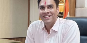 नवागत कलेक्टर अवि प्रसाद ने संभाला पदभार:कहा- शासन की योजनाओं को लागू कराना पहली प्राथमिकता, सभी वर्गों से करेंगे संपर्क