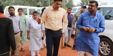 कलेक्टर का औचक निरीक्षण:कहा- उर्वरक वितरण व्यवस्था के कारण किसानों को परेशानी नहीं होनी चाहिए