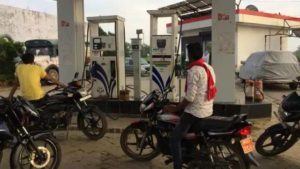 नई दिल्ली 
कच्चा तेल 80 डॉलर के नीचे आ गया है। डब्ल्यूटीआई 77.99 डॉलर प्रति बैरल पर है तो ब्रेंट क्रूड 85 डॉलर के करीब। इस बीच पेट्रोलियम कंपनियों ने पेट्रोल-डीजल के नए रेट को अपडेट कर दिया है। कच्चे तेल में गिरावट के बावजूद  महाराष्ट्र और मेघालय को छोड़ बंगाल, राजस्थान, गुजरात, बिहार, मध्य प्रदेश ,यूपी समेत सभी राज्यों में 188वें दिन भी ईंधन के दाम स्थिर हैं। पेट्रोल-डीजल के नए रेट के मुताबिक गोरखपुर में पेट्रोल 96.76 और डीजल 89.94 रुपये लीटर है। आगरा में पेट्रोल  96.35 रुपये प्रति लीटर है तो डीजल 89.52 रुपये। लखनऊ पेट्रोल की कीमत 96.57 और डीजल की कीमत 89.76 रुपये प्रति लीटर है। फरीदाबाद में पेट्रोल 97.45 रुपये और डीजल 90.31 रुपये लीटर है।

क्यों नहीं मिल रहा कच्चे  तेल में गिरावट का लाभ
बता दें कच्चा तेल हाजिर रेट पर नहीं मिलता। यह वायदा कारोबार में आता है। अभी जो रेट चल रहा है वह जनवरी 2023 का है। यानी इस रेट पर तेल जनवरी में मिलेगा। अभी जो तेल मिल रहा है उसका सौदा सितंबर में ही हो गया होगा। वैसे इंडियन ऑयल कॉरपोरेशन (आईओसी), भारत पेट्रोलियम कॉरपोरेशन लिमिटेड (बीपीसीएल) और हिंदुस्तान पेट्रोलियम कॉरपोरेशन लिमिटेड (एचपीसीएल) ने लगातार सात महीने तक दरों में कोई बदलाव नहीं किया है।

सबसे सस्ता तेल पोर्ट ब्लेयर में
बता दें देश में सबसे महंगा पेट्रोल राजस्थान के श्रीगंगानगर में है। सबसे सस्ता पोर्ट ब्लेयर में 84.10 रुपये है और डीजल ₹79.74 लीटर है। आज 25  नवंबर 2022 को श्रीगंगानगर की तुलना में पोर्टब्लेयर में पेट्रोल 29.39 रुपये सस्ता है, वहीं डीजल भी 18.50 रुपये सस्ता है।