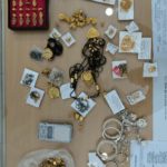 मारपीट कर थैला जिसमें चांदी एवं बैनटैक्स के जेवर तथा नगदी रूपये रखे थे छीनने वाले मोटर सायकिल सवार 5 लुटेरे गिरफ्तार, छीने हुये चांदी एवं बैनटैक्स के जेवर तथा घटना में प्रयुक्त 1 मोटर सायकिल जप्त* थाना रांझी अपराध क्रमांक - 995/22 धारा 392,394 भादवि. *नाम पता गिरफ्तार आरोपी-- 1-अमन बेन उर्फ विनोद पिता झलकन उम्र 21 वर्ष निवासी बजरंग नगर रांझी 2-सूरज वर्मा पिता विश्वनार्थ उम्र 24 वर्ष निवासी मनमोहन नगर बड़ा पत्थर रांझी 3-प्रतीक उर्फ बिल्लू जैसवाल पिता वीरेन्द्र उम्र 18 वर्श निवासी नरसिंह नगर बडा पत्थर रांझी 4-आकाश चौधरी पिता अशोक उम्र 23 वर्ष निवासी गणेशगंज सकूल बडा पत्थर रांझी 5-हिमांशू हटाले पिता ओमप्रकाश उम्र 19 वर्ष निवासी नरसिंह नगर बडा पत्थर रांझी *फरार आरोपी-* सूरज सोनकर *जप्ती-* चांदी एवं बैनटैक्स के जेवर, तथा घटना में प्रयुक्त मोटर सायकिल जप्त। साली की शादी में नाचते-नाचते जीजा की मौत, VIDEO:सरकारी स्कूल में फिजिकल ट्रेनर थे, हार्ट अटैक से 5 सेकंड में जान गई थाना रांझी में दिनॉक 11-11-22 को भारत सोनी उम्र 60 साल निवासी शांती नगर थाना रांझी ने रिपोर्ट दर्ज करायी कि वह सोने चाँदी तथा बेन्टेक्स के जेवरो को अपने थैले रखकर रांझी व्हीकल मंडई , इन्द्रानगर , पनागर, सिगोद सभी जगह घूम घूमकर अपने जेवर विक्रय का काम करता है, दिनाक 10/11/2022 को रात्रि करीब 9.00 बजे वह सिंगोद, पनागर से जेवर विक्रय कर पल्सर गाडी से अपने घर शान्ति नगर आ रहा था, वह जैसे ही जूनियर क्लब के पास, पुलिया के पास पहुंचा तभी चार लडके दो मोटर सायकिलो मे आकर पुलिया के पास उसे आवाज देकर रोक लिये वह जैसे ही रुका चारो लडके उतर कर थैले को छीनने लगे तो उसने उनका विरोध किया, चारो हाथ घूंसो से उसके चेहरे सिर मे मारने लगे तथा जान से मारने की धमकी देकर उसका जेवरो वाला थैला छीन लिये है ,थैले के अन्दर सोने का एक लाकेट, एक सोने की नथ एवं चाँदी की बिछिया, हाय, चन्द्रमा एक संतान सप्तमी की चूडी ,दो कंगन, 2 अंगूठी, कांटा चादी की तार वाली तथा बेनटेक्स की अंगूठी, मंगल सूत्र ,कान की बाली, टाप्स,, कीमति लगभग 18 हजार रूपये का सामान तथा पांच हजार रुपये नगदी थे । उन चारो लडको ने मुझसे बलपूर्वक धमका कर जेवरों का थैला छीन लिया है और मोटर सायकिलो से भाग गये है। एक लडके के चेहरे पर कटे का निशान था। रिपोर्ट पर धारा 392, 394 भादवि का अपरध ंपजीबद्ध कर विवेचना में लिया गया। *पुलिस अधीक्षक जबलपुर श्री सिद्धार्थ बहुगुणा (भा.पु.से.)* द्वारा घटित हुई घटना को गम्भीरता से लेते हुये आरोपियों की शीघ्र गिरफ्तारी हेतु आदेशित किये जाने पर अति. पुलिस अधीक्षक शहर उत्तर /यातायात श्री प्रदीप कुमार शेण्डे एवं नगर पुलिस अधीक्षक रांझी श्री एम.पी. प्रजापति के मार्गनिर्देशन में थाना प्रभारी रांझी श्री सहदेव राम साहू के नेतृत्व में टीम गठित कर लगायी गयी। गठित टीम द्वारा पतासाजी करते हुये विश्वसनीय मुखबिर की सूचना पर आकाश चौधरी जिसकें चेहरे पर कट का निशान था को अभिरक्षा में लेते हुये पूछताछ की गयी जिसने अपने साथी अमन बेन, सूरज वर्मा, बिल्लू उर्फ प्रतीक जैसवाल, हिमांशू हटाले तथा सूरज सोनकर के साथ मिलकर घटना करना स्वीकार किया तथा छीने हुये बैनटैक्स एवं चांदी के जेवर उसने एवं अमन बेन, सूरज वर्मा, बिल्लू उर्फ प्रतीक जैसवाल, हिमांशू हटाले ने आपस में बांट लेना तथा छीने हुये नगदी रूपये एवं सोने का लाकेट एवं नथ सूरज सोनकर के पास होना बताया। आरोपी अमन बेन, सूरज वर्मा, बिल्लू उर्फ प्रतीक जैसवाल, हिमांशू हटाले को सरगर्मी से तलाश कर अभिरक्षा में लेते हुये सूरज बेन की तलाश की जो नहीं मिला । पकडे गये आरोपियों की निशादेही पर छीने हुये चांदी एवं बैनटैक्स के जेवर तथा घटना में प्रयुक्त एक पल्सर मोटर सायकिल जप्त करते हुये पॉचों आरोपियों को प्रकरण में विधिवत गिरफ्तार कर मान्नीय न्यायालय के समक्ष पेश कर न्यायिक अभिरक्षा में जेल भेज दिया गया। फरार सूरज सोनकर जिसके पास छीने हुये नगदी रूपये सोने का लाकेट, नथ एवं घटना में प्रयुक्त 1 मोटर सायकिल है की सरगर्मी से तलाश जारी है। *उल्लेखनीय भूमिका-* लुटरों को पतासाजी कर गिरफ्तार करने में थाना प्रभारी रांझी श्री सहदेव राम साहू के नेतृत्व में सहायक उप निरीक्षक रामलोचन मिश्रा, सउनि राजेश मिश्रा, प्रधान आरक्षक दया राम , राममिलन, आरक्षक प्रवीण की सराहनीय भूमिका रही। मारपीट कर थैला जिसमें चांदी एवं बैनटैक्स के जेवर तथा नगदी रूपये रखे थे छीनने वाले मोटर सायकिल सवार 5 लुटेरे गिरफ्तार, छीने हुये चांदी एवं बैनटैक्स के जेवर तथा घटना में प्रयुक्त 1 मोटर सायकिल जप्त*
थाना रांझी अपराध क्रमांक - 995/22 धारा 392,394 भादवि.
*नाम पता गिरफ्तार आरोपी--
1-अमन बेन उर्फ विनोद पिता झलकन उम्र 21 वर्ष निवासी बजरंग नगर रांझी
2-सूरज वर्मा पिता विश्वनार्थ उम्र 24 वर्ष निवासी मनमोहन नगर बड़ा पत्थर रांझी
3-प्रतीक उर्फ बिल्लू जैसवाल पिता वीरेन्द्र उम्र 18 वर्श निवासी नरसिंह नगर बडा पत्थर रांझी
4-आकाश चौधरी पिता अशोक उम्र 23 वर्ष निवासी गणेशगंज सकूल बडा पत्थर रांझी
5-हिमांशू हटाले पिता ओमप्रकाश उम्र 19 वर्ष निवासी नरसिंह नगर बडा पत्थर रांझी
*फरार आरोपी-* सूरज सोनकर
*जप्ती-* चांदी एवं बैनटैक्स के जेवर, तथा घटना में प्रयुक्त मोटर सायकिल जप्त।
साली की शादी में नाचते-नाचते जीजा की मौत, VIDEO:सरकारी स्कूल में फिजिकल ट्रेनर थे, हार्ट अटैक से 5 सेकंड में जान गई
थाना रांझी में दिनॉक 11-11-22 को भारत सोनी उम्र 60 साल निवासी शांती नगर थाना रांझी ने रिपोर्ट दर्ज करायी कि वह सोने चाँदी तथा बेन्टेक्स के जेवरो को अपने थैले रखकर रांझी व्हीकल मंडई , इन्द्रानगर , पनागर, सिगोद सभी जगह घूम घूमकर अपने जेवर विक्रय का काम करता है, दिनाक 10/11/2022 को रात्रि करीब 9.00 बजे वह सिंगोद, पनागर से जेवर विक्रय कर पल्सर गाडी से अपने घर शान्ति नगर आ रहा था, वह जैसे ही जूनियर क्लब के पास, पुलिया के पास पहुंचा तभी चार लडके दो मोटर सायकिलो मे आकर पुलिया के पास उसे आवाज देकर रोक लिये वह जैसे ही रुका चारो लडके उतर कर थैले को छीनने लगे तो उसने उनका विरोध किया, चारो हाथ घूंसो से उसके चेहरे सिर मे मारने लगे तथा जान से मारने की धमकी देकर उसका जेवरो वाला थैला छीन लिये है ,थैले के अन्दर सोने का एक लाकेट, एक सोने की नथ एवं चाँदी की बिछिया, हाय, चन्द्रमा एक संतान सप्तमी की चूडी ,दो कंगन, 2 अंगूठी, कांटा चादी की तार वाली तथा बेनटेक्स की अंगूठी, मंगल सूत्र ,कान की बाली, टाप्स,, कीमति लगभग 18 हजार रूपये का सामान तथा पांच हजार रुपये नगदी थे । उन चारो लडको ने मुझसे बलपूर्वक धमका कर जेवरों का थैला छीन लिया है और मोटर सायकिलो से भाग गये है। एक लडके के चेहरे पर कटे का निशान था। रिपोर्ट पर धारा 392, 394 भादवि का अपरध ंपजीबद्ध कर विवेचना में लिया गया।
*पुलिस अधीक्षक जबलपुर श्री सिद्धार्थ बहुगुणा (भा.पु.से.)* द्वारा घटित हुई घटना को गम्भीरता से लेते हुये आरोपियों की शीघ्र गिरफ्तारी हेतु आदेशित किये जाने पर अति. पुलिस अधीक्षक शहर उत्तर /यातायात श्री प्रदीप कुमार शेण्डे एवं नगर पुलिस अधीक्षक रांझी श्री एम.पी. प्रजापति के मार्गनिर्देशन में थाना प्रभारी रांझी श्री सहदेव राम साहू के नेतृत्व में टीम गठित कर लगायी गयी।
गठित टीम द्वारा पतासाजी करते हुये विश्वसनीय मुखबिर की सूचना पर आकाश चौधरी जिसकें चेहरे पर कट का निशान था को अभिरक्षा में लेते हुये पूछताछ की गयी जिसने अपने साथी अमन बेन, सूरज वर्मा, बिल्लू उर्फ प्रतीक जैसवाल, हिमांशू हटाले तथा सूरज सोनकर के साथ मिलकर घटना करना स्वीकार किया तथा छीने हुये बैनटैक्स एवं चांदी के जेवर उसने एवं अमन बेन, सूरज वर्मा, बिल्लू उर्फ प्रतीक जैसवाल, हिमांशू हटाले ने आपस में बांट लेना तथा छीने हुये नगदी रूपये एवं सोने का लाकेट एवं नथ सूरज सोनकर के पास होना बताया। आरोपी अमन बेन, सूरज वर्मा, बिल्लू उर्फ प्रतीक जैसवाल, हिमांशू हटाले को सरगर्मी से तलाश कर अभिरक्षा में लेते हुये सूरज बेन की तलाश की जो नहीं मिला । पकडे गये आरोपियों की निशादेही पर छीने हुये चांदी एवं बैनटैक्स के जेवर तथा घटना में प्रयुक्त एक पल्सर मोटर सायकिल जप्त करते हुये पॉचों आरोपियों को प्रकरण में विधिवत गिरफ्तार कर मान्नीय न्यायालय के समक्ष पेश कर न्यायिक अभिरक्षा में जेल भेज दिया गया। फरार सूरज सोनकर जिसके पास छीने हुये नगदी रूपये सोने का लाकेट, नथ एवं घटना में प्रयुक्त 1 मोटर सायकिल है की सरगर्मी से तलाश जारी है।
*उल्लेखनीय भूमिका-* लुटरों को पतासाजी कर गिरफ्तार करने में थाना प्रभारी रांझी श्री सहदेव राम साहू के नेतृत्व में सहायक उप निरीक्षक रामलोचन मिश्रा, सउनि राजेश मिश्रा, प्रधान आरक्षक दया राम , राममिलन, आरक्षक प्रवीण की सराहनीय भूमिका रही।