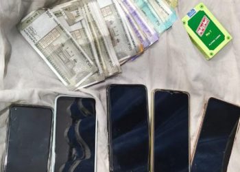 जबलपुर बेलबाग पुलिस का जुए के फड पर छापा, 7 जुआडी गिरफ्तार, नगद 8 हजार 450 रूपये एवं 5 मोबाईल जप्त थाना प्रभारी बेलबाग सुश्री प्रियंका केवट ने बताया कि आज दिनॉक 15-11-22 को शाम लगभग 6-45 बजे विश्वसनीय मुखबिर की सूचना पर आकांक्ष अस्पताल के पास झोपड़ी के पीछे बिजली के खम्बे के नीचे जुआ खेलते हुये राहुल ठाकुर एव अमन उर्फ काली सोनकर , दोनो निवासी आकांक्षा अस्पताल के सामने, अनमोल सोनकर, दीपेश सोनकर, दोनों निवासी खटीक मोहल्ला, अमन सोनकर, अनमोल सोनकर, करण सोनकर, निवासी घमापुर चौक के पास को ताश पत्तेां पर हारजीत का दांव लगाकर जुआ खेलते हुये रंगे हाथ पकडा गया कब्जे से नगद 8 हजार 450 रूपये एवं 5 एन्ड्राईयड मोबाईल जप्त करते हुये सभी के विरूद्ध धारा 13 जुआ एक्ट के तहत कार्यवाही की जा रही है। *उल्लेखनीय भूमिका-* जुआडियों को रंगे हाथ पकडने में प्रधान आरक्षक मनोज विश्वकर्मा, प्रेम विश्वकर्मा, शिवशंकर यादव, सत्येन्द्र यादव, मनीष बघेल, दीपक मिश्रा की सराहनीय भूमिका रही। *आटो में अवैध रूप से घरेलू गैस सिलेण्डर से गैस रिफलिंग करते आरोपी गिरफ्तार, घरेलू गैस सिलेण्डर, इलेक्ट्रानिक तराजू एवं विधुत मोटर तथा गैस रिफलिंग के नगदी 480 रूपये जप्त* थाना प्रभारी गोहलपुर श्री विजय तिवारी ने बताया कि आज दिंनाक 195-11-22 को विश्वसनीय मुखबिर से सूचना मिली कि चण्डालभाटा टा्रंसपोर्ट नगर मे प्रेम आटो मोबाईल के पास कंजड मोहल्ला बेलबाग निवासी रूपेश जाट घरेलू गैस सिलेण्डर से सवारी आटो में अवैध रूप से रिफिलिंग कर रहा है। सूचना पर तत्काल दबिश दी गयी, गैस रिफिलिंग करा रहा आटो चालक पुलिस को देखकर भाग गया। कंजड मोहल्ला निवासी रूपेश जाट उम्र 29 वर्ष को अभिरक्षा में लेते हुये 1 घरेलू गैस सिलेण्डर, 1 इलेक्ट्रानिक तराजू, 1 विधुत मोटर, तथा गैस भराई के नगद 480 रूपये जप्त करते हुये रूपेश जाट के विरूद्ध धारा 285, 34 भादवि एवं 3, 7 ईसी एक्ट के तहत कार्यवाही की गयी है। *उल्लेखनीय भूमिका-* आरोपी को घरेलू गैस सिलेण्डर से आटो में गैस रिफलिंग करते हुए रंगे हाथ पकड़ने में उप निरीक्षक लवकुश साकेत, प्रधान आरक्षक मनीष, सादिक, आरक्षक धीरेन्द्र एवं अजय की सराहनीय भूमिका रही। *बेलबाग पुलिस का जुए के फड पर छापा, 7 जुआडी गिरफ्तार, नगद 8 हजार 450 रूपये एवं 5 मोबाईल जप्त*
थाना प्रभारी बेलबाग सुश्री प्रियंका केवट ने बताया कि आज दिनॉक 15-11-22 को शाम लगभग 6-45 बजे विश्वसनीय मुखबिर की सूचना पर आकांक्ष अस्पताल के पास झोपड़ी के पीछे बिजली के खम्बे के नीचे जुआ खेलते हुये राहुल ठाकुर एव अमन उर्फ काली सोनकर , दोनो निवासी आकंाक्षा अस्पताल के सामने, अनमोल सोनकर, दीपेश सोनकर, दोनों निवासी खटीक मोहल्ला, अमन सोनकर, अनमोल सोनकर, करण सोनकर, निवासी घमापुर चौक के पास को ताश पत्तेां पर हारजीत का दांव लगाकर जुआ खेलते हुये रंगे हाथ पकडा गया कब्जे से नगद 8 हजार 450 रूपये एवं 5 एन्ड्राईयड मोबाईल जप्त करते हुये सभी के विरूद्ध धारा 13 जुआ एक्ट के तहत कार्यवाही की जा रही है।
*उल्लेखनीय भूमिका-* जुआडियों को रंगे हाथ पकडने में प्रधान आरक्षक मनोज विश्वकर्मा, प्रेम विश्वकर्मा, शिवशंकर यादव, सत्येन्द्र यादव, मनीष बघेल, दीपक मिश्रा की सराहनीय भूमिका रही।
*आटो में अवैध रूप से घरेलू गैस सिलेण्डर से गैस रिफलिंग करते आरोपी गिरफ्तार, घरेलू गैस सिलेण्डर, इलेक्ट्रानिक तराजू एवं विधुत मोटर तथा गैस रिफलिंग के नगदी 480 रूपये जप्त*
थाना प्रभारी गोहलपुर श्री विजय तिवारी ने बताया कि आज दिंनाक 195-11-22 को विश्वसनीय मुखबिर से सूचना मिली कि चण्डालभाटा टा्रंसपोर्ट नगर मे प्रेम आटो मोबाईल के पास कंजड मोहल्ला बेलबाग निवासी रूपेश जाट घरेलू गैस सिलेण्डर से सवारी आटो में अवैध रूप से रिफिलिंग कर रहा है। सूचना पर तत्काल दबिश दी गयी, गैस रिफिलिंग करा रहा आटो चालक पुलिस को देखकर भाग गया। कंजड मोहल्ला निवासी रूपेश जाट उम्र 29 वर्ष को अभिरक्षा में लेते हुये 1 घरेलू गैस सिलेण्डर, 1 इलेक्ट्रानिक तराजू, 1 विधुत मोटर, तथा गैस भराई के नगद 480 रूपये जप्त करते हुये रूपेश जाट के विरूद्ध धारा 285, 34 भादवि एवं 3, 7 ईसी एक्ट के तहत कार्यवाही की गयी है।
*उल्लेखनीय भूमिका-* आरोपी को घरेलू गैस सिलेण्डर से आटो में गैस रिफलिंग करते हुए रंगे हाथ पकड़ने में उप निरीक्षक लवकुश साकेत, प्रधान आरक्षक मनीष, सादिक, आरक्षक धीरेन्द्र एवं अजय की सराहनीय भूमिका रही।