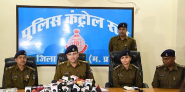 पूजा पाठ करके रूपये 10 गुना करने का झांसा देकर धोखाधड़ी करने वाला ढोंगी बाबा कृष्ण कुमार नामदेव गिरफ्तार* नगद 70 हजार रूपये एवं धोखाधड़ी के रूपयों से खरीदे हुये सोने के जेवर वजनी 70 ग्राम , चांदी के जेवर वजनी 400 ग्राम, एवं 1 मोटर सायकिल तथा 20 लाख रूपये के नकली नोट जप्त* अपराध जिनमें गिरफ्तारी की गयी :- थाना संजीवनीनगर - अप क्र. 390/22 धारा 420 भा.द.वि. थाना रांझी अप क्र. 993/22 धारा 420,506,34 भा.द.वि. , अप क्र. 1001/22 धारा 420,34 भादवि, अप क्र. 1002 धारा 420 भा.द.वि. , अप क्र. 1005/22 धारा 420 भा.द.वि. , अप क्र.1006/22 धारा 420 भा.द.वि. नाम पता गिरफ्तार आरोपी - कृष्ण कुमार नामदेव पिता बाबूलाल नामदेव उम्र 35 वर्ष वर्तमान निवासी आई.बी.टी.सी. लम्हेटा घाट जप्ती-* सोने का 1 हार, 1 मगंलसूत्र, 1 चेन, 1 अंगूठी 1 झूमकी, 1 जोडी टप्स, चांदी की 1 जोड पायल, 1 हाफ करधन, पैशन मोटर सायकल, नगदी 70 हजार रूपये, 1 चैक बुक, तथा 20 लाख रूपये के नकली नोट, एवं सोने जैसे दिखने वाली 50 मुहर, 1 पास बुक, 1 चैक बुक *घटना विवरण-* पुलिस अधीक्षक जबलपुर श्री सिद्धार्थ बहुगुणा (भा.पु.से.) से मनोहर सिंह ठाकुर निवासी गौतम मढिया थाना संजीवनी नगर ने तथा प्रीति कार्यमोरे एवं सुनीता बेन, तथा मनीष चक्रवर्ती एवं विजय सिंह ठाकुर ने रूपये 10 गुना करने के नाम पर तथा लक्ष्मी कुरील ने बच्चे के लिये पूजा पाठ करने के नाम पर कृष्ण कुमार द्वारा धोखाधडी किये जाने की शिकायत की थी । *पुलिस अधीक्षक जबलपुर श्री सिद्धार्थ बहुगुणा (भा.पु.से.)* द्वारा शिकायतों को गम्भीरता से लेते हुये जांच कर तत्काल वैधानिक कार्यवाही किये जाने हेतु आदेशित किये जाने पर थाना संजीवनी नगर चौकी धनवंतरी नगर में 1 अपराधं मनोहर सिंह ठाकुर की रिपोर्ट पर अप क्र. 390/22 धारा 420 भादवि तथा थाना रांझी में 5 अपराध, प्रीति कार्यमोरे की रिपोर्ट पर अप क्र. 993/22 धारा 420,506,34 भा.द.वि. , लक्ष्मी कुरील की रिपोर्ट पर अप क्र. 1001/22 धारा 420,34 भादवि, सुनीता बेन की रिपोर्ट पर अप क्र. 1002 धारा 420 भा.द.वि., मनीष चक्रवर्ती की रिपोर्ट पर अप क्र. 1005/22 धारा 420 भा.द.वि. तथा विजय सिंह ठाकुर की रिपोर्ट पर अप क्र.1006/22 धारा 420 भा.द.वि. का अपराध ंपजीबद्ध कर विवेचना में लियां गया। *पुलिस अधीक्षक जबलपुर श्री सिद्धार्थ बहुगुणा (भा.पु.से.)* द्वारा लोगो से पूजा पाठ के नाम पर एवं पैसा 10 गुना करने का झांसा देकर धोखाधडी करने वाले आरोपी को शीघ्र पतासाजी कर गिरफ्तार किये जाने हेतु आदेशित किये जाने पर अति. पुलिस अधीक्षक शहर दक्षिण श्री संजय अग्रवाल एवं नगर पुलिस अधीक्षक गोरखपुर सुश्री प्रतिष्ठा राठौर के मार्गदर्शन में, थाना प्रभारी संजीवनी नगर सुश्री शोभना मिश्रा एवं चौकी प्रभारी धनवंतरी नगर उप निरीक्षक सतीश झारिया के नेतृत्व मे टीम गठित कर लगायी गई । टीम द्वारा सरगर्मी से तलाश पतासाजी करते हुये पूजा पाठ कर रूपये 10 गुना करने के नाम पर धोखाधडी करने वाले कृष्ण कुमार नामदेव उम्र 35 वर्ष को अंधमूक बायपास के पास से अभिरक्षा मे लेकर सघन पूछताछ की गयी जिसने बताया कि वह थाना खमरिया ग्राम पिपरिया का रहने वाला है उसके पिता पिपरिया का मकान बेचकर रांझी इन्द्रानगर मे किराये के मकान मे रहने लगे थे, 15-16 साल की उम्र में वह सब्जी का ठेला लगाता था, फिर फल का ठेला लगाने लगा तथा कुछ दिन कटंगा मे बेलदारी का काम भी किया था, फिर गोहलपुर मे अपने भाई रामजी के साथ चाय का ठेला लगाने लगा। उसी दोैरान ग्वारीघाट निवासी रंजीत से उसकी मुलाकात हुई जो गडा धन निकालने की कला दिखा कर धोखाधडी करता था, वह रंजीत के साथ इलाहाबाद गया था जहॅां पर कुछ लोगो के घर मंे गडा धन निकालने का कहकर 4000 - 5000 रूपये लिये थे, गडा धन निकालते समय मटकी मे मिट्टी के साथ चांदी के 4 -5 सिक्के रख देते थे और लोगो को धोखा देकर पैसा ले लेते थे । वह इलाहाबाद से गुडिया नाम की महिला को भगा लाया था जिसके दो बच्चे थे, जो वर्तमान में चित्रकूट में रह रही है। वर्ष 2011 मे हनुमानताल में एक महिला को झांसा देकर जमीन में गड़ा धन निकालने के लिये 10 हजार रूपये लिया था और उसके घर मे पूजा पाठ करने का ढोंग करके एक पीतल का लोटा निकाल कर दिखाया था जिसमे नकली ज्वेलरी और कुछ असली भी रखा था । तब वह हनुमानताल में पकडा गया था और जेल चला गया था । वर्ष 2017 मे अधारताल मे किराये का मकान लिया था और वहां पर कालीजी की प्रतिमा रख कर दरबार बनाया था पूजा पाठ करके लोगो की समस्या का निवारण करने की बात करके लोगो से पूजा पाठ के लिये पैसा लेता था और पूजा पाठ करवाता था, तथा और लोगो को जोडने के लिये घर मे जवारा भी बोता था और लोगो को जोडता था । लोगो को बताया कि उसे माता की कृपा से नोट को चार गुना तक बढाने की शक्ति प्राप्त है जिसमे पूजा पाठ के लिये पैसा खर्च करना पडता है । लोगो को दिखाने के लिये नकली नोटो का बंडल खरीद लिया था और कुछ नये नोटो का असली बंडल भी रखता था फिर उनके सामने पूजा पाठ करके नोटो की गडंडी दिखाता था और उसमे से पैसे खर्च करने के लिये भी देता था । वर्ष 2018-19 मे रांझी मे विजय ठाकुर , माधव कोरी , सुनीता बेन एवं अधारताल की प्रीति के घर जाकर उनके घर मे पूजा किया उन लोगो को हवन के लिये बाहर करके घर मे नोटो की गड्डी रख दिया फिर जब वह वापस आये तो उनको नोटो की गड्डी दिखा दिया । लोगो से लिये पैसे से घरेलू सामान एवं मोटर सायकल तथा सोने चांदी के जेवरात जिसमें सोने का हार , मंगलसूत्र , झूमकी , अंगूठी , टप्स, चेन एवं चांदी की पायल , हाफ करधन , चांदी की सिल्ली , जेंटस अंगूठी खरीदा था, जब पैसे नही थे तब चांदी की सिल्ली , जेंटस अंगूठी , और एक चैन इलाहाबाद मे बेच दिया था तथा कुछ जेवरात को गिरवी रख दिया था, 4 महीने पहले एक पैशन मोटर सायकल 63 हजार रूपये में रसल चौक से सेकंड हैेंड खरीदा था। प्राची लाज में रुककर हीरा सिंह ठाकुर , मनोहर सिंह ठाकुर , दिनेश विश्वकर्मा , विजय सिंह ठाकुर को फंसाया था हीरा सिंह ठाकुर को पहले लाज मे ही नोट गिरा कर दिखाया था जिससे हीरा सिंह को विश्वास हो गया जिसने विजय सिंह से मिलवाया था, दोनों को तिलवारा मंे विजय के घर में नोट गिरा कर दिखाया था , फिर मनोहर सिंह ठाकुर को घर में 28 लाख रूपये गिराकर दिखाया और 80 लाख रूपये गिराने के लिये बोलकर 6 लाख 25 हजार रूपये लिया था, 6 लाख 25 हजार रूपये में से और लोगो को जोडने के लिये एवं स्वंय का प्रचार करने के लिये करीब 3 लाख रूपये खर्च कर गणेश जी की स्थापना तिलवारा मे की थी, प्रतिदिन भंडारा कराकर लोगो को आकर्षित कर रहा था। शहपुरा से कुछ लोग गणेश जी के दर्शन के लिये आते थे जिन्हें स्वंय के बारे मे बताते हुये पैसे गिराने की शक्ति एवं जिनको बच्चे नही होते उनको बच्चा के लिये पूजा पाठ करने की शक्ति के बारे मे बताया था । लोगो सेे ठगी करके अपने लिये सोने चांदी के जेवरात , मोटर सायकल , गृहस्ती का सामान लिया तथा अपने ऐशो-आराम एवं लोगो को आकर्षित करने के लिये प्रचार प्रसार मे पैसे खर्च करता था जिससे और अधिक लोगो को जोड़ कर उनसे और बडी रकम की धोखाधड़ी कर लेता । आरोपी कृष्ण कुमार नामदेव को विधिवत गिरफ्तार कर मान्नीय न्यायालय के समक्ष पेश किया जा रहा है। *उल्लेखनीय भूमिका-* लागों से रूपये 10 गुना करने एवं बच्चे के लिये पूजा पाठ करने के नाम पर धोखाधड़ी कर लाखों रूपये हड़पने वाले आरोपी को गिरफ्तार करने में थाना प्रभारी संजीवनीनगर सुश्री शोभना मिश्रा , चौकी प्रभारी धनवंतरी नगर उप निरीक्षक सतीश झारिया , आरक्षक नितिन मिश्रा,राहुल सिंह, राजकुमार बघेल, यशवंत कौरव, जितेन्द्र यादव , सायबर से आरक्षक अमित पटेल की सराहनीय भूमिका रही। पूजा पाठ करके रूपये 10 गुना करने का झांसा देकर धोखाधड़ी करने वाला ढोंगी बाबा कृष्ण कुमार नामदेव गिरफ्तार*
नगद 70 हजार रूपये एवं धोखाधड़ी के रूपयों से खरीदे हुये सोने के जेवर वजनी 70 ग्राम , चांदी के जेवर वजनी 400 ग्राम, एवं 1 मोटर सायकिल तथा 20 लाख रूपये के नकली नोट जप्त*
अपराध जिनमें गिरफ्तारी की गयी :-
थाना संजीवनीनगर - अप क्र. 390/22 धारा 420 भा.द.वि.
थाना रांझी अप क्र. 993/22 धारा 420,506,34 भा.द.वि. , अप क्र. 1001/22 धारा 420,34 भादवि, अप क्र. 1002 धारा 420 भा.द.वि. , अप क्र. 1005/22 धारा 420 भा.द.वि. , अप क्र.1006/22 धारा 420 भा.द.वि.
नाम पता गिरफ्तार आरोपी -
कृष्ण कुमार नामदेव पिता बाबूलाल नामदेव उम्र 35 वर्ष वर्तमान निवासी आई.बी.टी.सी. लम्हेटा घाट
जप्ती-* सोने का 1 हार, 1 मगंलसूत्र, 1 चेन, 1 अंगूठी 1 झूमकी, 1 जोडी टप्स, चांदी की 1 जोड पायल, 1 हाफ करधन, पैशन मोटर सायकल, नगदी 70 हजार रूपये, 1 चैक बुक, तथा 20 लाख रूपये के नकली नोट, एवं सोने जैसे दिखने वाली 50 मुहर, 1 पास बुक, 1 चैक बुक
*घटना विवरण-* पुलिस अधीक्षक जबलपुर श्री सिद्धार्थ बहुगुणा (भा.पु.से.) से मनोहर सिंह ठाकुर निवासी गौतम मढिया थाना संजीवनी नगर ने तथा प्रीति कार्यमोरे एवं सुनीता बेन, तथा मनीष चक्रवर्ती एवं विजय सिंह ठाकुर ने रूपये 10 गुना करने के नाम पर तथा लक्ष्मी कुरील ने बच्चे के लिये पूजा पाठ करने के नाम पर कृष्ण कुमार द्वारा धोखाधडी किये जाने की शिकायत की थी ।
*पुलिस अधीक्षक जबलपुर श्री सिद्धार्थ बहुगुणा (भा.पु.से.)* द्वारा शिकायतों को गम्भीरता से लेते हुये जांच कर तत्काल वैधानिक कार्यवाही किये जाने हेतु आदेशित किये जाने पर थाना संजीवनी नगर चौकी धनवंतरी नगर में 1 अपराधं मनोहर सिंह ठाकुर की रिपोर्ट पर अप क्र. 390/22 धारा 420 भादवि तथा थाना रांझी में 5 अपराध, प्रीति कार्यमोरे की रिपोर्ट पर अप क्र. 993/22 धारा 420,506,34 भा.द.वि. , लक्ष्मी कुरील की रिपोर्ट पर अप क्र. 1001/22 धारा 420,34 भादवि, सुनीता बेन की रिपोर्ट पर अप क्र. 1002 धारा 420 भा.द.वि., मनीष चक्रवर्ती की रिपोर्ट पर अप क्र. 1005/22 धारा 420 भा.द.वि. तथा विजय सिंह ठाकुर की रिपोर्ट पर अप क्र.1006/22 धारा 420 भा.द.वि. का अपराध ंपजीबद्ध कर विवेचना में लियां गया।
*पुलिस अधीक्षक जबलपुर श्री सिद्धार्थ बहुगुणा (भा.पु.से.)* द्वारा लोगो से पूजा पाठ के नाम पर एवं पैसा 10 गुना करने का झांसा देकर धोखाधडी करने वाले आरोपी को शीघ्र पतासाजी कर गिरफ्तार किये जाने हेतु आदेशित किये जाने पर अति. पुलिस अधीक्षक शहर दक्षिण श्री संजय अग्रवाल एवं नगर पुलिस अधीक्षक गोरखपुर सुश्री प्रतिष्ठा राठौर के मार्गदर्शन में, थाना प्रभारी संजीवनी नगर सुश्री शोभना मिश्रा एवं चौकी प्रभारी धनवंतरी नगर उप निरीक्षक सतीश झारिया के नेतृत्व मे टीम गठित कर लगायी गई ।
टीम द्वारा सरगर्मी से तलाश पतासाजी करते हुये पूजा पाठ कर रूपये 10 गुना करने के नाम पर धोखाधडी करने वाले कृष्ण कुमार नामदेव उम्र 35 वर्ष को अंधमूक बायपास के पास से अभिरक्षा मे लेकर सघन पूछताछ की गयी जिसने बताया कि वह थाना खमरिया ग्राम पिपरिया का रहने वाला है उसके पिता पिपरिया का मकान बेचकर रांझी इन्द्रानगर मे किराये के मकान मे रहने लगे थे, 15-16 साल की उम्र में वह सब्जी का ठेला लगाता था, फिर फल का ठेला लगाने लगा तथा कुछ दिन कटंगा मे बेलदारी का काम भी किया था, फिर गोहलपुर मे अपने भाई रामजी के साथ चाय का ठेला लगाने लगा। उसी दोैरान ग्वारीघाट निवासी रंजीत से उसकी मुलाकात हुई जो गडा धन निकालने की कला दिखा कर धोखाधडी करता था, वह रंजीत के साथ इलाहाबाद गया था जहॅां पर कुछ लोगो के घर मंे गडा धन निकालने का कहकर 4000 - 5000 रूपये लिये थे, गडा धन निकालते समय मटकी मे मिट्टी के साथ चांदी के 4 -5 सिक्के रख देते थे और लोगो को धोखा देकर पैसा ले लेते थे । वह इलाहाबाद से गुडिया नाम की महिला को भगा लाया था जिसके दो बच्चे थे, जो वर्तमान में चित्रकूट में रह रही है।
वर्ष 2011 मे हनुमानताल में एक महिला को झांसा देकर जमीन में गड़ा धन निकालने के लिये 10 हजार रूपये लिया था और उसके घर मे पूजा पाठ करने का ढोंग करके एक पीतल का लोटा निकाल कर दिखाया था जिसमे नकली ज्वेलरी और कुछ असली भी रखा था । तब वह हनुमानताल में पकडा गया था और जेल चला गया था ।
वर्ष 2017 मे अधारताल मे किराये का मकान लिया था और वहां पर कालीजी की प्रतिमा रख कर दरबार बनाया था पूजा पाठ करके लोगो की समस्या का निवारण करने की बात करके लोगो से पूजा पाठ के लिये पैसा लेता था और पूजा पाठ करवाता था, तथा और लोगो को जोडने के लिये घर मे जवारा भी बोता था और लोगो को जोडता था । लोगो को बताया कि उसे माता की कृपा से नोट को चार गुना तक बढाने की शक्ति प्राप्त है जिसमे पूजा पाठ के लिये पैसा खर्च करना पडता है । लोगो को दिखाने के लिये नकली नोटो का बंडल खरीद लिया था और कुछ नये नोटो का असली बंडल भी रखता था फिर उनके सामने पूजा पाठ करके नोटो की गडंडी दिखाता था और उसमे से पैसे खर्च करने के लिये भी देता था ।
वर्ष 2018-19 मे रांझी मे विजय ठाकुर , माधव कोरी , सुनीता बेन एवं अधारताल की प्रीति के घर जाकर उनके घर मे पूजा किया उन लोगो को हवन के लिये बाहर करके घर मे नोटो की गड्डी रख दिया फिर जब वह वापस आये तो उनको नोटो की गड्डी दिखा दिया । लोगो से लिये पैसे से घरेलू सामान एवं मोटर सायकल तथा सोने चांदी के जेवरात जिसमें सोने का हार , मंगलसूत्र , झूमकी , अंगूठी , टप्स, चेन एवं चांदी की पायल , हाफ करधन , चांदी की सिल्ली , जेंटस अंगूठी खरीदा था, जब पैसे नही थे तब चांदी की सिल्ली , जेंटस अंगूठी , और एक चैन इलाहाबाद मे बेच दिया था तथा कुछ जेवरात को गिरवी रख दिया था, 4 महीने पहले एक पैशन मोटर सायकल 63 हजार रूपये में रसल चौक से सेकंड हैेंड खरीदा था।
प्राची लाज में रुककर हीरा सिंह ठाकुर , मनोहर सिंह ठाकुर , दिनेश विश्वकर्मा , विजय सिंह ठाकुर को फंसाया था हीरा सिंह ठाकुर को पहले लाज मे ही नोट गिरा कर दिखाया था जिससे हीरा सिंह को विश्वास हो गया जिसने विजय सिंह से मिलवाया था, दोनों को तिलवारा मंे विजय के घर में नोट गिरा कर दिखाया था , फिर मनोहर सिंह ठाकुर को घर में 28 लाख रूपये गिराकर दिखाया और 80 लाख रूपये गिराने के लिये बोलकर 6 लाख 25 हजार रूपये लिया था, 6 लाख 25 हजार रूपये में से और लोगो को जोडने के लिये एवं स्वंय का प्रचार करने के लिये करीब 3 लाख रूपये खर्च कर गणेश जी की स्थापना तिलवारा मे की थी, प्रतिदिन भंडारा कराकर लोगो को आकर्षित कर रहा था। शहपुरा से कुछ लोग गणेश जी के दर्शन के लिये आते थे जिन्हें स्वंय के बारे मे बताते हुये पैसे गिराने की शक्ति एवं जिनको बच्चे नही होते उनको बच्चा के लिये पूजा पाठ करने की शक्ति के बारे मे बताया था ।
लोगो सेे ठगी करके अपने लिये सोने चांदी के जेवरात , मोटर सायकल , गृहस्ती का सामान लिया तथा अपने ऐशो-आराम एवं लोगो को आकर्षित करने के लिये प्रचार प्रसार मे पैसे खर्च करता था जिससे और अधिक लोगो को जोड़ कर उनसे और बडी रकम की धोखाधड़ी कर लेता ।
आरोपी कृष्ण कुमार नामदेव को विधिवत गिरफ्तार कर मान्नीय न्यायालय के समक्ष पेश किया जा रहा है।
*उल्लेखनीय भूमिका-* लागों से रूपये 10 गुना करने एवं बच्चे के लिये पूजा पाठ करने के नाम पर धोखाधड़ी कर लाखों रूपये हड़पने वाले आरोपी को गिरफ्तार करने में थाना प्रभारी संजीवनीनगर सुश्री शोभना मिश्रा , चौकी प्रभारी धनवंतरी नगर उप निरीक्षक सतीश झारिया , आरक्षक नितिन मिश्रा,राहुल सिंह, राजकुमार बघेल, यशवंत कौरव, जितेन्द्र यादव , सायबर से आरक्षक अमित पटेल की सराहनीय भूमिका रही।