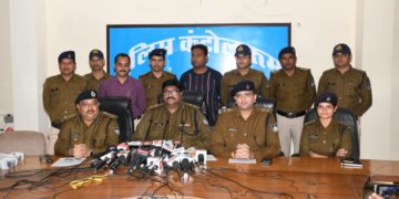 जबलपुर- थाना तिलवारा अंतर्गत मेखला रिसोर्ट में युवती की हुई सनसनीखेज हत्या का खुलासा, आरोपी गिरफ्तार

थाना तिलवारा- अपराध क्रमांक 424/22 धारा 302, 201 भा.द.वि.

नाम पता गिरफ्तार आरोपी - हेमंत भदाणे पिता राजेन्द्र भदाणे उम्र-29 वर्ष निवासी राधाकण्ण नगर नासिक महाराष्ट्र*

*जप्ती -* मृतिका का मोबाईल, ए.टी.एम कार्ड, चैन, कान की बाली, नगदी 1 लाख 52 हजार 450 रूपये जो एटीएम से निकाले थे, जप्त।

*घटना विवरण-* थाना तिलवारा में दिनॉक 8-11-22 को मेखला रिसार्ट (होटल) में एक युवती की हत्या होने की सूचना पर थाना प्रभारी तिलवारा श्री लक्ष्मण सिंह झारिया हमराह स्टाफ के पहुचे जहॉ अनुप वैदेही ने बताया कि वह मेखला रिसार्ट (होटल) में केशियर की नौकरी करता है दिनांक 06.11.2022 को काउन्टर मे बैठा था तभी दोपहर करीब 12 बजे एक लडका और एक लडकी काउन्टर पर आए लडके ने अपना नाम अभिजीत पाटीदार निवासी गुजरात और लडकी ने अपना नाम राखी मिश्रा बताया, जो बोले तीन दिन तक होटल मे रूकना है दोनो अपनी पहचान हेतु मेरे मोबाईल पर आधारकार्ड व्हाटसप किए उसके द्वारा होटल मे रखा चैकिंग इन, चैकिंग आउट रजिस्टर मे क्रमांक 454 पर एन्ट्री किया गया, रजिस्टर पर लडके ने हस्ताक्षर किया और उस पर मोबाईल नम्बर लिखा उसके द्वारा दोनो लडका-लडकी को होटल के पहले फ्लोर के कमरा नंबर 05 में डबल बैडरूम किराए पर दिया गया। दोनो लडका लडकी कमरे मे चले गए थे उसके द्वारा एडवांस बतौर 1500/-रू नगद लिए गए थे। शाम को दोनो लडका लडकी बाहर घुमने गए बाद मे लडका वापस होटल आया लडके के साथ लडकी नही आई थी । रात्रि मे एवं दिनांक 07.11.2022 को दोपहर का खाना लडके ने होटल पर ही खाया था और दोपहर लगभग 01-30 बजे बाहर घूमने के लिए गया था। शाम लगभग 04 बजे लडका और लडकी वापस होटल मे आए और कमरे मे चले गए एवं शाम करीब 05-30 बजे लडका पुनः अकेला बाहर घूमने चला गया था, उसके बाद उस लडके को वापस होटल मे आते नही देखा ।
दिनांक 08.11.2022 को दोपहर करीबन 12 बजे तक लडका और लडकी के द्वारा किसी प्रकार का कोई चाय नाश्ता का आर्डर नही देने से कमरे का दरवाजा खटखटाकर आवाज दिए, अंदर से कोई आवाज नही आई तो उसने और होटल मे काम करने वाले पप्पू काछी ने मास्टर चाबी से कमरा नंबर 05 का दरवाजा खोला, अंदर देखे कि लडकी बिस्तर पर रजाई से ढकी हुई पडी थी, बिस्तर के चादर में खून लगा हुआ था एवं फर्श मे भी खून गिरा हुआ था । लडकी के हाथ की कलाई एवं गले में कटने का निशान था, 2 ब्लेड जिसमें से एक बिस्तर पर एवं एक फर्श पर पड़ी हुई थी ।
घटित हुई घटना से वरिष्ठ अधिकारियों को अवगत कराया गया, सूचना पर पुलिस अधीक्षक जबलपुर श्री सिद्धार्थ बहुगुणा (भा.पु.से.) के निर्देश पर नगर पुलिस अधीक्षक बरगी सुश्री प्रियंका शुक्ला (भा.पु.से.) एवं एफएसएल डाक्टर सुश्री नीता जैन, डॉग स्कवाड, फिंगर प्रिंट निरीक्षक श्री अखिलेश चौकसे मौके पर पहुंचे।
वरिष्ठ अधिकारी एवं एफ.एस.एल. तथा फिंगर प्रिंट टीम की उपस्थति में पंचनामा कार्यवाही कर शव को पीएम हेतु भिजवाते हुये मर्ग कायम कर जांच में लिया गया।
जांच के दौरान घटना स्थल पर फिंगर प्रिंट प्रभारी निरीक्षक श्री अखिलेश चौकसे द्वारा घटना स्थल से फिंगर प्रिंट सुरक्षित किये गये।
चूंकि आरोपी के द्वारा अपनी आधार आई.डी अभिजीत पाटीदार और म्रतक लडकी की आधार आई.डी राखी शर्मा के नाम से दी गई थी जो विवेचना को दौरान दोनो आधार आई.डी फेक पाई गई म्रतक लडकी की पहचान कुमारी शिल्पा झारिया पिता गुलाब प्रसाद झारिया 21 वर्ष निवासी भोका देवरी थाना कुंडम के रूप मे हुई ।
उक्त संपूर्ण परिस्थिति जन्य साक्ष्य से यह पाया गया कि मेखला रिसार्ट के चैक इन-चैक आउट रजिस्टर पर दर्ज एवं दी गयी आधार आई डी के अनुसार अभिजीत पाटीदार के व्दारा मृतिका का नाम पता छुपा कर फेक आई डी देकर मेखला रिसार्ट होटल मे रूका और उसकी हत्या कर फरार हो गया। आरोपी के विरूद्ध 424/22 धारा 302,201 भादवि का अपराध ंपजीबद्ध कर विवेचना मे लिया गया।
उपरोक्त घटित हुई सनसनीखेज घटना को जबलपुर पुलिस ने चुनौती के रूप में लिया। अतिरिक्त पुलिस महानिदेशक जबलपुर जोन जबलपुर श्री उमेश जोगा (भा.पु.से.) एवं उप पुलिस महानिरीक्षक जबलपुर रेंज जबलपुर श्री आर.आर. सिंह परिहार (भा.पु.से.) के मार्गदर्शन तथा पुलिस अधीक्षक जबलपुर श्री सिद्धार्थ बहुगुणा (भा.पु.से.) के निर्देशन में अति.पुलिस अधीक्षक ग्रामीण श्री शिवेश सिंह बघेल , नगर पुलिस अधीक्षक बरगी सुश्री प्रिंयका शुक्ला (भा.पु.से) द्वारा आरोपी की तलाश पतासाजी हेतु टीमे लगायी गयी जो नागपुर ,गुजरात , बिहार , राजस्थान भेजी गई थी ।
चूंकि आरोपी अभिजीत पाटीदार का जबलपुर कोतवाली में भी पूर्व में धारा 420 भा.द.वि. का पंजीबध्द होने से और आरोपी का पता ठिकाना गलत होने से फिंगर प्रिंट निरीक्षक श्री अखिलेश चौकसे के द्वारा घटना स्थल पर मिले चंास फिंगर प्रिंट का मिलान नेफिस सिस्टम में निवेशित करने पर महाराष्ट्र नासिक के अपराध क्र. 122/14 धारा 394,279,337,338,427 भादवि के आरोपी हेमंत भदाणे पिता राजेन्द्र भदाणे उम्र-29 वर्ष निवासी राधाकण्ण नगर नासिक महाराष्ट्र के रूप में हुई जो कि आदतन मोटर सायकिल चोरी करने का आरोपी होना पाया गया जिसके विरूद्ध महाराष्ट्र में कुल 37 अपराध पंजीबद्ध होना पाये गये।
विवेचना दौरान टेक्सी ड्रायवर के द्वारा बताया गया कि आरोपी ने दिनांक 07/11/22 को उसकी टेक्सी से लखनादौन जाते समय रास्ते में ए.टी.एम से रूपया निकाला था उक्त जानकारी मिलने पर बैंक से जानकारी ली गई बैंक से घटना दिनांक समय का फुटेज एवं ट्रांजेक्सन की डिटेल ली गई तो जानकारी प्राप्त हुई कि उक्त समय में शिल्पा झारिया के एकाउंट से पैसे की निकासी हुई है ।
सायबर सेल के माध्यम से भी आरोपी तक पहुंचने का हर संभव प्रयास किये जा रहे थे । आरोपी लगातार अपना स्थान बदल रहा था जो पिछले 10 दिनो में लगभग 4000 कि.मी. एक राज्य से दूसरे राज्य भाग कर प्रतिदिन मृतिका के ए.टी.एम से 20 हजार रूपये निकाला करता था।
लगायी गयी टीम में आरोपी का पीछा करते हुये उनि अभिषेक कैथवास हमराह आरक्षक हरिसिंह क्राईम ब्रांच के सउनि धनंजय सिंह, सउनि म्रदुलेश शर्मा, प्र.आर.शेषनारायण, आरक्षक मुकुल गौतम, मुकेश परिहार एवं सायबर सेल के आरक्षक नवनीत चक्रवर्ती की टीम पहले नागपुर पहुचंी थी, इसी टीम को बाद में बिहार भी भेजा गया तथा सूरत गुजरात में उप निरीक्षक अनिल गौर , प्र.आर.सुग्रीव तिवारी , आर.अरविन्द बालाराम को भेजा गया एवं अजमेर राजस्थान, चण्डीगढ पंजाब में उप-निरी रजनीश मिश्रा ,आरक्षक त्रिलोक ,आरक्षक हरिसिंह, अभिदीप भट्टाचार्य, .आनंद यादव को भेजा गया,।
उल्लेखनीय है कि उप निरीक्षक रजनीश मिश्रा की टीम द्वारा आरोपी के रिवाड़ी हरियाणा, उना हिमाचलप्रदेश, चण्डीगढ, तथा राजस्थान के अलवर, अजमेर , सिरोही तक लगातार 4 दिनों तक लगभग 3500 कि.मी. तक पीछा करते हुये सी.सी.टीव्ही फुटेज खंगाले गये, बस स्टैण्ड एवं होटल चैक किये गये। इस दौरान विभन्न राज्यों में पदस्थ आई.पी.एस. अधिकारी श्री मृदुल (चण्डीगढ), श्री मनंदिर सिंह (पंजाब), सुश्री काम्या मिश्रा (बिहार), श्रैनिक लोधा (महाराष्ट्र) के द्वारा तत्काल वांछित मदद प्रदाय की गयी।
आरोपी का सायबर सेल के माध्यम से पीछा किया जा रहा था जो दिनांक 17/11/2022 को सुबह 08/00 बजे आरोपी के द्वारा अजमेर से ए.टी.एम से 20 हजार रूपये निकाले जाने की जानकारी मिलने पर पुलिस अधीक्षक जबलपुर श्री सिद्धार्थ बहुगुणा (भा.पु.से.) के द्वारा अजमेर के पुलिस अधीक्षक श्री चूनाराम (भा.पु.से.) तथा नगर पुलिस अधीक्षक बरगी सुश्री प्रियंका शुक्ला (भा.पु.से.) द्वारा 2019 के राजस्थान कैडर के आई.पी.एस. अधिकारी श्री सुमीत मेहरडा से तत्काल सर्म्पक कर आरोपी के संबंध में जानकारी दी गई, जिस पर पुलिस अधीक्षक अजमेर द्वारा एस.डी.ओ.पी. विजय सिंह के नेतृत्व में टीम गठित कर जिस ए.टी.एम से आरोपी के द्वारा पैसा निकाला गया था सीसीटीवी की फुटेज चैक करते हुये आरोपी की जानकारी ली गई, आऱोपी के बस में बैठकर अजमेर से बाहर जाने की जानकारी लगने पर थाना सवरूपागंज में सघन वाहन चौकिंग लगाई गई। सवरूपागंज थाना प्रभारी हरिसिंह राजपूत के द्वारा आरोपी को दिनांक 18/11/2022 को हिरासत में लिया गया।
आऱोपी ने पूछताछ पर अपना नाम हेमंत भदाणे पिता राजेन्द्र भदाणे उम्र-29 वर्ष निवासी राधाकण्ण नगर नासिक महाराष्ट्र बताते हुये बताया गया कि वह मृतिका शिल्पा से प्रेम करता था, शिल्पा के व्हाट्सएप में अन्य पुरूष के साथ फोटो देखने पर चरित्र पर शंका होने पर उसे समझाने का प्रयास किया, क्योकिं वह मृतिका शिल्पा से शादी करना चाहता था परंतु शिल्पा से जब भी वह फोन पर बात करना चाहता था, शिल्पा का मोबाईल हमेशा व्यस्त होने से संदेह ओैर गहराता गया, जिस कारण योजनाबध तरीके से शिल्पा की ब्लेड से हमला कर हत्या कर दी और हत्या करने के बाद मृतिका का मोबाईल, ए.टी.एम कार्ड, चैन, कान की बाली लेकर भाग गया।
आऱोपी हेमंत भदाणे के कब्जे से मृतिका का मोबाईल, ए.टी.एम कार्ड, चैन, कान की बाली, नगदी 1 लाख 52 हजार 450 रूपये जो एटीएम से निकाले थे, जप्त की गयी है ।
बैंक ऑफ महाराष्ट्र के अधिकारियों का रहा महत्वपूर्ण सहयोग- बैंक आफ महाराष्ट्रा जबलपुर के जोनल हैड श्री ओमकार कुमार, एवं सीनियर मैनेजर श्री अभिषेक जैसवाल से चर्चा करते हुये मृतिका के खाते से एटीएम के माध्यम से आरोपी के द्वारा निकाले जा रहे रूपयों के सम्बंध में जानकारी ली गयी जिन्होंने प्राथमिकता के आधार पर चाही गयी सभी जानकारियॉ वैधानिक रूप से उपलब्ध करायी।
*उल्लेखनीय भूमिका-* आऱोपी को गिरफ्तार करने में फिंगर प्रिंट निरीक्षक श्री अखिलेश चौकसे ,सायबर सेल में कार्यरत आरक्षक अमित पटेल, सौरभ, अरविंद, उनि अभिषेक कैथवास आरक्षक हरिसिंह क्राईम ब्रांच के सउनि धनंजय सिंह, सउनि म्रदुलेश शर्मा, प्र.आर.शेषनारायण, आरक्षक मुकुल गौतम, मुकेश परिहार एवं सायबर सेल के आर.नवनीत चक्रवर्ती गुजरात की टीम के उप-निरी अनिल गौर , प्र.आर. सुग्रीव तिवारी , आरक्षक अरविन्द, बालाराम राजस्थान, चण्डीगढ, पंजाब की टीम के उप-निरी रजनीश मिश्रा ,आरक्षक त्रिलोक ,हरिसिंह, अभिदीप भट्टाचार्य, आनंद यादव की सराहनीय भूमिका रही।