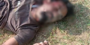 थाना भेडाघाट अंतर्गत धुआंधार की पहाड़िया में हुई अंधी हत्या का खुलासाघटना की जानकारी लगने पर पुलिस अधीक्षक जबलपुर सिद्धार्थ बहुगुणा पहुंचे थे घटना स्थल, अधिकारियों को आवश्यक दिशा निर्देश देते हुये आरोपी की पतासाजी कर शीघ्र गिरफ्तारी हेतु किया था आदेशित
पत्नि ने ही प्रेमी से मिलकर करवाई थी पति की हत्या, आरोपी पत्नि एवं पत्नि का प्रेमी दोनों गिरफ्तार
थाना भेडाघाट में दिनांक 17-11-22 को धुआधार पहाड़िया जामुन के पेड के पास पत्थरों में एक व्यक्ति के मृत पडे होने की सूचना पर तत्काल थाना प्रभारी भेडाघाट श्री शफीक खान हमराह स्टाफ के पहुंचे जहॉ एक अज्ञात व्यक्ति झाडियों एवं चट्टानों के बीच मृत अवस्था मे पडा था जिसके उपर एक बडा पत्थर रखा था तथा पेट से खूनबहकर जमीन पर फैला हुआ था। मौके पर उपस्थित दुर्गेश बर्मन उम्र 20 वर्ष निवासी भटियावारी धुआधार भेडाघाट ने बताया कि वह मछली मारने का काम करता है, सुबह 4 बजे नर्मदा नदी से मछली मारकर अपने घर में लाकर रखकर, मछली में ठंडक बनाये रखने के लिये धुआधार की पहाडिया में जामुन की पत्ती लेने सुबह 7 बजे आया था जहॉ देखा कि जामुन के पेड के पास पत्थरों के उपर एक व्यक्ति मृत अवस्था मे पडा था जिसके सिर पर पत्थर रखा था काफी खून निकलकर फैला हुआ था।
घटित हुई घटना से वरिष्ठ अधिकारियों को अवगत कराया गया, सूचना पर नगर पुलिस अधीक्षक बरगी सुश्री प्रियंका शुक्ला (भा.पु.से.) एवं अतिरिक्त पुलिस अधीक्षक ग्रामीण श्री शिवेश सिंह बघेल तथा पुलिस अधीक्षक जबलपुर श्री सिद्धार्थ बहुगुणा (भा.पु.से.) स्वयं भी मौके पर पहुंचे।
वरिष्ठ अधिकारियों एवं एफ.एस.एल. की डॉ. नीता जैन की उपस्थति में घटना स्थल का बारीकी से निरीक्षण करते हुये पंचनामा कार्यवाही कर शव को पीएम हेतु भिजवाते हुये किसी अज्ञात व्यक्ति द्वारा मृतक के सिर पर पत्थर पटककर एंव पेट में धारदार हथियार से चोट पहुंचाकर हत्या करना पाये जाने पर अज्ञात आरोपी के विरूद्ध धारा 302 भादवि का अपराध पंजीबद्ध कर विवेचना मे लिया गया।
पुरी घटना जाने के लिए लिंक पर क्लिक करें ????जबलपुर भेडाघाट अंतर्गत धुआंधार की पहाड़िया में धारदार हथियार से पेट में हमला कर एवं सिर पर पत्थर पटककर हत्या
पुलिस अधीक्षक जबलपुर श्री सिद्धार्थ बहुगुणा (भा.पु.से.)* द्वारा मौके पर उपस्थित अधिकारियों को आवश्यक दिशा निर्देश देते हुये आरोपी की शीघ्र पतासाजी कर गिरफ्तारी हेतु आदेशित किये जाने पर अतिरिक्त पुलिस अधीक्षक ग्रामीण श्री शिवेश सिंह बघेल एव नगर पुलिस अधीक्षक बरगी सुश्री प्रियंका शुक्ला (भा.पु.से.) के मार्गदर्शन में थाना प्रभारी भेडाघाट श्री शफीक खान के नेतृत्व में टीम गठित कर लगायी गयी है।
*पुलिस अधीक्षक जबलपुर श्री सिद्धार्थ बहुगुणा (भा.पु.से.)* के आदेशानुसार अज्ञात मृतक की शिनाख्तगी हेतु वायरलैस सेट के माध्यम से शहर एवं देहात के सभी थानों को हुलिया नोट कराया गया साथ ही अज्ञात मृतक का फोटो, थानों को वाट्सअप के माध्यम से भेजा गया एवं थाने में पिछले 2-3 दिनों में दर्ज गुमइंसान से मिलान कर थाना प्रभारी भेडाघाट को सूचित करने हेतु बताया गया।
थाना प्रभारी भेडाघाट श्री शफीक खान ने बताया कि अज्ञात मृतक की शिनाख्त रामवरण रजक उम्र 40 वर्ष निवासी कृष्णा कालोनी माढोताल के रूप में हुई जिसके सम्बंध में थाना माढेाताल में दिनॉक 17-11-22 को दोपहर 12 बजे श्रीमति प्रीति रजक उम्र 33 वर्ष निवासी कृष्णा कालोनी ने रिपोर्ट दर्ज करायी कि अर्चना नामदेव के मकान मे किराये से रहती हैे। दिनॉक 16-11-11 को सुबह लगभग 8 बजे उसके पति रामवरण रजक उम्र 40 वर्ष घर से निकले थे, जो वापस नहीं आये हैं जिनकी तलाश घर के आसपास बस स्टैण्ड, रेल्वे स्टेशन में की लेकिन कुछ पता नहीं चल रहा है। जिस पर थाना माढेाताल में गुमइंसान क्रमंाक 112/22 कायम किया गया था।
दौरान जांच के गठित टीम द्वारा सीसीटीव्ही फुटेज खंगाले गये
मुकेश बर्मन पिता सुरेश वर्मन उम्र 31 वर्ष निवासी गोल बाजार को अभिरक्षा मे ंलेकर सघन पूछताछ की गयी जिस पर पाया गया कि मुकेश एवं रामवरण की पत्नि एक साथ गोलबाजार में साफ सफाई का काम करते थे जान पहचान होने के कारण दोनो में प्रेम सम्बंध हो गये थे। रामवरण रजक एकलव्य स्कूल में माली का काम करता था तथा शराब पीने का आदी था एवं आये दिन पत्नि ने साथ मारपीट करता था, जिससे तंग आकर पत्नि प्रीति रजक ने मुकेश बर्मन से कहा कि रामवरण को मार दो, मै तुम्हारे साथ रहूंगी जिस पर मुकेश राजी हो गया और योजना के मुताबिक मुकेश बर्मन, शराब पिलाने का कहकर रामवरण रजक अपनी मोटर सायकिल में बैठाकर भेडाघाट ले गया जहॉ धुआधार के उपर चट्टानों एवं झाडियों के बीच में रामवरण को ले गया, जहॉ बैठकर दोनों ने शराब पी , रामवरण को अधिक शराब पिलाई और रामवरण जो कि घर से टिफिन ले गया था खाना खाये, रामवरण नशे की हालत मे लेट गया तो रामवरण के सिर पर पत्थर पटक कर एवं पेट मे चाकू से हमला कर रामवरण की हत्या कर दी तथा चाकू को झाडियों में फेंककर रामवरण का टिफिन, मोबाईल, जैकिट, पर्स लेकर अपनी मोटर सायकिल से भेडाघाट से गोलबाजार पहुंचा एवं मृतक की पत्नि प्रीति रजक को शाम को अपनी मोटर सायकिल मे बैठाकर विजय नगर स्थित मुस्कान प्लाजा के पीछे खाली प्लाट में ले गये जहॉ दोनेां ने बैठकर बात की तभी मुकेश ने प्रीति रजक को बताया कि मैने रामवरण को मार दिया है , टिफिन, मोबाईल , जर्किन साथ ले जाने को बोला तो प्रीति रजक ने यह कह कर मना कर दिया कि बच्चे पहचान जायेंगे तो मुकेश ने टिफिन एवं जर्किन वहीं प्लाट में फेक दिया तथा मोबाईल अपने पास रख लिया एवं प्रीति रजक को कृष्णा कालोनी मे छोडकर अपने घर चला गया।
मृतक की पत्नि प्रीति रजक उम्र 33 वर्ष को अभिरक्षा में लेकर सघन पूछताछ की गयी तो जिसने पति की आये दिन की शराब पीकर मारपीट करने तथा मुकेश से प्रेम सम्बंध होने की बात का स्वीकार करते हुये अपने पति को मुकेश से कहकर जान से खत्म कर देने को कहने की बात को स्वीकार किया ।
मुकेश बर्मन की निशादेही पर घटना मे प्रयुक्त चाकू, मोटर साईकिल तथा मृतक का मोबाईल, जर्किन, खाने का टिफिन जप्त करते हुये आरोपी पत्नि प्रीति रजक एवं पत्नि का प्रेमी मुकेश बर्मन को प्रकरण में विधित गिरफ्तार कर मान्नीय न्यायालय के समक्ष पेश कर दोनो को न्यायिक अभिरक्षा में जेल भेज दिया गया।
*उल्लेखनीय भूमिका -* अधी हत्या का खुलासा कर आरोपियों को गिरफ्तार करने में थाना प्रभारी भेडाघाट श्री शफीक खान, उप निरीक्षक आर.बी. मिश्रा, अशोक त्रिपाठी, राजेश धुर्वे, प्रधान आरक्षक रूपेश सिह, दिनेश डहेरिया, जयशंकर, आरक्षक भानु प्रताप की सराहनीय भूमिका रही ।