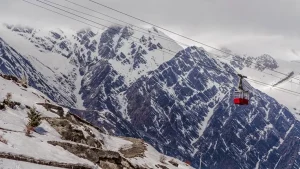 India news उत्तराखंड के जोशीमठ में पहाड़ धंस रहे हैं। जोशीमठ और मशहूर स्की रिसोर्ट औली के बीच देश के सबसे लंबे 4.15 किमी के रोप-वे पर खतरा मंडरा रहा है। रोप-वे के टावरों के पास भूस्खलन शुरू हो चुका है। पहाड़ खिसकने से डेढ़ सौ से ज्यादा रिहायशी मकानों में दरारें आ गई हैं। जोशीमठ में 36 परिवारों को शिफ्ट किया गया है।

चमोली जिले में जोशीमठ से 8 किमी ऊपर पहाड़ी पर औली बुग्याल है। भूगर्भीय वैज्ञानिकों ने आशंका जताई है कि जल्द कदम नहीं उठाए गए तो जोशीमठ के साथ ही औली में बड़ी आपदा आ सकती है। लगभग साढ़े 9 हजार फीट पर स्थित औली का वजूद ही मिट सकता है। फरवरी, 2023 में औली में दक्षिण एिशयाई विंटर गेम्स भी प्रस्तावित हैं।

चेतावनी के बाद तपोवन बांध में बना दी सुरंग
जोशीमठ पहुंचकर प्रभावितों से बात की। घर छोड़ने वाले रामकृष्ण कहते हैं कि पिछले साल नवंबर से जमीन खिसकने में तेजी आई है। औली रोड पर स्थित सुनील गांव की सुलोचना देवी कहती हैं कि सरकार सुध नहीं ले रही है। जोशीमठ बचाओ संघर्ष समिति के संयोजक अतुल सती कहते हैं कि सरकारी कमेटी की रिपोर्ट में चेतावनी के बावजूद यहां तपोवन बांध के लिए सुरंग बना दी गई।

अंधाधुंध निर्माण से ग्लेशियर पिघल रहे
भूविज्ञानी एसपी सती का कहना है कि जोशीमठ ग्लेशियर के मोरेन (पहाड़) पर बसा है। अंधाधुंध निर्माण कार्य के कारण ग्लेशियर पिघल रहे हैं। पहाड़ों के धंसने की प्रक्रिया में तेजी आ रही है। खतरा बढ़ रहा है।