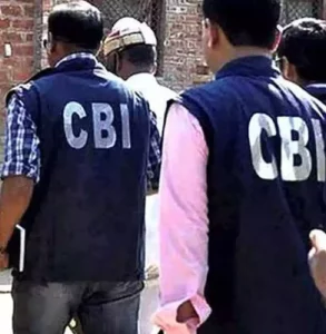 ????कोलकाता में फिल्म स्पेशल 26 की तर्ज पर कुछ लोगों ने नकली CBI अफसर बनकर एक बिजनेसमैन के घर से 30 लाख रुपए कैश और ज्वेलरी लूट ली। घटना भवानीपुर इलाके की है। बिजनेसमैन सुरेश वाधवा (60 साल) ने इसकी शिकायत पुलिस में दर्ज कराई, तब मामले का खुलासा हुआ।

पुलिस स्टिकर लगीं गाड़ियों में आए आरोपी
वाधवा ने बताया कि सोमवार सुबह 8 बजे 7-8 लोग CBI अफसर बनकर उनके घर पहुंचे और कहा कि वे रेड डालने आए हैं। ये लोग पुलिस स्टिकर लगीं तीन गाड़ियों में आए थे। जब सुरेश ने घर का दरवाजा खोला तो ये लोग खुद को CBI अफसर बताकर घर में घुस गए। वाधवा ने उनसे ID कार्ड दिखाने को कहा, लेकिन किसी ने भी उनकी बात का जवाब नहीं दिया।

लड़की ने सालभर में 10 लोगों को किया ‘KISS’, प्रेजेंटेशन बनाकर लैपटॉप पर बताया एक्सपीरियंस!

वाधवा के मुताबिक, नकली CBI अफसर 30 लाख रुपए कैश और लाखों की ज्वेलरी लेकर चले गए। इन लोगों ने जब्त किए सामान की लिस्ट भी बनाई, लेकिन विक्टिम से कहा कि ये लिस्ट उन्हें बाद में भेजी जाएगी। उन्होंने विक्टिम से ये भी कहा कि उन्हें बयान देने के लिए दफ्तर बुलाया जाएगा।

पुलिस को शक- मामले में घर का करीबी शामिल
पुलिस की शुरुआती जांच में सामने आया कि नकली CBI अफसर बनाकर आए सभी लोग ऊंची कद-काठी के थे और रेड के दौरान लाठी लिए हुए थे। पुलिस को शक है कि इस मामले में घर में रहने वाले लोगों या बिजनेसमैन वाधवा के करीबी लोगों का हाथ हो सकता है।

पुलिस ने बताया कि हम वाधवा रेजिडेंस के नौकरों और कर्मचारियों से बात कर रहे हैं। आरोपियों को पता था कि वाधवा ने घर में कैश और ज्वेलरी कहां रखी है। यह जानकारी उन्हें किसी अंदर के शख्स से ही मिली होगी। इसलिए हम उस इलाके के CCTV फुटेज भी निकाल रहे हैं जिससे उन तीन गाड़ियों की पहचान हो सके जिसमें बैठकर आरोपी आए थे।