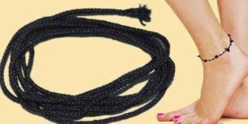 काला धागा: हाथ और पैर में काला धागा बांधना सिर्फ एक फैशन है या इसका है कोई महत्व, जान लें क्या है सच