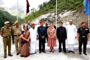 हिमाचल प्रदेश में सरकार बदलते ही अटल टनल पर सियासत शुरू हो गई है। मुख्यमंत्री सुखविंदर सिंह सुक्खू ने 5 दिन में कांग्रेस की पूर्व राष्ट्रीय अध्यक्ष सोनिया गांधी के नाम वाली शिलान्यास पट्टिका लगाने के निर्देश दिए है। BJP अब सरकार पर गड़े मुर्दे उखाड़ने के आरोप लगा रही है। इसके बाद कांग्रेस-BJP आमने-सामने आ गई है।

गौरतलब है कि पूर्व भाजपा सरकार ने अटल टनल के बाहर लगी सोनिया गांधी के नाम वाली शिलान्यास पट्टिका हटा दी थी। इससे नाराज कांग्रेस जिला लाहौल स्पीति अध्यक्ष जियाचेन ठाकुर ने केलांग पुलिस को और ब्लॉक कांग्रेस कमेटी मनाली के अध्यक्ष हरि चंद शर्मा ने मनाली पुलिस को इस संबंध में FIR दर्ज कराई थी।

इसमें कहा गया कि अटल सुरंग की शिलान्यास 28 जून, 2010 को पूर्व डॉ. मनमोहन सरकार में सोनिया गांधी ने किया था और उद्घाटन के दिन शिलान्यास की पट्टिका हटा दी गई। सोनिया ने मनाली के धूंडी में रोहतांग सुरंग परियोजना की नींव रखी थी।

जबलपुर 09 वर्षिय बालिका के साथ दुष्कृत्य करने वाले आरोपी को  न्यायालय ने आजीवन कारावास से की सजा 

3 जून को PM ने किया था उद्घाटन
10040 फीट की ऊंचाई पर विश्व की सबसे बड़ी अटल टनल का उद्घाटन 3 अक्टूबर, 2020 को प्रधानमंत्री नरेंद्र मोदी किया था। तब टनल के दक्षिण पोर्टल या साइट पर कहीं भी सोनिया के शिलान्यास का पत्थर नहीं था। इसे लेकर कांग्रेस ने कई बार कुल्लू जिला मुख्यालय में भी प्रदर्शन किया था।

शिलान्यास और उद्घाटन पट्टिका हटाना अलोकतांत्रिक कांग्रेस का कहना है कि कायदे से किसी भी काम और उद्घाटन और शिलान्यास पट्टिका दोनों लगानी जरूरी होती है। सरकार बदलने पर न शिलान्यास और न उद्घाटन पट्टिका हटाई जा सकती है। इसे देखते हुए मुख्यमंत्री सुखविंदर सिंह सुक्खू ने कहा कि अटल टनल की आधार शिला पट्टिका की पुनर्स्थापना का मामला संबंधित प्राधिकारी के समक्ष उठाया जाएगा।

उन्होंने कहा कि यह पट्टिका सोनिया गांधी द्वारा बतौर राष्ट्रीय सलाहकार परिषद के अध्यक्ष के रूप में स्थापित की गई थी। मुख्यमंत्री ने कहा कि यह शिलान्यास पट्टिका गायब है, जो लोकतंत्र का अपमान है।

BRO ने किया टनल का निर्माण
जिला लाहौल-स्पीति को बारहमासी संपर्क सुविधा बहाल रखने के दृष्टिगत 9.02 किलोमीटर लंबी इस सुरंग का निर्माण सीमा सड़क संगठन (‌BRO) द्वारा किया गया है। प्रधानमंत्री नरेंद्र मोदी ने 2019 में पूर्व प्रधानमंत्री दिवंगत अटल बिहारी वाजपेयी की 95वीं जयंती पर उनकी स्मृति में रोहतांग टनल का नामकरण अटल टनल से करने का निर्णय लिया था।

अटल टनल का खासियत
​​​​​​​अटल टनल मनाली लेह राजमार्ग रोहतांग दर्रे के नीचे बनाई गई है। यह किसी अजूबे से कम नहीं है। टनल अपनी विशेषताओं के लिए खास है। टनल में हर 500 मीटर पर आपातकाल सुरंग है, जो टनल के दोनों छोरों पर निकलती है।

प्रत्येक 150 मीटर पर आपातकाल 4जी सेवा, हर 60 मीटर पर CCTV और दोनों छोर पर पूरी टनल का कंट्रोल रूम है। यहां से हर किसी पर पैनी नजर रखी जाती है। इस टनल का निर्माण लगभग 3200 करोड़ रुपए खर्च करके किया गया है।

BJP बोली- ऐसे विवाद से बचना चाहिए
BJP के प्रदेश उपाध्यक्ष गणेश दत्त ने कहा कि कांग्रेस की आदत गड़े मुर्दे उखाड़ने की है। सरकार को ऐसी चीजों से बचना चाहिए। इससे विवाद बढते है। हमारी भी कई जगह पट्टिका नहीं लगती।

सरकार का फैसला स्वागत योग्य: हरि चंद
ब्लाक कांग्रेस कमेटी मनाली के अध्यक्ष हरि चंद शर्मा ने बताया कि जब शिलान्यास पट्टिका हटाई गई थी, तो उन्होंने और कांग्रेस जिला लाहौल स्पीति के अध्यक्ष ने FIR दर्ज कराई थी। कई बार पट्टिका लगाने के लिए प्रदर्शन भी किए। अब मुख्यमंत्री ने सोनिया गांधी की शिलान्यास पट्टिका लगाने के निर्देश दिए है। यह स्वागत योग्य निर्णय है।