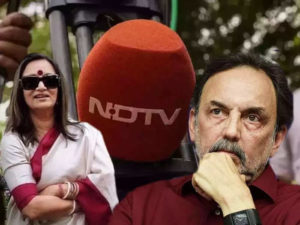 नई दिल्ली: NDTV के संस्थापक प्रणय रॉय और राधिका रॉय का कहना है कि वे ब्रॉडकास्टर में अपने अधिकांश शेयर अडानी समूह को बेचेंगे। नई दिल्ली टेलीविजन लिमिटेड (NDTV) के संस्थापकों ने शुक्रवार यानी 23 दिसंबर 2022 को इसकी जानकारी दी। रिपोर्ट के मुताबिक, उन्होंने कहा कि वह समाचार नेटवर्क में अपने अधिकांश शेयरों को अरबपति गौतम अडानी के समूह में ट्रांसफर करने का फैसला किया है। राधिका और प्रणय रॉय एनडीटीवी में 27.26% हिस्सेदारी अडानी को बेचेंगे। वहीं एनडीटीवी के 64.71% से अधिक का नियंत्रण समूह को दे देंगे।

इस वजह से शेयरों को बेचने का किया फैसला

एनडीटीवी के संस्थापक राधिका और प्रणय रॉय ने अपने स्टेटमेंट में बताया कि उन्होंने साल 1988 में एनडीटीवी की शुरुआत इस विश्वास के साथ की थी कि भारत में पत्रकारिता विश्वस्तरीय है। लेकिन एक मजबूत और प्रभावी प्रसारण मंच की जरूरत है जो इसे बढ़ने और चमकने दे। कहा कि, वह 34 साल बाद मानते हैं कि एनडीटीवी एक ऐसी संस्था है जिसने उनकी बहुत सारी उम्मीदों और आदर्शों को पूरा किया है। एएमजी मीडिया नेटवर्क, हालिया ओपन ऑफर के बाद, अब एनडीटीवी में सबसे बड़ा शेयरधारक है। नतीजतन, आपसी समझौते से उन्होंने एनडीटीवी में अपने अधिकांश शेयरों को एएमजी मीडिया नेटवर्क को बेचने का फैसला किया है। ओपन ऑफर लॉन्च होने के बाद से गौतम अडानी के साथ उनकी चर्चा पॉजिटिव रही है। कहा कि, उनके दिए गए सभी सुझावों को उन्होंने सकारात्मक और खुलेपन के साथ स्वीकार किया।

ओपन ऑफर के बाद NDTV के सबसे बड़ा शेयरहोल्डर बना था अडानी समूह

अडानी समूह इसी महीने ओपन ऑफर के बाद मीडिया कंपनी नई दिल्ली टेलीविजन लिमिटेड (NDTV) का सबसे बड़ा शेयरहोल्डर बन गया था। अडानी समूह ने ओपन ऑफर के जरिए नई दिल्ली टेलीविजन लिमिटेड में अपनी हिस्सेदारी 37 फीसदी से अधिक बढ़ा दी थी। अडानी का समूह एनडीटीवी में 26 फीसदी हिस्सेदारी लेना चाह रहा था, लेकिन खुली पेशकश ने केवल 53 लाख शेयरों की पेशकश की थी। अडानी को समूह मीडिया कंपनी का सबसे बड़ा शेयरधारक बनने के साथ उसे प्रसारणकर्ता कंपनी का चेयरमैन नियुक्त करने का अधिकार मिल गया था। इसके पहले एनडीटीवी (NDTV) के प्रमोटर्स प्रणय रॉय (Prannoy Roy) और राधिका रॉय ने तत्काल प्रभाव से डायरेक्टर के पद से इस्तीफा दे दिया था।