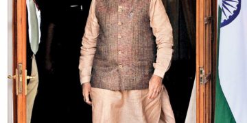 PM मोदी की ड्रेस पर आजाद की टिप्पणी से बवाल:जिम्फॉन्ग पहनने पर कहा था- न नर है, न नारी है