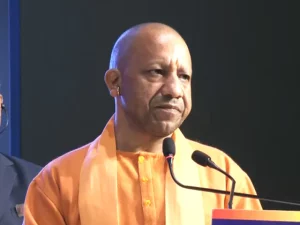 Up CM मुख्यमंत्री योगी आदित्यनाथ ने शुक्रवार की देर शाम अपने पांच कालिदास मार्ग स्थित सरकारी आवास पर शासन के वरिष्ठ अधिकारियों और जोन, रेंज व जिला स्तर के अधिकारियों के साथ राज्य में कानून-व्यवस्था की स्थिति की समीक्षा करते हुए क्रिसमस के त्योहार को सकुशल संपन्न कराने और कहीं भी धर्मांतरण की घटना न होने पाने की हिदायत दी. साथ ही धर्म स्थलों पर दोबारा लगाये जा रहे लाउडस्पीकर को हटाने पर जोर दिया.

शुक्रवार की देर रात जारी एक सरकारी बयान के अनुसार मुख्यमंत्री योगी आदित्यनाथ ने कहा, ‘‘कुछ माह पूर्व सहज संवाद के माध्यम से हमने धर्मस्थलों से लाउडस्पीकर हटाये जाने का अभूतपूर्व कार्य सम्पन्न किया था. लोगों ने व्यापक जनहित को प्राथमिकता देते हुए स्वतः लाउडस्पीकर हटाये थे. इसकी पूरे देश में सराहना हुई थी.''

अपने पीछे करोड़ो की दौलत को छोड़ गई हैं Tunisha Sharma, जानें एक्ट्रेस की नेटवर्थ के बारे में

उन्होंने कहा, ‘‘कुछ जिलों में पुनः यह लाउडस्पीकर लगाए जा रहे हैं, यह स्वीकार्य नहीं है. तत्काल संपर्क-संवाद कर आदर्श स्थिति बनाई जाए.'' इसी वर्ष अप्रैल माह में राज्य सरकार ने धर्म स्थलों से लाउडस्पीकर उतारने की कार्रवाई बड़े पैमाने पर की थी.

इस अभियान के बाद सात मई को झांसी मंडल की एक समीक्षा बैठक में मुख्‍यमंत्री योगी आदित्‍यनाथ ने कहा था कि राज्य में अब तक एक लाख से अधिक लाउडस्पीकर उतारे गए हैं. उन्होंने अधिकारियों को निर्देश दिया कि यह सुनिश्चित किया जाए कि उतारे गए लाउडस्पीकर दोबारा न लगने पाएं. योगी ने कहा कि धार्मिक आयोजन धार्मिक स्थलों के परिसर के भीतर ही सीमित होने चाहिए, किसी भी पर्व-त्योहार का आयोजन सड़क पर नहीं होना चाहिए और इन आयोजनों से सामान्य नागरिकों के आवागमन में कोई असुविधा नहीं होनी चाहिए.

राज्य में धार्मिक स्थलों पर लगाए गए अवैध लाउडस्पीकर को हटाने तथा अन्य लाउडस्पीकर की आवाज को निर्धारित सीमा तक सीमित करने का अभियान पिछली 25 अप्रैल को शुरू हुआ था और एक मई तक चला.

अपर पुलिस महानिदेशक (कानून-व्यवस्था) प्रशांत कुमार ने लखनऊ में जारी एक बयान में कहा था कि अवैध रूप से लगाए गए लाउडस्पीकर सभी धार्मिक स्थलों से बिना किसी भेदभाव के हटाये जा रहे हैं और ऐसे सभी लाउडस्पीकर को अवैध की श्रेणी में रखा गया है, जिन्हें लगाने के लिए प्रशासन से अनुमति नहीं ली गई है. कुमार ने यह भी कहा था कि लाउडस्पीकर के सिलसिले में हो रही कार्रवाई के दौरान उच्च न्यायालय के आदेशों को भी ध्यान में रखा जा रहा है.