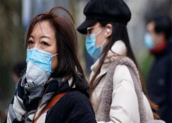 कोरोना ????चीन में कोरोना से हाहाकार के बीच भारत अलर्ट, स्वास्थ्य मंत्री ने बुलाई आज साढ़े 11 बजे हाई लेवल मीटिंग चीन में कोरोना के तेजी से बढ़ते मामले दुनियाभर में एक बार फिर चिंता का विषय बन रहे हैं. भारत सरकार (Indian Government) भी चीन में बने हालात को देखते हुए सतर्क हो गई है. केंद्रीय स्वास्थ्य मंत्री मनसुख मंडाविया (Mansukh Mandaviya) आज कोरोना पर हाई-लेवल मीटिंग (High Level Meeting) करेंगे. मनसुख मंडाविया आज सुबह साढ़े 11 बजे 'अंतर्राष्ट्रीय परिदृश्य' को ध्यान में रखते हुए कोरोना महामारी पर बैठक करेंगे जिसमें स्वास्थ्य विभाग से जुड़े कई बड़े अफसर शामिल होंगे. मीडिया रिपोर्ट्स के मुताबिक, बैठक में आयुष विभाग, स्वास्थ्य विभाग, फार्मास्यूटिकल्स, बायो तकनीक, ICMR के महानिदेशक राजीव बहर, नीती आयोग के सदस्य समेत अन्य अधिकारी शामिल हो सकते हैं. स्वास्थ्य मंत्रालय ने राज्यों से कहा... मंगलवार (20 दिसंबर) को स्वास्थ्य मंत्रालय ने सभी राज्यों और केंद्र शासित प्रदेशों से कहा कि कोरोना के दर्ज हो रहे मामलों का सैंपल INSACOG (Indian SARS-CoV-2 Genomics Consortium) प्रयोगशाला भेजा जाएं, जिससे ये पता चल सके कि कोरोना का कोई नया वेरिएंट तो नहीं. वहीं अगर नया वेरिएंट सामने आता है तो उसे ट्रैक किया जा सके. जाने लेडी डॉन पुणे में सेक्स रैकेट चलाने वाली महिला को मिली 7 साल की सजा, जानिए कौन है कुख्यात कल्याणी देशपांडे चीन में हाल बेहाल दरअसल, चीन में कोरोना से हाल बेहाल बना हुआ है. महामारी विशेषज्ञों का कहना है कि चीन में अगले 90 दिनों में 60 फीसदी आबादी कोरोना की चपेट में होगी. साथ ही ये भी कहा गया कि तेजी से फैलते संक्रमण के चलते लाखों की संख्या में लोगों की मौत हो सकती है. चीन की सामने आई कुछ वीडियो में अस्पताल की मॉर्चरी में शवों का ढेर लगा देखने को मिला. एक साथ करीब बीस शव जमीन पर दिखाई दिए. मॉर्चरी फुल हो गई तो लाशों को अस्पताल के कॉरिडोर में शिफ्ट किया गया. इसी तरह फ्यूनरल होम्स में लाशों को डिस्पोज करने के लिए काफी वक्त लग रहा कोरोना ????चीन में कोरोना से हाहाकार के बीच भारत अलर्ट, स्वास्थ्य मंत्री ने बुलाई आज साढ़े 11 बजे हाई लेवल मीटिंग चीन में कोरोना के तेजी से बढ़ते मामले दुनियाभर में एक बार फिर चिंता का विषय बन रहे हैं. भारत सरकार (Indian Government) भी चीन में बने हालात को देखते हुए सतर्क हो गई है. केंद्रीय स्वास्थ्य मंत्री मनसुख मंडाविया (Mansukh Mandaviya) आज कोरोना पर हाई-लेवल मीटिंग (High Level Meeting) करेंगे. मनसुख मंडाविया आज सुबह साढ़े 11 बजे 'अंतर्राष्ट्रीय परिदृश्य' को ध्यान में रखते हुए कोरोना महामारी पर बैठक करेंगे जिसमें स्वास्थ्य विभाग से जुड़े कई बड़े अफसर शामिल होंगे. मीडिया रिपोर्ट्स के मुताबिक, बैठक में आयुष विभाग, स्वास्थ्य विभाग, फार्मास्यूटिकल्स, बायो तकनीक, ICMR के महानिदेशक राजीव बहर, नीती आयोग के सदस्य समेत अन्य अधिकारी शामिल हो सकते हैं. स्वास्थ्य मंत्रालय ने राज्यों से कहा... मंगलवार (20 दिसंबर) को स्वास्थ्य मंत्रालय ने सभी राज्यों और केंद्र शासित प्रदेशों से कहा कि कोरोना के दर्ज हो रहे मामलों का सैंपल INSACOG (Indian SARS-CoV-2 Genomics Consortium) प्रयोगशाला भेजा जाएं, जिससे ये पता चल सके कि कोरोना का कोई नया वेरिएंट तो नहीं. वहीं अगर नया वेरिएंट सामने आता है तो उसे ट्रैक किया जा सके. जाने लेडी डॉन पुणे में सेक्स रैकेट चलाने वाली महिला को मिली 7 साल की सजा, जानिए कौन है कुख्यात कल्याणी देशपांडे चीन में हाल बेहाल दरअसल, चीन में कोरोना से हाल बेहाल बना हुआ है. महामारी विशेषज्ञों का कहना है कि चीन में अगले 90 दिनों में 60 फीसदी आबादी कोरोना की चपेट में होगी. साथ ही ये भी कहा गया कि तेजी से फैलते संक्रमण के चलते लाखों की संख्या में लोगों की मौत हो सकती है. चीन की सामने आई कुछ वीडियो में अस्पताल की मॉर्चरी में शवों का ढेर लगा देखने को मिला. एक साथ करीब बीस शव जमीन पर दिखाई दिए. मॉर्चरी फुल हो गई तो लाशों को अस्पताल के कॉरिडोर में शिफ्ट किया गया. इसी तरह फ्यूनरल होम्स में लाशों को डिस्पोज करने के लिए काफी वक्त लग रहा