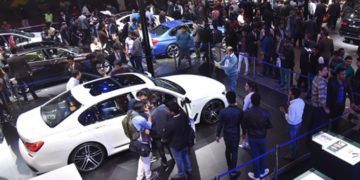 अब जल्दी आएगी इलेट्रिकल वीकल की क्रांति भारत में तीन साल बाद आखिरकार 15वां ऑटो एक्सपो 13 से 18 जनवरी 2023 को आयोजित होगा। नोएडा स्थित इंडिया एक्सपो मार्ट में होने वाले इस मोटर शो में इलेक्ट्रिक व्हीकल (EV) बनाने वाली कंपनियों का बोलबाला रहेगा। इस बार इलेक्ट्रिक व्हीकल बनाने वाली 30 कंपनियां इसमें शामिल होंगी। मारुति सुजुकी और हुंडई सहित कई बड़ी कंपनियां होंगी शामिल एक्सपो में मारुति सुजुकी, हुंडई मोटर्स, टाटा मोटर्स, किआ इंडिया, एमजी मोटर इंडिया, टोयोटा, BYD इंडिया और बड़ी संख्या में स्टार्ट-अप्स भी अपने अपकमिंग मॉडल्स को शोकेस करते दिखेंगे। अशोक लीलेंड, आईशर, जेबीएम, इसूजू जैसी कमर्शियल वाहन बनाने वाली कंपनियां भी हिस्सा लेंगी। इसके अलावा लिथियम-आयन बैटरी, चार्जर और अन्य ईवी कंपोनेंट मैन्यूफैक्चरर के साथ टायर कंपनियां भी अपने प्रोडक्ट शो करेंगे। ये ईवी कंपनियां दिखाएंगी अपने मॉडल्स ओकिनावा आटोटेक, ग्रीव्स कॉटन, हीरो ईको टेक, टॉर्क मोटर्स, वार्ड विजार्ड इनोवेशन और मैटर मोटर वर्क्स, देवोट मोटर्स, स्लेजहैमर वर्क्स, मोटोवोल्ट मोबिलिटी, फुजियामा पावर इन्फ्रा, अल्ट्रा वॉयलेट ऑटोमोटिव, LML इमोशंस, क्वांटम एनर्जी और ब्लाइव उन 30 ईवी कंपनियों में शामिल हैं जो ऑटो एक्सपो 2023 में शामिल होंगी। इसके अलावा तीन ईवी कमर्शियल व्हीकल प्लेयर्स-ओमेगा सेकी, हेक्साल मोटर्स, जुपिटर इलेक्ट्रिक भी भाग लेंगे। ये कंपनियां नहीं होंगी शामिल मीडिया रिपोर्ट्स की मानें तो इस बार महिंद्रा एंड महिंद्रा, स्कोडा, फॉक्सवैगन, रेनो और निसान जैसी कंपनियां शामिल नहीं होंगी। इसके अलावा लग्जरी ब्रांड्स बीएमडब्ल्यू, मर्सिडीज और ऑडी भी इस ऑटो एक्सपो से दूर रहेंगे। वहीं होंडा कार्स, जीप, सिट्रोएन, वॉल्वो, हीरो मोटोकॉर्प, होंडा टू-व्हील्स, बजाज ऑटो, टीवीएस मोटर, रॉयल एनफील्ड और केटीएम जैसी बड़ी कंपनियों की भादीगारी पर संशय है। फ्लेक्स फ्यूल व्हीकल्स की नई सीरीज दिखेगी सोसाइटी ऑफ इंडियन ऑटोमोबाइल मैन्युफैक्चरर्स (SIAM) के डायरेक्टर राजेश मेनन ने बताया कि इस ऑटो एक्सपो में फ्लेक्स फ्यूल (Flex Fuel) व्हीकल्स की नई सीरीज पेश की जाएगी। इस तरह की गाड़ियां प्योर गैसोलीन और इथेनॉल-बलेंडेड पेट्रोल दोनों पर चल सकते हैं। मेनन ने कहा कि हमारे पास इथेनॉल की पूरी वैल्यू चेन है। इसमें शुगर इंडस्ट्री और एक्सपो में प्रोडक्ट लाइन-अप दिखाने वाली ऑइल मार्केटिंग कंपनियां शामिल हैं। अल्टरनेट फ्यूल-बेस्ड मोबिलिटी पर फोकस मेनन ने बताया कि ऑटो एक्सपो का यह एडिशन लोगों को मोबिलिटी के भविष्य के साथ-साथ इस सेक्टर के लिए डेवलप की जा रही नई तकनीकों को समझने में मदद करेगा। उन्होंने कहा कि इस मोटर शो में ग्रीन मोबिलिटी में खास तौर पर इलेक्ट्रिफाइड टेक्नोलॉजी और अल्टरनेट फ्यूल-बेस्ड मोबिलिटी पर फोकस किया जाएगा। अब जल्दी आएगी इलेट्रिकल वीकल की क्रांति भारत में तीन साल बाद आखिरकार 15वां ऑटो एक्सपो 13 से 18 जनवरी 2023 को आयोजित होगा। नोएडा स्थित इंडिया एक्सपो मार्ट में होने वाले इस मोटर शो में इलेक्ट्रिक व्हीकल (EV) बनाने वाली कंपनियों का बोलबाला रहेगा। इस बार इलेक्ट्रिक व्हीकल बनाने वाली 30 कंपनियां इसमें शामिल होंगी। मारुति सुजुकी और हुंडई सहित कई बड़ी कंपनियां होंगी शामिल एक्सपो में मारुति सुजुकी, हुंडई मोटर्स, टाटा मोटर्स, किआ इंडिया, एमजी मोटर इंडिया, टोयोटा, BYD इंडिया और बड़ी संख्या में स्टार्ट-अप्स भी अपने अपकमिंग मॉडल्स को शोकेस करते दिखेंगे। अशोक लीलेंड, आईशर, जेबीएम, इसूजू जैसी कमर्शियल वाहन बनाने वाली कंपनियां भी हिस्सा लेंगी। इसके अलावा लिथियम-आयन बैटरी, चार्जर और अन्य ईवी कंपोनेंट मैन्यूफैक्चरर के साथ टायर कंपनियां भी अपने प्रोडक्ट शो करेंगे। ये ईवी कंपनियां दिखाएंगी अपने मॉडल्स ओकिनावा आटोटेक, ग्रीव्स कॉटन, हीरो ईको टेक, टॉर्क मोटर्स, वार्ड विजार्ड इनोवेशन और मैटर मोटर वर्क्स, देवोट मोटर्स, स्लेजहैमर वर्क्स, मोटोवोल्ट मोबिलिटी, फुजियामा पावर इन्फ्रा, अल्ट्रा वॉयलेट ऑटोमोटिव, LML इमोशंस, क्वांटम एनर्जी और ब्लाइव उन 30 ईवी कंपनियों में शामिल हैं जो ऑटो एक्सपो 2023 में शामिल होंगी। इसके अलावा तीन ईवी कमर्शियल व्हीकल प्लेयर्स-ओमेगा सेकी, हेक्साल मोटर्स, जुपिटर इलेक्ट्रिक भी भाग लेंगे। ये कंपनियां नहीं होंगी शामिल मीडिया रिपोर्ट्स की मानें तो इस बार महिंद्रा एंड महिंद्रा, स्कोडा, फॉक्सवैगन, रेनो और निसान जैसी कंपनियां शामिल नहीं होंगी। इसके अलावा लग्जरी ब्रांड्स बीएमडब्ल्यू, मर्सिडीज और ऑडी भी इस ऑटो एक्सपो से दूर रहेंगे। वहीं होंडा कार्स, जीप, सिट्रोएन, वॉल्वो, हीरो मोटोकॉर्प, होंडा टू-व्हील्स, बजाज ऑटो, टीवीएस मोटर, रॉयल एनफील्ड और केटीएम जैसी बड़ी कंपनियों की भादीगारी पर संशय है। फ्लेक्स फ्यूल व्हीकल्स की नई सीरीज दिखेगी सोसाइटी ऑफ इंडियन ऑटोमोबाइल मैन्युफैक्चरर्स (SIAM) के डायरेक्टर राजेश मेनन ने बताया कि इस ऑटो एक्सपो में फ्लेक्स फ्यूल (Flex Fuel) व्हीकल्स की नई सीरीज पेश की जाएगी। इस तरह की गाड़ियां प्योर गैसोलीन और इथेनॉल-बलेंडेड पेट्रोल दोनों पर चल सकते हैं। मेनन ने कहा कि हमारे पास इथेनॉल की पूरी वैल्यू चेन है। इसमें शुगर इंडस्ट्री और एक्सपो में प्रोडक्ट लाइन-अप दिखाने वाली ऑइल मार्केटिंग कंपनियां शामिल हैं। अल्टरनेट फ्यूल-बेस्ड मोबिलिटी पर फोकस मेनन ने बताया कि ऑटो एक्सपो का यह एडिशन लोगों को मोबिलिटी के भविष्य के साथ-साथ इस सेक्टर के लिए डेवलप की जा रही नई तकनीकों को समझने में मदद करेगा। उन्होंने कहा कि इस मोटर शो में ग्रीन मोबिलिटी में खास तौर पर इलेक्ट्रिफाइड टेक्नोलॉजी और अल्टरनेट फ्यूल-बेस्ड मोबिलिटी पर फोकस किया जाएगा।