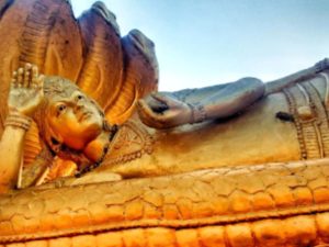 हिंदू धर्म में एकादशी व्रत सबसे ज्यादा प्रचलित व्रतों में से एक है. हर मास की शुक्ल व कृष्ण पक्ष की एकादशी के हिसाब से ये व्रत साल में 24 बार किया जाते हैं. इनमें एक व्रत मार्गशीर्ष मास की शुक्ल पक्ष एकादशी का है, जिसे मोक्षदा एकादशी के नाम से जाना जाता है. अनुसार इस व्रत की कथा का संबंध गोकुल के राजा बैखानस से माना जाता है. जिनके पिता एक स्त्री के शाप से नरकगामी हुए थे. इसके बाद राजा बैखानस ने एक ऋषि के आदेश से मोक्षदा एकादशी का व्रत किया था, जिसके फल से उनके पिता को स्वर्ग की प्राप्ति हुई. आज हम आपको भगवान श्रीकृष्ण द्वारा युधिष्ठिर को बताई गई उसी कथा व व्रत की विधि के बारे में बताने जा रहे हैं, जिसे सुनने से ही वाजपेय यज्ञ का फल मिलने की मान्यता है. मोक्षदा एकादशी की कहानी गोकुल नगर में वैैखानस नाम का योग्य व प्रतापी राजा था. एक बार उसने स्वप्न में अपने पिता को नरक में कष्ट भोगते देखा. यह देख वह बहुत दुखी हुआ. उसने अगले दिन यह बात अपने विद्वान ब्राह्मणों को बताते हुए पिता की नरक से मुक्ती का उपाय पूछा. इस पर ब्राह्मणों ने राजा को पास ही के पर्वत पर रहने वाले एक ऋषि के पास जाने की सलाह दी.ऐसा सुनकर राजा मुनि के आश्रम पर गया. जहां उसने मुनि को प्रणाम कर अपना स्वप्न सुनाया और पिता की मुक्ति का उपाय पूछा. ये सुन मुनि ने आँखें बंद कर ध्यान लगाया. योग बल से सब जानकर उन्होंने राजा से कहा कि तुम्हारे पिता ने पूर्व जन्म में कामातुर होकर एक पत्नी को तो रति दे दी, पर सौत के कहने पर दूसरी पत्नी को मांगने पर भी ऋतुदान नहीं दिया. उसी पापकर्म के कारण तुम्हारे पिता को नरक में जाना पड़ा. हिंदू धर्म में एकादशी व्रत सबसे ज्यादा प्रचलित व्रतों में से एक है. हर मास की शुक्ल व कृष्ण पक्ष की एकादशी के हिसाब से ये व्रत साल में 24 बार किया जाते हैं. इनमें एक व्रत मार्गशीर्ष मास की शुक्ल पक्ष एकादशी का है, जिसे मोक्षदा एकादशी के नाम से जाना जाता है. अनुसार इस व्रत की कथा का संबंध गोकुल के राजा बैखानस से माना जाता है. जिनके पिता एक स्त्री के शाप से नरकगामी हुए थे. इसके बाद राजा बैखानस ने एक ऋषि के आदेश से मोक्षदा एकादशी का व्रत किया था, जिसके फल से उनके पिता को स्वर्ग की प्राप्ति हुई. आज हम आपको भगवान श्रीकृष्ण द्वारा युधिष्ठिर को बताई गई उसी कथा व व्रत की विधि के बारे में बताने जा रहे हैं, जिसे सुनने से ही वाजपेय यज्ञ का फल मिलने की मान्यता है. मोक्षदा एकादशी की कहानी गोकुल नगर में वैैखानस नाम का योग्य व प्रतापी राजा था. एक बार उसने स्वप्न में अपने पिता को नरक में कष्ट भोगते देखा. यह देख वह बहुत दुखी हुआ. उसने अगले दिन यह बात अपने विद्वान ब्राह्मणों को बताते हुए पिता की नरक से मुक्ती का उपाय पूछा. इस पर ब्राह्मणों ने राजा को पास ही के पर्वत पर रहने वाले एक ऋषि के पास जाने की सलाह दी.ऐसा सुनकर राजा मुनि के आश्रम पर गया. जहां उसने मुनि को प्रणाम कर अपना स्वप्न सुनाया और पिता की मुक्ति का उपाय पूछा. ये सुन मुनि ने आँखें बंद कर ध्यान लगाया. योग बल से सब जानकर उन्होंने राजा से कहा कि तुम्हारे पिता ने पूर्व जन्म में कामातुर होकर एक पत्नी को तो रति दे दी, पर सौत के कहने पर दूसरी पत्नी को मांगने पर भी ऋतुदान नहीं दिया. उसी पापकर्म के कारण तुम्हारे पिता को नरक में जाना पड़ा.