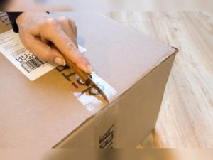 हर जगह ऑनलाइन शॉपिंग फ्रॉड आजकल लोगों के लिए घर का सामान खरीदना भी आसान हो गया है क्योंकि हमारे हाथ में छोटे से गैजेट यानि मोबाइल के ज़रिये सारा काम हो जाता है. कहां छोटी-छोटी चीज़ों के लिए बाज़ार भागना पड़ता है और कहां अब एक क्लिक पर चीज़ें सामने हाज़िर हो जाती हैं. हालांकि इससे जुड़े हुए अपने रिस्क भी हैं, जो कई बार भारी पड़ जाते हैं. एक ऐसी ही घटना में शख्स ने लैपटॉप ऑर्डर किया था, लेकिन उसके घर पर कुत्तों का खाना डिलीवर हो गया. ये घटना इंग्लैंड के डेब्रीशायर की है. यहां रहने वाले एक 61 साल के एलन वुड (Alan Wood) ने अपनी बेटी के लिए क्रिसमस के गिफ्ट के तौर पर ऑनलाइन लैपटॉप (Man Ordered Laptop Got Dog Food Instead) ऑर्डर किया था, लेकिन जब उनके घर पर पार्सल पहुंचा तो शख्स का दिमाग ही खराब हो गया क्योंकि डिब्बे में कुछ और ही था. MacBook Pro की जगह निकला डॉग फूड डेली स्टार की रिपोर्ट के मुताबिक शख्स ने अपनी बेटी के लिए ऑनलाइन शॉपिंग साइट अमेज़ॉन से एक एप्पल का MacBook Pro लैपटॉप ऑर्डर किया था. इसकी कीमत एक लाख से भी ज्यादा थी. रिटायर्ड आईटी मैनेजर एलन वुड (Alan Wood) के घर पर जब पार्सल पहुंचा तो उसके अंदर से लैपटॉप के बजाय दो पैकेट डॉग फूड निकला, जिसे देखकर वो दंग रह गए. उन्होंने जब कंपनी से संपर्क करना चाहा तो पहले उनकी ओर से रिफंड से भी इनकार कर दिया गया था लेकिन बाद में कंपनी को अपनी गलती का एहसास हुआ. 20 साल से ऑनलाइन सामान मंगा रहे हैं एलन रिपोर्ट के मुताबिक एलन ने कहा कि वो पिछले 20 साल से Amazon से सामान मंगा रहे हैं और उन्हें कोई भी परेशानी नहीं हुई. इस बार उन्हें कुछ अलग ही सिचुएशन से दो चार होना पड़ा. हालांकि कंपनी ने उनसे बाद में अपनी गलती के लिए माफी मांगते हुए उन्हें पूरे पैसे वापस किए. एलन की किस्मत अच्छी थी कि उनके साथ ऐसा हुआ, लेकिन इससे पहले भी कई मामले ऐसे आ चुके हैं, जहां ग्राहकों को कभी सामान के बदले आलू और प्याज़ तक डिलीवर किए जा चुके हैं. हर जगह ऑनलाइन शॉपिंग फ्रॉड आजकल लोगों के लिए घर का सामान खरीदना भी आसान हो गया है क्योंकि हमारे हाथ में छोटे से गैजेट यानि मोबाइल के ज़रिये सारा काम हो जाता है. कहां छोटी-छोटी चीज़ों के लिए बाज़ार भागना पड़ता है और कहां अब एक क्लिक पर चीज़ें सामने हाज़िर हो जाती हैं. हालांकि इससे जुड़े हुए अपने रिस्क भी हैं, जो कई बार भारी पड़ जाते हैं. एक ऐसी ही घटना में शख्स ने लैपटॉप ऑर्डर किया था, लेकिन उसके घर पर कुत्तों का खाना डिलीवर हो गया.
ये घटना इंग्लैंड के डेब्रीशायर की है. यहां रहने वाले एक 61 साल के एलन वुड (Alan Wood) ने अपनी बेटी के लिए क्रिसमस के गिफ्ट के तौर पर ऑनलाइन लैपटॉप (Man Ordered Laptop Got Dog Food Instead) ऑर्डर किया था, लेकिन जब उनके घर पर पार्सल पहुंचा तो शख्स का दिमाग ही खराब हो गया क्योंकि डिब्बे में कुछ और ही था.
MacBook Pro की जगह निकला डॉग फूड
डेली स्टार की रिपोर्ट के मुताबिक शख्स ने अपनी बेटी के लिए ऑनलाइन शॉपिंग साइट अमेज़ॉन से एक एप्पल का MacBook Pro लैपटॉप ऑर्डर किया था. इसकी कीमत एक लाख से भी ज्यादा थी. रिटायर्ड आईटी मैनेजर एलन वुड (Alan Wood) के घर पर जब पार्सल पहुंचा तो उसके अंदर से लैपटॉप के बजाय दो पैकेट डॉग फूड निकला, जिसे देखकर वो दंग रह गए. उन्होंने जब कंपनी से संपर्क करना चाहा तो पहले उनकी ओर से रिफंड से भी इनकार कर दिया गया था लेकिन बाद में कंपनी को अपनी गलती का एहसास हुआ.
20 साल से ऑनलाइन सामान मंगा रहे हैं एलन
रिपोर्ट के मुताबिक एलन ने कहा कि वो पिछले 20 साल से Amazon से सामान मंगा रहे हैं और उन्हें कोई भी परेशानी नहीं हुई. इस बार उन्हें कुछ अलग ही सिचुएशन से दो चार होना पड़ा. हालांकि कंपनी ने उनसे बाद में अपनी गलती के लिए माफी मांगते हुए उन्हें पूरे पैसे वापस किए. एलन की किस्मत अच्छी थी कि उनके साथ ऐसा हुआ, लेकिन इससे पहले भी कई मामले ऐसे आ चुके हैं, जहां ग्राहकों को कभी सामान के बदले आलू और प्याज़ तक डिलीवर किए जा चुके हैं.