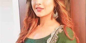 फैंस से मिलने के लिए देर तक रुकी रहीं शहनाज:स्ट्रैटिजी के तहत 10-10 लोगों को मिलने बुलाया, फिर फैंस पर लुटाया प्यार