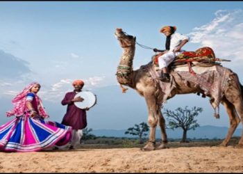 साल 2022 जल्द ही खत्म होने वाला है और दिसंबर माह में अधिकांश लोग बाहर घूमने का प्लान बनाते हैं। भारतीय रेलवे की सहायक कंपनी IRCTC एक शानदार ऑफर लेकर आई है, जिसके तहत आप राजस्थान के कई शहरों जयपुर, पुष्कर, उदयपुर, जोधपुर, रणकपुर, जूनागढ़, बीकानेर और जैसलमेर की सैर कर सकते हैं। IRCTC के मुताबिक इस पैकेज की शुरुआत भोपाल से होगी। पठान स्टार शाहरुख खान ने सलमान खान अभिनीत अपनी पसंदीदा फिल्म का खुलासा किया IRCTC के मुताबिक यर टूर पैकेज 24 जनवरी, 2023 से शुरू होगा। इस टूर पैकेज का नाम रॉयल राजस्थान एक्स भोपाल रखा गया है और यात्रियों को इस पैकेज के तहत 9 रात और 10 दिन के लिए सैर कराई जाएगी। IRCTC Tour Package की खास बातें पैकेज का नाम- Royal Rajasthan Ex Bhopal (WBA054) डेस्टिनेशन कवर- जयपुर, पुष्कर, उदयपुर, जोधपुर, रणकपुर, जूनागढ़, बीकानेर और जैसलमेर टूर की अवधि- 10 दिन और 9 रात इस टूर पैकेज के तहत यात्रियों को डीलक्स क्लास में सैर कराई जाएगी। वहीं मील प्लान के तहत ब्रेकफास्ट और डिनर दिया जाएगा। वहीं यात्रा के दौरान विमान से भी यात्रा कराई जाएगी। टूर पैकेज के तहत यात्रियों को भोपाल एयरपोर्ट से 24 जनवरी को शाम 5.20 पर रवाना किया जाएगा। एमपी न्यूज़ शातिर वाहन चोर को गिरफ्तार, चुराये हुये 4 दुपहिया वाहन जप्त इस पैकेज के तहत यात्रियों को 35,500 रुपए प्रति व्यक्ति के हिसाब से भुगतान करना होगा। अगर अकेले सफर करते हैं तो 57,100 रुपए चुकाने होंगे। अगर 2 लोग टूर पैकेज लेते हैं तो 39,900 रुपए प्रति व्यक्ति चार्ज देना होगा। वहीं तीन लोगों को सैर करने पर 35,500 रुपए देने होंगे। इस एयर टूर पैकेज के लिए IRCTC की वेबसाइट www.irctctourism.com पर ऑनलाइन बुकिंग की जा सकती है। साल 2022 जल्द ही खत्म होने वाला है और दिसंबर माह में अधिकांश लोग बाहर घूमने का प्लान बनाते हैं। भारतीय रेलवे की सहायक कंपनी IRCTC एक शानदार ऑफर लेकर आई है, जिसके तहत आप राजस्थान के कई शहरों जयपुर, पुष्कर, उदयपुर, जोधपुर, रणकपुर, जूनागढ़, बीकानेर और जैसलमेर की सैर कर सकते हैं। IRCTC के मुताबिक इस पैकेज की शुरुआत भोपाल से होगी।
पठान स्टार शाहरुख खान ने सलमान खान अभिनीत अपनी पसंदीदा फिल्म का खुलासा किया
IRCTC के मुताबिक यर टूर पैकेज 24 जनवरी, 2023 से शुरू होगा। इस टूर पैकेज का नाम रॉयल राजस्थान एक्स भोपाल रखा गया है और यात्रियों को इस पैकेज के तहत 9 रात और 10 दिन के लिए सैर कराई जाएगी।
IRCTC Tour Package की खास बातें
पैकेज का नाम- Royal Rajasthan Ex Bhopal (WBA054)
डेस्टिनेशन कवर- जयपुर, पुष्कर, उदयपुर, जोधपुर, रणकपुर, जूनागढ़, बीकानेर और जैसलमेर
टूर की अवधि- 10 दिन और 9 रात
इस टूर पैकेज के तहत यात्रियों को डीलक्स क्लास में सैर कराई जाएगी। वहीं मील प्लान के तहत ब्रेकफास्ट और डिनर दिया जाएगा। वहीं यात्रा के दौरान विमान से भी यात्रा कराई जाएगी। टूर पैकेज के तहत यात्रियों को भोपाल एयरपोर्ट से 24 जनवरी को शाम 5.20 पर रवाना किया जाएगा।
एमपी न्यूज़ शातिर वाहन चोर को गिरफ्तार, चुराये हुये 4 दुपहिया वाहन जप्त
इस पैकेज के तहत यात्रियों को 35,500 रुपए प्रति व्यक्ति के हिसाब से भुगतान करना होगा। अगर अकेले सफर करते हैं तो 57,100 रुपए चुकाने होंगे। अगर 2 लोग टूर पैकेज लेते हैं तो 39,900 रुपए प्रति व्यक्ति चार्ज देना होगा। वहीं तीन लोगों को सैर करने पर 35,500 रुपए देने होंगे। इस एयर टूर पैकेज के लिए IRCTC की वेबसाइट www.irctctourism.com पर ऑनलाइन बुकिंग की जा सकती है।