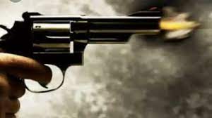 दक्षिण कोरिया और उत्तर कोरिया के बीच तनातनी लगातार जारी है. दक्षिण कोरिया ने दावा किया है कि उत्तर कोरिया ने उसकी पश्चिमी और पूर्वी समुद्री सीमा में तोपों से करीब 130 गोले दागे हैं. लिहाजा दोनों पड़ोसियों के सबंध और तनावपूर्ण हो गए हैं. इस बीच नॉर्थ कोरिया से एक और हैरान कर देने वाली खबर सामने आ रही है. कहा जा रहा है कि यहां दो लड़कों को सरेआम भीड़ के सामने गोली मार दी गई. इन दोनों की उम्र महज 15-16 साल थी. इनकी गलती सिर्फ इतनी थी कि इन दोनों ने दक्षिण कोरिया में बनी एक फिल्म देख ली थी. यह घटना अक्टूबर की है, लेकिन उनके मारे जाने की जानकारी पिछले हफ्ते ही सामने आई. रेडियो फ्री एशिया के साथ बातचीत के बाद प्रत्यक्षदर्शियों ने कहा कि उन्हें सज़ा देखने के लिए मजबूर किया गया. एक ने कहा कि हेसन शहर में रहने वाले लोगों को रनवे पर जमा होने के लिए कहा गया. लोगों ने कहा कि अधिकारियों ने किशोर आयु वर्ग के छात्रों को जनता के सामने रखा, उन्हें मौत की सजा सुनाई और तुरंत उन्हें गोली मार दी. लोगों को दी चेतावनी चीन की सीमा पर बसे हेसन के निवासियों ने कहा कि उन्हें बताया गया कि जो लोग दक्षिण कोरियाई फिल्में और नाटक देखते हैं या वितरित करते हैं, और जो अन्य लोगों की हत्या करके सामाजिक व्यवस्था को बाधित करते हैं, उन्हें माफ नहीं किया जाएगा और उन्हें सजा सुनाई जाएगी. ये अधिकतम मौत की सज़ा होगी. किम ने जब कुत्तों से करवाया हमला दरअसल अधिकारियों ने लोगों को दक्षिण कोरिया की फिल्में या संगीत देखने या सुनने के बारे में चेतावनी दी. इस साल की शुरुआत में, यह बताया गया था कि किम जोंग उन के चाचा को कुत्तों द्वारा मरवा दिया गया था. एक चीनी समाचार पत्र ने दावा किया था कि 2013 में अपने जंग सोंग-थाक को मार डाला गया था और कुल तीन दिनों तक भूखे रहने वाले 120 कुत्तों को खिलाया गया था। दक्षिण कोरिया और उत्तर कोरिया के बीच तनातनी लगातार जारी है. दक्षिण कोरिया ने दावा किया है कि उत्तर कोरिया ने उसकी पश्चिमी और पूर्वी समुद्री सीमा में तोपों से करीब 130 गोले दागे हैं. लिहाजा दोनों पड़ोसियों के सबंध और तनावपूर्ण हो गए हैं. इस बीच नॉर्थ कोरिया से एक और हैरान कर देने वाली खबर सामने आ रही है. कहा जा रहा है कि यहां दो लड़कों को सरेआम भीड़ के सामने गोली मार दी गई. इन दोनों की उम्र महज 15-16 साल थी. इनकी गलती सिर्फ इतनी थी कि इन दोनों ने दक्षिण कोरिया में बनी एक फिल्म देख ली थी.
यह घटना अक्टूबर की है, लेकिन उनके मारे जाने की जानकारी पिछले हफ्ते ही सामने आई. रेडियो फ्री एशिया के साथ बातचीत के बाद प्रत्यक्षदर्शियों ने कहा कि उन्हें सज़ा देखने के लिए मजबूर किया गया. एक ने कहा कि हेसन शहर में रहने वाले लोगों को रनवे पर जमा होने के लिए कहा गया. लोगों ने कहा कि अधिकारियों ने किशोर आयु वर्ग के छात्रों को जनता के सामने रखा, उन्हें मौत की सजा सुनाई और तुरंत उन्हें गोली मार दी.
लोगों को दी चेतावनी
चीन की सीमा पर बसे हेसन के निवासियों ने कहा कि उन्हें बताया गया कि जो लोग दक्षिण कोरियाई फिल्में और नाटक देखते हैं या वितरित करते हैं, और जो अन्य लोगों की हत्या करके सामाजिक व्यवस्था को बाधित करते हैं, उन्हें माफ नहीं किया जाएगा और उन्हें सजा सुनाई जाएगी. ये अधिकतम मौत की सज़ा होगी.
किम ने जब कुत्तों से करवाया हमला
दरअसल अधिकारियों ने लोगों को दक्षिण कोरिया की फिल्में या संगीत देखने या सुनने के बारे में चेतावनी दी. इस साल की शुरुआत में, यह बताया गया था कि किम जोंग उन के चाचा को कुत्तों द्वारा मरवा दिया गया था. एक चीनी समाचार पत्र ने दावा किया था कि 2013 में अपने जंग सोंग-थाक को मार डाला गया था और कुल तीन दिनों तक भूखे रहने वाले 120 कुत्तों को खिलाया गया था।