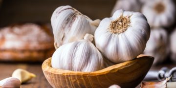 उन्नति और धन लाभ के लिए करें लहसुन के ये आसान उपाय