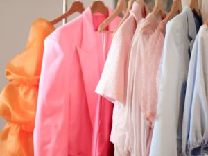 जीवन में कई बार ऐसा होता है जब कड़ी मेहनत के बाद भी ना तो कोई काम बन पाता है, ना ही सफलता मिलती है. इस कारण अनेक परेशानियों का सामना करना पड़ता है. बताते हैं कि व्यक्ति के ग्रह नक्षत्रों की स्थिति के कारण भी कई बार जीवन में परेशानियां आने लगती हैं. वास्तु शास्त्र के अनुसार, व्यक्ति के कपड़े भी जीवन पर अच्छा बुरा प्रभाव डालते हैं. ऐसे में कपड़ों से जुड़े वास्तु नियमों का भी ध्यान रखना चाहिए. 30 साल बाद लौटीं ओए-ओए गर्ल सोनम:मैंने इंडस्ट्री की कद्र नहीं की, 17 साल में फिल्म छोड़ना जल्दबाजी का फैसला था- सोनम रंग का रखें ध्यान वास्तु शास्त्र के अनुसार, कपड़ों का रंग भी हमारे लिए खास महत्व रखता है. अगर आपको नकारात्मक विचार अधिक आते हैं या फिर मन अशांत रहता है तो आपको सफेद रंग के कपड़े पहनने चाहिए, क्योंकि सफेद रंग का संबंध शुक्र ग्रह से होता है जो शांति का प्रतीक माना जाता है. वहीं, अगर आपके काम में कोई बाधा आती है या फिर बहुत देर से सफलता मिलती है तो आपको पीले रंग के कपड़े पहनने चाहिए. पीले रंग का संबंध गुरू ग्रह से होता है, जो शुभ होता है. पेटीएम के शेयर बायबैक प्लान को मंजूरी:810 रुपए की कीमत पर 850 करोड़ रुपए के शेयर वापस खरीदेगी कंपनी जीवन में कई बार ऐसा होता है जब कड़ी मेहनत के बाद भी ना तो कोई काम बन पाता है, ना ही सफलता मिलती है. इस कारण अनेक परेशानियों का सामना करना पड़ता है. बताते हैं कि व्यक्ति के ग्रह नक्षत्रों की स्थिति के कारण भी कई बार जीवन में परेशानियां आने लगती हैं. वास्तु शास्त्र के अनुसार, व्यक्ति के कपड़े भी जीवन पर अच्छा बुरा प्रभाव डालते हैं. ऐसे में कपड़ों से जुड़े वास्तु नियमों का भी ध्यान रखना चाहिए.
30 साल बाद लौटीं ओए-ओए गर्ल सोनम:मैंने इंडस्ट्री की कद्र नहीं की, 17 साल में फिल्म छोड़ना जल्दबाजी का फैसला था- सोनम
रंग का रखें ध्यान
वास्तु शास्त्र के अनुसार, कपड़ों का रंग भी हमारे लिए खास महत्व रखता है. अगर आपको नकारात्मक विचार अधिक आते हैं या फिर मन अशांत रहता है तो आपको सफेद रंग के कपड़े पहनने चाहिए, क्योंकि सफेद रंग का संबंध शुक्र ग्रह से होता है जो शांति का प्रतीक माना जाता है. वहीं, अगर आपके काम में कोई बाधा आती है या फिर बहुत देर से सफलता मिलती है तो आपको पीले रंग के कपड़े पहनने चाहिए. पीले रंग का संबंध गुरू ग्रह से होता है, जो शुभ होता है.
पेटीएम के शेयर बायबैक प्लान को मंजूरी:810 रुपए की कीमत पर 850 करोड़ रुपए के शेयर वापस खरीदेगी कंपनी