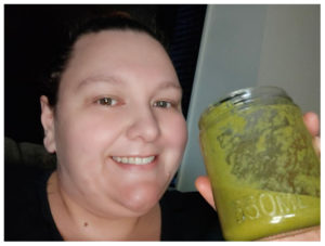 आपने डॉक्टरों को ये कहते हुए सुना होगा कि अगर आप मोटे हैं तो फिर आप कई बीमारियों को बुलावा दे रहे हैं. ये सच है कि अगर आपका वज़न ज्यादा है तो फिर आपको स्वास्थ्य संबधी कई तरह की दिक्कतों का सामना करना पड़ सकता है. लेकिन क्या मोटे होने के चलते आपको कोई देश अपने यहां रहने से मना कर सकता है? आप कहेंगे ये क्या मज़ाक है. लेकिन ये सच है. साउथ अफ्रीका की एक महिला ने दावा किया है कि ज्यादा मोटे होने चलते उन्हें न्यूज़ीलैंड से वापस जाने के लिए कह दिया गया था. ब्रिटिश अखबार डेली मिरर के मुताबिक मोंडेलिया बेज़ुइडेनहॉट (Mondelea Bezuidenhout) नाम की ये महिला अपने पति और छोटे बच्चों के साथ अपना नया जीवन शुरू करने के लिए 2018 में दक्षिण अफ्रीका के पोर्ट एलिजाबेथ से न्यूजीलैंड के पामर्स्टन नॉर्थ चली गईं. अपने परिवार के साथ स्थायी रूप से रहने का रास्ता तलाशते हुए, उसने यहां रहने के लिए आवेदन किया. लेकिन अधिकारियों ने उसके आवेदन को खारिज कर दिया. वजह ये बताई गई कि उनका बॉडी मास इंडेक्स (बीएमआई) ‘बहुत अधिक’ है. बता दें कि बीएमआई के आधार पर ये तय होता है कि लंबाई के हिसाब से आपका वज़न ठीक है या नहीं. 30 किलो घटाने को कहा मोंडेलिया ने दावा किया कि अधिकारियों ने उन्हें 30 किलो वजन कम करने के लिए कहा. साथ ही कहा कि अगर वो ऐसा नहीं कर सकती हैं तो फिर न्यूज़ीलैंड से बाहर चली जाएं. अधिकारियों ने कहा कि 36 वर्षीय मोंडेलिया का अतिरिक्त वजन न्यूजीलैंड की सरकार पर बोझ बढ़ा सकता है. दरअसल न्यूज़ीलैंड में स्वास्थ्य सेवाओं के लिए सरकार फंड देती है. 128 किलो की थी मोंडेलिया मोंडेलिया ने कहा कि एक अपील पर विशेष छूट दिए जाने के बाद उन्हें देश में रहने की अनुमति दी गई. बाद में मोंडेलिया ने अपने स्कोर से 10 बीएमआई अंकों की भारी गिरावट की. उनका वजन उन दिनों 128 किलोग्राम था. उसने दक्षिण अफ़्रीकी मीडिया से कहा, ‘मैं हमेशा डोना क्लेयर महिलाओं की तरह एक प्लस-साइज़ मॉडल बनना चाहती थी – मैंने अपनी बेटी का नाम डोना-ली भी रखा है.’ आपने डॉक्टरों को ये कहते हुए सुना होगा कि अगर आप मोटे हैं तो फिर आप कई बीमारियों को बुलावा दे रहे हैं. ये सच है कि अगर आपका वज़न ज्यादा है तो फिर आपको स्वास्थ्य संबधी कई तरह की दिक्कतों का सामना करना पड़ सकता है. लेकिन क्या मोटे होने के चलते आपको कोई देश अपने यहां रहने से मना कर सकता है? आप कहेंगे ये क्या मज़ाक है. लेकिन ये सच है. साउथ अफ्रीका की एक महिला ने दावा किया है कि ज्यादा मोटे होने चलते उन्हें न्यूज़ीलैंड से वापस जाने के लिए कह दिया गया था.
ब्रिटिश अखबार डेली मिरर के मुताबिक मोंडेलिया बेज़ुइडेनहॉट (Mondelea Bezuidenhout) नाम की ये महिला अपने पति और छोटे बच्चों के साथ अपना नया जीवन शुरू करने के लिए 2018 में दक्षिण अफ्रीका के पोर्ट एलिजाबेथ से न्यूजीलैंड के पामर्स्टन नॉर्थ चली गईं. अपने परिवार के साथ स्थायी रूप से रहने का रास्ता तलाशते हुए, उसने यहां रहने के लिए आवेदन किया. लेकिन अधिकारियों ने उसके आवेदन को खारिज कर दिया. वजह ये बताई गई कि उनका बॉडी मास इंडेक्स (बीएमआई) ‘बहुत अधिक’ है. बता दें कि बीएमआई के आधार पर ये तय होता है कि लंबाई के हिसाब से आपका वज़न ठीक है या नहीं.
30 किलो घटाने को कहा
मोंडेलिया ने दावा किया कि अधिकारियों ने उन्हें 30 किलो वजन कम करने के लिए कहा. साथ ही कहा कि अगर वो ऐसा नहीं कर सकती हैं तो फिर न्यूज़ीलैंड से बाहर चली जाएं. अधिकारियों ने कहा कि 36 वर्षीय मोंडेलिया का अतिरिक्त वजन न्यूजीलैंड की सरकार पर बोझ बढ़ा सकता है. दरअसल न्यूज़ीलैंड में स्वास्थ्य सेवाओं के लिए सरकार फंड देती है.
128 किलो की थी मोंडेलिया
मोंडेलिया ने कहा कि एक अपील पर विशेष छूट दिए जाने के बाद उन्हें देश में रहने की अनुमति दी गई. बाद में मोंडेलिया ने अपने स्कोर से 10 बीएमआई अंकों की भारी गिरावट की. उनका वजन उन दिनों 128 किलोग्राम था. उसने दक्षिण अफ़्रीकी मीडिया से कहा, ‘मैं हमेशा डोना क्लेयर महिलाओं की तरह एक प्लस-साइज़ मॉडल बनना चाहती थी – मैंने अपनी बेटी का नाम डोना-ली भी रखा है.’