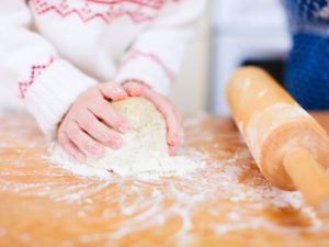 रसोई हमारे घर की सबसे महत्वपूर्ण जगहों में से एक है. रसोई घर में ही परिवार के लिए खाना बनता है. ऐसे में रसोई घर से जुड़े वास्तु नियमों का भी खासा ध्यान रखना चाहिए. जाने-अनजाने में बहुत बार हम वास्तु के नियमों को अनदेखा कर देते हैं, जिस वजह से परेशानियां होने लगती हैं. ऐसा ही एक नियम आटा गूंथने से जुड़ा हुआ है. घर में आटा गूंथते समय कुछ सावधानियां बरतनी जरूरी है अन्यथा परिवार को आर्थिक नुकसान हो सकता है. आइए जानते हैं आटा गूंथते समय किन नियमों को ध्यान में रखना चाहिए.

आटा गूंथते समय इन बातों का रखें ध्यान
आटा गूंथते समय तांबे के बर्तन में रखे हुए पानी का उपयोग करना चाहिए. तांबे के बर्तन में रखे हुए जल को शुद्ध व पवित्र माना जाता है. भगवान को भी तांबे के बर्तन से जल अर्पित करते हैं, इसलिए आटे में हमेशा तांबे के बर्तन में रखे पानी का ही उपयोग करना चाहिए.