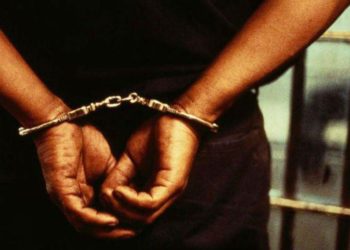 Mp jabalpur घात लगा मामा पर जानलेवा हमला कर उसकी भांजी के साथ दुष्कर्म करने वाले अपराधि को सश्रम आजीवन कारावास की सजा सुनाई है। जबलपुर के पनागर थाना क्षेत्र में मामा पर जानलेवा हमला कर उसकी भांजी के साथ दुष्कर्म करने वाले आरोपी धर्मेन्द्र गड़ारी को पॉक्सो की विशेष अदालत ने दोषी करार देते हुए सश्रम आजीवन कारावास की सजा सुनाई है। अदालत ने आरोपी पर 20 हजार रुपये का जुर्माना भी लगाया है। इसके साथ पीड़िता को दो लाख रुपये प्रतिकर की राशि प्रदान करने के निर्देश दिए हैं। प्रकरण के सुनवाई के दौरान पीड़िता तथा अभियोजन साक्षी पक्षद्रोही हो गए थे। न्यायालय ने डीएनए रिपोर्ट के आधार पर आरोपी को सजा से दंडित किया। अभियोजन पक्ष की ओर से न्यायालय को बताया गया कि मैहर निवासी पीड़िता को उसका मामा विवाह समारोह में शामिल होने के लिए लेकर आ रहा था। दोनों 18 अप्रैल को ट्रेन से रात 9 बजे देवरी रेलवे स्टेशन पहुंचे थे। साधन नहीं मिलने के कारण दोनों ग्राम ईमलई होते हुए तिगवा जा रहे थे। स्टेशन के बाहर ईमलई रोड पर एक मोटरसाइकिल में दो लड़के मिले जो उसे देखकर बोले कि हमारी मोटरसाइकिल में बैठ जाओ तुम्हे कहां जाना है छोड़ देंगे। पीड़िता ने यह बात अपने मामा को बताई तब मामा ने उन्हें डाटा था। इसके बाद दोनों लड़के मोटरसाइकिल पर बैठकर ग्राम ईमलई की तरफ चले गए। पीड़िता जब अपने मामा के साथ ईमलई रोड से पैदल जा रही थी। रास्ते के मोड़ में वही दो लड़के मिले और बोले कि तुम दोनो के बीच में क्या चल रहा है तब उसके मामा ने बोले कि वह मेरी भांजी है। उन लड़कों ने बाइक खड़ी करके उसे और उसके मामा को रोका और उसके मामा के साथ मारपीट कर रोड के अंदर खेत में झाड़ी की तरफ ले गए और चाकू से कई बार किए तथा कपड़े भी उतरवा लिए और पेंट से 350 रुपये भी छीन लिए। उसके मामा जान बचाकर वहां से भागे। इसके बाद दोनों ने उसे झाड़ी में खींचकर ले गये और उसके साथ गलत काम किया। घटना की शिकायत पिता द्वारा अगले दिन पनागर थाने में दर्ज करवाई गई थी। पुलिस ने धारा 307 व दुराचार सहित पॉक्सो एक्ट व अन्य धाराओं के तहत प्रकरण दर्ज कर अदालत के समक्ष चालान पेश किया। डीएनए रिपोर्ट बनी सजा का आधार सुनवाई दौरान पीड़िता व उसके परिजन न्यायालय में पक्षद्रोही कथन किए। अतिरिक्त जिला लोक अभियोजन अधिकारी स्मृतिलता बरकड़े ने डीएनए रिपोर्ट पॉजिटिव होने के आधार पर आरोपी को दंडित करने का आग्रह किया। जिससे सहमत होते हुए न्यायालय ने आरोपी धर्मेन्द्र गड़ारी को उक्त सजा से दंडित किया। प्रकरण के दूसरे आरोपी को साक्ष्यों के अभाव में न्यायालय ने दोषमुक्त कर दिया। Mp jabalpur घात लगा मामा पर जानलेवा हमला कर उसकी भांजी के साथ दुष्कर्म करने वाले अपराधि को सश्रम आजीवन कारावास की सजा सुनाई है।
जबलपुर के पनागर थाना क्षेत्र में मामा पर जानलेवा हमला कर उसकी भांजी के साथ दुष्कर्म करने वाले आरोपी धर्मेन्द्र गड़ारी को पॉक्सो की विशेष अदालत ने दोषी करार देते हुए सश्रम आजीवन कारावास की सजा सुनाई है। अदालत ने आरोपी पर 20 हजार रुपये का जुर्माना भी लगाया है। इसके साथ पीड़िता को दो लाख रुपये प्रतिकर की राशि प्रदान करने के निर्देश दिए हैं। प्रकरण के सुनवाई के दौरान पीड़िता तथा अभियोजन साक्षी पक्षद्रोही हो गए थे। न्यायालय ने डीएनए रिपोर्ट के आधार पर आरोपी को सजा से दंडित किया।
अभियोजन पक्ष की ओर से न्यायालय को बताया गया कि मैहर निवासी पीड़िता को उसका मामा विवाह समारोह में शामिल होने के लिए लेकर आ रहा था। दोनों 18 अप्रैल को ट्रेन से रात 9 बजे देवरी रेलवे स्टेशन पहुंचे थे। साधन नहीं मिलने के कारण दोनों ग्राम ईमलई होते हुए तिगवा जा रहे थे। स्टेशन के बाहर ईमलई रोड पर एक मोटरसाइकिल में दो लड़के मिले जो उसे देखकर बोले कि हमारी मोटरसाइकिल में बैठ जाओ तुम्हे कहां जाना है छोड़ देंगे। पीड़िता ने यह बात अपने मामा को बताई तब मामा ने उन्हें डाटा था। इसके बाद दोनों लड़के मोटरसाइकिल पर बैठकर ग्राम ईमलई की तरफ चले गए।
पीड़िता जब अपने मामा के साथ ईमलई रोड से पैदल जा रही थी। रास्ते के मोड़ में वही दो लड़के मिले और बोले कि तुम दोनो के बीच में क्या चल रहा है तब उसके मामा ने बोले कि वह मेरी भांजी है। उन लड़कों ने बाइक खड़ी करके उसे और उसके मामा को रोका और उसके मामा के साथ मारपीट कर रोड के अंदर खेत में झाड़ी की तरफ ले गए और चाकू से कई बार किए तथा कपड़े भी उतरवा लिए और पेंट से 350 रुपये भी छीन लिए। उसके मामा जान बचाकर वहां से भागे। इसके बाद दोनों ने उसे झाड़ी में खींचकर ले गये और उसके साथ गलत काम किया। घटना की शिकायत पिता द्वारा अगले दिन पनागर थाने में दर्ज करवाई गई थी। पुलिस ने धारा 307 व दुराचार सहित पॉक्सो एक्ट व अन्य धाराओं के तहत प्रकरण दर्ज कर अदालत के समक्ष चालान पेश किया।
डीएनए रिपोर्ट बनी सजा का आधार
सुनवाई दौरान पीड़िता व उसके परिजन न्यायालय में पक्षद्रोही कथन किए। अतिरिक्त जिला लोक अभियोजन अधिकारी स्मृतिलता बरकड़े ने डीएनए रिपोर्ट पॉजिटिव होने के आधार पर आरोपी को दंडित करने का आग्रह किया। जिससे सहमत होते हुए न्यायालय ने आरोपी धर्मेन्द्र गड़ारी को उक्त सजा से दंडित किया। प्रकरण के दूसरे आरोपी को साक्ष्यों के अभाव में न्यायालय ने दोषमुक्त कर दिया।