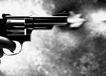 Mp News:सिरफिरे प्रेमी ने शादीशुदा प्रेमिका को उतारा मौत के घाट, गोली मारकर की हत्या फिर उठाया ये कदम - ग्वालियर में एक प्रेमी ने प्रेमिका की शादी कहीं और हो जाने के कारण गोली मारकर उसकी जान ले ली। वहीं शादीशुदा प्रेमिका की हत्या के बाद आरोपी ने खुद को गोली मारकर जान देने की कोशिश की। घायल को अस्पताल लेकर पहुंचे परिजन मध्यप्रदेश के ग्वालियर जिले में दिल दहलाने वाला मामला सामने आया है। एक सिरफिरे युवक ने अपनी शादीशुदा प्रेमिका की गोली मारकर हत्या कर दी, बाद में खुद को गोली मारकर जान देने की कोशिश की। गंभीर हालत में युवक को इलाज के लिए जयारोग्य अस्पताल में लाया गया है, जहां उसकी हालत नाजुक बनी हुई है। तो वहीं, परिवार के लोग इस घटना से सदमे में हैं। पुलिस मौके पर पहुंची और सिलसिलेवार तरीके से जांच कर रही है। तीन महीने पहले हुई थी शादी बताया जा रहा है कि महिला ग्वालियर के भितरवार थाना के मोहनगढ़ गांव में रहती थी। उसकी शादी करीब तीन महीने पहले हुई थी, शादी के पहले महिला के पवन जाट नाम के युवक से संबंध थे। उसकी शादी होने से प्रेमी नाराज था। हाल ही में महिला अपने मायके आई थी। इसी दौरान पवन जाट ने उसे गोली मार दी। घायल पवन के पिता भूपेंद्र राणा का कहना है कि उन्हें ये पता नहीं कि मालती को गोली कैसे लगी है। उनके बेटे पवन को किसने गोली मारी है। शादी की जिद कर रही प्रेमिका को प्रेमी ने बुरी तरह पीटा, वीडियो वायरल होने पर पुलिस ने की कार्रवाई ग्वालियर पुलिस की जांच में पता चला है कि मृतक मालती चौहान की पहली शादी, दो साल पहले सोनू चौहान से हुई थी। बाद में उसका तलाक हो गया था। अभी 8 दिसंबर को परिजनों ने उसकी शादी ग्वालियर में कर दी थी। सोमवार को उसको लेने के लिए उसका दूसरा पति आ रहा था। इससे पहले अपनी शादीशुदा प्रेमिका को पवन ने मौत के घाट उतार दिया। Mp News:सिरफिरे प्रेमी ने शादीशुदा प्रेमिका को उतारा मौत के घाट, गोली मारकर की हत्या फिर उठाया ये कदम -
ग्वालियर में एक प्रेमी ने प्रेमिका की शादी कहीं और हो जाने के कारण गोली मारकर उसकी जान ले ली। वहीं शादीशुदा प्रेमिका की हत्या के बाद आरोपी ने खुद को गोली मारकर जान देने की कोशिश की।
घायल को अस्पताल लेकर पहुंचे परिजन
मध्यप्रदेश के ग्वालियर जिले में दिल दहलाने वाला मामला सामने आया है। एक सिरफिरे युवक ने अपनी शादीशुदा प्रेमिका की गोली मारकर हत्या कर दी, बाद में खुद को गोली मारकर जान देने की कोशिश की। गंभीर हालत में युवक को इलाज के लिए जयारोग्य अस्पताल में लाया गया है, जहां उसकी हालत नाजुक बनी हुई है। तो वहीं, परिवार के लोग इस घटना से सदमे में हैं। पुलिस मौके पर पहुंची और सिलसिलेवार तरीके से जांच कर रही है।
तीन महीने पहले हुई थी शादी
बताया जा रहा है कि महिला ग्वालियर के भितरवार थाना के मोहनगढ़ गांव में रहती थी। उसकी शादी करीब तीन महीने पहले हुई थी, शादी के पहले महिला के पवन जाट नाम के युवक से संबंध थे। उसकी शादी होने से प्रेमी नाराज था। हाल ही में महिला अपने मायके आई थी। इसी दौरान पवन जाट ने उसे गोली मार दी। घायल पवन के पिता भूपेंद्र राणा का कहना है कि उन्हें ये पता नहीं कि मालती को गोली कैसे लगी है। उनके बेटे पवन को किसने गोली मारी है।
शादी की जिद कर रही प्रेमिका को प्रेमी ने बुरी तरह पीटा, वीडियो वायरल होने पर पुलिस ने की कार्रवाई
ग्वालियर पुलिस की जांच में पता चला है कि मृतक मालती चौहान की पहली शादी, दो साल पहले सोनू चौहान से हुई थी। बाद में उसका तलाक हो गया था। अभी 8 दिसंबर को परिजनों ने उसकी शादी ग्वालियर में कर दी थी। सोमवार को उसको लेने के लिए उसका दूसरा पति आ रहा था। इससे पहले अपनी शादीशुदा प्रेमिका को पवन ने मौत के घाट उतार दिया।