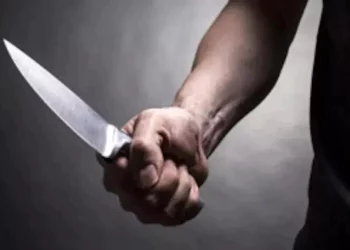 Murder कर्नाटक में बीच सड़क पर प्रेमी ने प्रेमिका को चाकू से गोदकर मार डाला, खुद भी जहर खाकर जान देने की कोशिश कीKarnataka News: दावणगेरे इलाके में व्यस्त सड़क पर एक युवक ने महिला की सरेआम चाकू से गोदकर हत्या कर दी, कुछ देर के बाद खुद भी जहर खा लिया.

प्रतिकात्मक फोटो सिर्फ

Karnataka News: प्यार और नफरत की अजीब कहानी सामने आई है. कर्नाटक के दावणगेरे इलाके में एक युवक ने बीच सड़क पर सरेआम एक युवती की चाकू से गोद-गोदकर हत्या कर दी. उसने सरेआम इस घटना को अंजाम दिया और युवती की हत्या करने के बाद बाइक से फरार हो गया. इस घटना का एक सीसीटीवी फुटेज मिला है जिसमें साफ देखा जा सकता है कि महिला सड़क के किनारे पार्किंग एरिया में किसी स्कूटर सवार से बात कर रही है कि इतने में एक युवक चाकू से महिला पर ताबड़तोड़ वार कर उसकी हत्या कर देता है और बाइक स्टार्ट कर भाग जाता है.

मृतक महिला का नाम सुल्ताना बताया जा रहा है और हत्या करने वाले का नाम सादात है. सादात सुल्ताना से प्यार करता था. लेकिन परिवार वाले सादात को पसंद नहीं करते थे तो सुल्ताना भी परिवार वालों की वजह से सादात से दूर रहने लगी थी. इसलिए उसने सुल्ताना की हत्या कर दी और खुद भी जहर खाकर जान देने का प्रयास किया.

प्यार और नफरत की अजब दास्तां

पुलिस ने बताया है कि सादात उर्फ ​​चांद पीर सुल्ताना से प्यार करता था. हालांकि, सुल्ताना के परिवार वाले सादात को पसंद नहीं करते थे और उसके साथ सुल्ताना की शादी करने को राजी नहीं थे. माता-पिता ने जब सुल्ताना की शादी किसी अन्य व्यक्ति के साथ तय कर दी, तो इससे चांद पीर नाराज हो गया और उसने उसकी हत्या करने की साजिश रची.

बिकिनी बेशर्म’ विवाद के बीच अब नेहा शर्मा ने पहनी ऑरेंज मोनोकिनी, शेयर कीं ये सेंशुअस फोटोज़

सुल्ताना घर से निकली और सड़क किनारे किसी स्कूटर सवार युवक से बात कर रही थी कि अचानक सादात बाइक से आया और उसने धारदार चाकू से उस पर ताबड़तोड़ वार किए और खुद भी जहर खा लिया. स्कूटर पर बैठा युवक जब तक कुछ समझ पाता तब तक सादात बाइक से भाग निकला. सुल्ताना को अस्पताल में भर्ती कराया गया जहां उसने दम तोड़ दिया. इसके बाद सादात ने भी जहर खाकर जान देने की कोशिश की. वरिष्ठ पुलिस अधिकारियों ने कहा कि सुल्ताना की मौत अधिक खून बह जाने के कारण हुई, जबकि चांद पीर जीवन-मौत से जूझ रहा है.