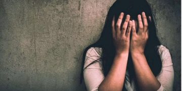 एमपी न्यूज़ घर में घुसकर युवती से रेप:अश्लील फोटो वीडियो भी बनाए, विरोध किया तो हत्या करने की दी धमकी

ग्वालियर में युवती को घर में अकेला पाकर एक परिचित युवक घर मे घूस आया उसके साथ छेड़छाड़ करने लगा। जब उसने विरोध किया तो युवक ने उसे जान से मारने की धमकी देकर उसके साथ दुष्कर्म की वारदात को अंजाम देकर भाग निकला। वारदात के समय आरोपी ने उसके अश्लील फोटो और वीडियो भी बना लिए। जिन्हें वायरल करने की धमकी देकर वह उसका शोषण करता रहा। साथ ही उसे धमकाया कि अगर उसने इसके बारे में किसी को बताया तो वह उसके फोटो और वीडियो वाइरल कर देगा। शोषण व धमकियों से परेशान होकर पीड़ित थाने पहुंची और शिकायत की। पुलिस ने पीड़ित की शिकायत पर आरोपी के खिलाफ दुष्कर्म का मामला दर्ज कर उसकी तलाश शुरू कर दी है।

BJP नेता भी है असुरक्षित BJP विधायक के सामने पार्षद को चाकू घोंपा:पेट में 6 टांके आए; पार्किंग झगड़ा था

जाने यह है पूरा मामला

ग्वालियर के हजीरा थाना क्षेत्र में रामनगर लूट पुरा में रहने वाली 27 वर्षीय युवती (बबीता बदला हुआ नाम) ने थाने पहुंचकर पुलिस से शिकायत कर बताया है कि 5 अक्टूबर को रात के 11:00 बजे जब वह अपने घर पर अकेली थी तभी उसका परिचित नीरज तिवारी घर में घुस घुस आया उसके साथ छेड़छाड़ करने लगा जब उसने विरोध किया तो उसे जान से मारने की धमकी देकर उसके साथ जबरन वह प्यार किया इतना ही नहीं आरोपी ने उसके हसीन फोटो और वीडियो बना ली। जिन्हें वायरल करने की धमकी देकर गया उसका शारीरिक शोषण कर रहा पुलिस ने पीड़ित की शिकायत पर आरोपी के लाभ दुष्कर्म का मामला दर्ज कर उसकी तलाश शुरू कर दी है। जानकारी के मुताबिक पता चला है कि जब पीड़ित जॉब के लिए ऑटो तलाश रही थी तभी उसकी जान पहचान आरोपी ऑटो ड्राइवर नीरज तिवारी से हुई थी इसी का फायदा उठाकर बस्ती घर में घुस आया था।

आरोपी को जल्द पकड़ने की कही बात

घटना की जानकारी देते हुए हजीरा थाने के सीएसपी रवि भदौरिया कहना है कि थाने पर आकर एक पीड़ित ने शिकायत कर बताया है कि जब वह जॉब पर जाने के लिए वह ऑटो तलाश रही थी तभी उसकी मुलाकात ऑटो ड्राइवर नीरज तिवारी से हुई थी। धीरे-धीरे उसके अच्छी जान पहचान हो गई थी इसी का फायदा उठाकर नीरज तिवारी उसके घर में घुस आया और उसे कोई डरा धमका कर उसके साथ गलत काम किया। फिलहाल पीड़ित की शिकायत पर आरोपियों के खिलाफ दुष्कर्म का मामला दर्ज कर लिया है उसकी तलाश की जा रही है जल्द से पकड़ लिया जाएगा।