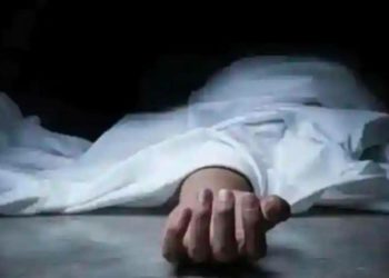 20 साल की युवती को पेंचकस से 51 बार गोदा, कातिल फ्लाइट से आया था मिलने प्रतीकात्मक फोटो Chhattisgarh Murder: आरोपी की तीन साल पहले पीड़िता से दोस्ती हुई थी, जब वह एक यात्री बस में कंडक्टर के रूप में काम करता था और युवती उसमें यात्रा करती थी. | Chhattisgarh Girl Murder: छत्तीसगढ़ के कोरबा (Korba) जिले में एक व्यक्ति ने 20 वर्षीय युवती पर पेंचकस से 51 बार वार कर कथित तौर पर उसकी हत्या कर दी, क्योंकि पीड़ित ने आरोपी से बात करने से इनकार कर दिया था. पुलिस ने मंगलवार (27 दिसंबर) को यह जानकारी दी. नगर पुलिस अधीक्षक (कोरबा) विश्वदीपक त्रिपाठी ने बताया कि घटना साउथ ईस्टर्न कोलफील्ड्स लिमिटेड (एसईसीएल) की आवासीय कॉलोनी में हुई. PM Modi Brother Accident: मैसूर में PM मोदी के भाई की कार दुर्घटनाग्रस्त, बेटा-बहू भी थे साथ; मामूली चोटें आईं पुलिस ने घटना स्थल से कई सामान बरामद किए हैं. इन्हीं में एक गुजरात से रायपुर की फ्लाइट टिकट भी है. पुलिस ने अनुसार, आरोपी गुजरात से यहां आने के बाद कोरबा में किसी होटल में ठहरा और मौका पाकर लड़की के घर में घुस गया. आरोपी जब पीड़ित के घर पहुंचा, तब वह अपने घर में अकेली थी. आरोपी ने वार करने के दौरान युवती के चेहरे पर तकिया रखा था ताकि उसकी चीख कोई नहीं सुन सके और उस पर 51 बार पेंचकस (Screwdriver) से वार किया. Jabalpur: मादा बाघिन की खाल समेत आठ आरोपी गिरफ्तार, डेढ़ माह पूर्व कान्हा से लगे जंगल में किया था शिकार आरोपी यात्री बस में था कंडक्टर अधिकारी ने बताया कि पीड़ित का भाई जब घर लौटा, तो उसने अपनी बहन का खून से लथपथ शव देखा. उन्होंने बताया कि शुरुआती जांच में पता चला है कि जशपुर जिले के रहने वाले आरोपी की तीन साल पहले पीड़िता से दोस्ती हुई थी, जब वह एक यात्री बस में कंडक्टर के रूप में काम करता था और युवती उसी बस में यात्रा करती थी. युवती ने बात करनी बंद कर दी थी आरोपी बाद में काम के सिलसिले में गुजरात के अहमदाबाद चला गया और दोनों फोन पर संपर्क में थे. अधिकारी ने कहा कि जब युवती ने उससे फोन पर बात करना बंद कर दिया, तो आरोपी ने उसके माता-पिता को भी धमकी दी थी. उन्होंने कहा कि इस संबंध में मामला दर्ज कर लिया गया है और फरार आरोपी का पता लगाने के लिए पुलिस की चार टीम का गठन किया गया है. 20 साल की युवती को पेंचकस से 51 बार गोदा, कातिल फ्लाइट से आया था मिलनेप्रतीकात्मक फोटो
Chhattisgarh Murder: आरोपी की तीन साल पहले पीड़िता से दोस्ती हुई थी, जब वह एक यात्री बस में कंडक्टर के रूप में काम करता था और युवती उसमें यात्रा करती थी.
|
Chhattisgarh Girl Murder: छत्तीसगढ़ के कोरबा (Korba) जिले में एक व्यक्ति ने 20 वर्षीय युवती पर पेंचकस से 51 बार वार कर कथित तौर पर उसकी हत्या कर दी, क्योंकि पीड़ित ने आरोपी से बात करने से इनकार कर दिया था. पुलिस ने मंगलवार (27 दिसंबर) को यह जानकारी दी. नगर पुलिस अधीक्षक (कोरबा) विश्वदीपक त्रिपाठी ने बताया कि घटना साउथ ईस्टर्न कोलफील्ड्स लिमिटेड (एसईसीएल) की आवासीय कॉलोनी में हुई.
PM Modi Brother Accident: मैसूर में PM मोदी के भाई की कार दुर्घटनाग्रस्त, बेटा-बहू भी थे साथ; मामूली चोटें आईं
पुलिस ने घटना स्थल से कई सामान बरामद किए हैं. इन्हीं में एक गुजरात से रायपुर की फ्लाइट टिकट भी है. पुलिस ने अनुसार, आरोपी गुजरात से यहां आने के बाद कोरबा में किसी होटल में ठहरा और मौका पाकर लड़की के घर में घुस गया. आरोपी जब पीड़ित के घर पहुंचा, तब वह अपने घर में अकेली थी. आरोपी ने वार करने के दौरान युवती के चेहरे पर तकिया रखा था ताकि उसकी चीख कोई नहीं सुन सके और उस पर 51 बार पेंचकस (Screwdriver) से वार किया.
Jabalpur: मादा बाघिन की खाल समेत आठ आरोपी गिरफ्तार, डेढ़ माह पूर्व कान्हा से लगे जंगल में किया था शिकार
आरोपी यात्री बस में था कंडक्टर
अधिकारी ने बताया कि पीड़ित का भाई जब घर लौटा, तो उसने अपनी बहन का खून से लथपथ शव देखा. उन्होंने बताया कि शुरुआती जांच में पता चला है कि जशपुर जिले के रहने वाले आरोपी की तीन साल पहले पीड़िता से दोस्ती हुई थी, जब वह एक यात्री बस में कंडक्टर के रूप में काम करता था और युवती उसी बस में यात्रा करती थी.
युवती ने बात करनी बंद कर दी थी
आरोपी बाद में काम के सिलसिले में गुजरात के अहमदाबाद चला गया और दोनों फोन पर संपर्क में थे. अधिकारी ने कहा कि जब युवती ने उससे फोन पर बात करना बंद कर दिया, तो आरोपी ने उसके माता-पिता को भी धमकी दी थी. उन्होंने कहा कि इस संबंध में मामला दर्ज कर लिया गया है और फरार आरोपी का पता लगाने के लिए पुलिस की चार टीम का गठन किया गया है.