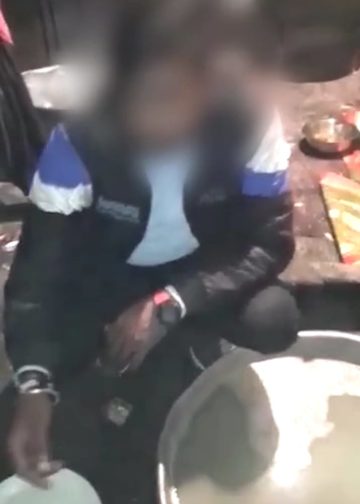 बिन बुलाए खाना पड़ा मेहंगा , धोने पड़े बर्तन, VIDEO:शादी समारोह में MBA स्टूडेंट को बर्तन साफ करने की मिली सजा आपने आमिर खान की फिल्म 'थ्री इडियट' देखी होगी, जिसमें आमिर खान अपने दो साथियों के साथ एक शादी में बिन बुलाए खाना खाने पहुंच जाता है। जिस पर खूब हंगामा होता है। हालांकि ये सभी किसी तरह वहां से निकल लेते हैं। लेकिन भोपाल में हकीकत में ऐसा करना एक युवक को महंगा पड़ गया। भोपाल में एक शादी समारोह में बिना इनविटेशन पहुंचे एक MBA स्टूडेंट से बर्तन धुलवाए गए। यह सजा उसे फ्री में खाना खाने पर मिली। इसका वीडियो भी सामने आया है। वीडियो बनाने और उसे सोशल मीडिया पर अपलोड करने वाले पर भी कार्रवाई की मांग भी पुलिस कमिश्नर मकरंद देऊस्कर से की गई है। वीडियो भोपाल के किस मैरिज गार्डन का और कब का है, अभी यह स्पष्ट नहीं हो पाया है, लेकिन वीडियो बुधवार को सामने आया। इसके बाद वीडियो बनाने वाले पर कड़ी कार्रवाई किए जाने की मांग भी की जा रही है। युवक ने खुद को जबलपुर का होना बनाया स्टूडेंट ने खुद को जबलपुर का निवासी होना बताया। भोपाल में वह एक प्राइवेट कॉलेज में एमबीए फर्स्ट ईयर का स्टूडेंट है। वीडियो बनाने वाला शख्स युवक से सवाल-जवाब कर रहा था। इस दौरान पढ़ाई, काम और कहां का रहने वाला है आदि जानकारियां भी ले रहा है। शादी में खाना खाने पहुंचे युवक से बर्तन धुलवाने का वीडियो सामने आया है। युवक का करीब दो मिनट का वीडियो भी बनाया गया। वीडियो में एक युवक बर्तन धो रहा है और वीडियो बना रहा शख्स उससे सवाल-जवाब कर रहा है। वह पूछ रहा है कि 'कैसा लग रहा है प्लेट धोकर'। इस पर युवक का जवाब था कि 'फ्री में खाना खाया है, तो कुछ तो करना पड़ेगा'। इसके बाद शख्स युवक से जुड़ी उसकी जानकारियां हासिल करता है। युवक बताता है कि 'वह एमबीए कर रहा है और जबलपुर का रहने वाला है'। कस्टमर बनकर देह व्यापार अड्डे पहुंचा पुलिस जवान:पुलिस ने मकान मालिक सहित दो युवती और एक युवक को किया गिरफ्तार अच्छा खाना खाने गया था वीडियो में हो रही बातचीत से पता चलता है कि युवक अच्छा खाना खाने के लिए भोपाल के एक गार्डन में चल रही शादी में गया था, लेकिन पकड़ा गया। फिर उसके साथ गलत व्यवहार करते हुए उसका वीडियो भी बना लिया गया। वीडियो को सोशल मीडिया पर अपलोड कर दिया। ‘क्या सच में निकलती है भूतों की बारात?’ सोशल मीडिया पर पूछे गए सवाल पर लोगों ने दिए अनोखे जवाब! बिन बुलाए खाना पड़ा मेहंगा , धोने पड़े बर्तन, VIDEO:शादी समारोह में MBA स्टूडेंट को बर्तन साफ करने की मिली सजा
आपने आमिर खान की फिल्म 'थ्री इडियट' देखी होगी, जिसमें आमिर खान अपने दो साथियों के साथ एक शादी में बिन बुलाए खाना खाने पहुंच जाता है। जिस पर खूब हंगामा होता है। हालांकि ये सभी किसी तरह वहां से निकल लेते हैं। लेकिन भोपाल में हकीकत में ऐसा करना एक युवक को महंगा पड़ गया।
भोपाल में एक शादी समारोह में बिना इनविटेशन पहुंचे एक MBA स्टूडेंट से बर्तन धुलवाए गए। यह सजा उसे फ्री में खाना खाने पर मिली। इसका वीडियो भी सामने आया है। वीडियो बनाने और उसे सोशल मीडिया पर अपलोड करने वाले पर भी कार्रवाई की मांग भी पुलिस कमिश्नर मकरंद देऊस्कर से की गई है।
वीडियो भोपाल के किस मैरिज गार्डन का और कब का है, अभी यह स्पष्ट नहीं हो पाया है, लेकिन वीडियो बुधवार को सामने आया। इसके बाद वीडियो बनाने वाले पर कड़ी कार्रवाई किए जाने की मांग भी की जा रही है।
युवक ने खुद को जबलपुर का होना बनाया
स्टूडेंट ने खुद को जबलपुर का निवासी होना बताया। भोपाल में वह एक प्राइवेट कॉलेज में एमबीए फर्स्ट ईयर का स्टूडेंट है। वीडियो बनाने वाला शख्स युवक से सवाल-जवाब कर रहा था। इस दौरान पढ़ाई, काम और कहां का रहने वाला है आदि जानकारियां भी ले रहा है।
शादी में खाना खाने पहुंचे युवक से बर्तन धुलवाने का वीडियो सामने आया है। युवक का करीब दो मिनट का वीडियो भी बनाया गया।
वीडियो में एक युवक बर्तन धो रहा है और वीडियो बना रहा शख्स उससे सवाल-जवाब कर रहा है। वह पूछ रहा है कि 'कैसा लग रहा है प्लेट धोकर'। इस पर युवक का जवाब था कि 'फ्री में खाना खाया है, तो कुछ तो करना पड़ेगा'। इसके बाद शख्स युवक से जुड़ी उसकी जानकारियां हासिल करता है। युवक बताता है कि 'वह एमबीए कर रहा है और जबलपुर का रहने वाला है'।
कस्टमर बनकर देह व्यापार अड्डे पहुंचा पुलिस जवान:पुलिस ने मकान मालिक सहित दो युवती और एक युवक को किया गिरफ्तार
अच्छा खाना खाने गया था
वीडियो में हो रही बातचीत से पता चलता है कि युवक अच्छा खाना खाने के लिए भोपाल के एक गार्डन में चल रही शादी में गया था, लेकिन पकड़ा गया। फिर उसके साथ गलत व्यवहार करते हुए उसका वीडियो भी बना लिया गया। वीडियो को सोशल मीडिया पर अपलोड कर दिया।
‘क्या सच में निकलती है भूतों की बारात?’ सोशल मीडिया पर पूछे गए सवाल पर लोगों ने दिए अनोखे जवाब!