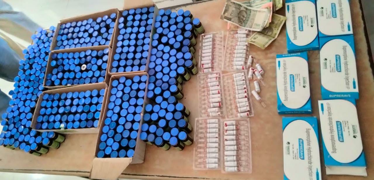 जबलपुर नशीले इ्रजैक्शन के कारोबार मे लिप्त 2 आरोपी गिरफतार रशीले इंजैक्शन एवं इंजैक्शन बिक्री के नगद 1240 रूपये जप्त पुलिस अधीक्षक जबलपुर सिद्धार्थ बहुगुणा (भा.पु.से.)* द्वारा सभी राजपत्रित अधिकारियों एवं थाना प्रभारियों को अवैध मादक पदार्थ, शराब की तस्करी तथा नशीले इंजैक्शन के कारोबार मे लिप्त असामाजिक तत्वों को चिन्हित करते हुये उनके विरूद्ध कार्यवाही हेतु आदेशित किया गया है। आदेश के परिपालन में अति. पुलिस अधीक्षक शहर श्री गोपाल खाण्डेल एवं अतिरिक्त पुलिस अधीक्षक अपराध श्री समर वर्मा तथा नगर पुलिस अधीक्षक अधारताल श्रीमति प्रियंका करचाम के मार्गदर्शन में क्राईम ब्रांच एवं थाना अधारताल की संयुक्त टीम द्वारा नशीले इंजैक्शन के कारोबार में लिप्त 2 आरोपियों को 513 नग नशीले इंजैक्शन के साथ रंगे हाथ पकडा गया है। हवाईजहाज में अपने बच्चे को स्तनपान करा रही थी महिला, पुरुष एयर होस्टेस ने कर दी अपमानित करने वाली हरकत थाना प्रभारी अधारताल श्री शैलेष मिश्रा ने बताया कि आज दिनांक 8-12-22 को क्राइम ब्राच को विश्वसनीय मुखबिर से सूचना मिली कि नेता कालोनी में सुरेन्द्र आटा चक्की के पास 2 युवक जिसमें एक सिल्वर कलर की टीशर्ट तथा दूसरा मेहरून कलर का अपर पहने हुये है, एक बोरी तथा एक थैला लिये हुये नशीले इंजैक्शन बेचने की फिराक में खडे हैं यदि तुरंत पकडा गया तो काफी मात्रा मे नशीले इंजैक्शन पकडे जायेंगे। सूचना पर तत्काल क्राईम ब्रांच एवं थाना अधरताल पुलिस की संयुक्त टीम द्वारा नेता कालोनी में मुखबिर के बताये स्थान पर दबिश दी गयी, पुलिस को देखकर मुखबिर के बताये हुलिये के 2 युवक बोरी एवं थैला लेकर भागने लगे जिन्हें घेराबंदी कर पकडा गया, पूछताछ करने पर एक ने अपना नाम राहुल उर्फ चूसा झारिया पिता राजकुमार झारिया उम्र 32 वर्ष निवासी सुरेन्द्र आटा चक्की के पास नेता कालोनी अधारताल एवं दूसरे ने अपना नाम योगेश श्रेष्ठ पिता हरि श्रेष्ठ उम्र 20 वर्ष निवासी नेता कालोनी अधारताल बताया। दोनों को सूचना से अवगत कराते हुये तलाशी ली तो थैले एवं बोरी में 445 नग पैकविल इंजैक्शन एवं 66 नग बुप्रेनोरफिन इंजैक्शन इस प्रकार कुल 513 नग नशीले इंजैक्शन एवं ब्रिकी के 1240 रूपये नगद रखे हुये मिले, नशीले इंजैक्शन एवं नगदी रूपये जप्त करते हुये दोनों आरोपियों के विरूद्ध धारा 5/13 ड्रग्स एण्ड कन्ट्रोल एक्ट के तहत कार्यवाही करते हुये उक्त इंजैक्शन कहॉ से और कैसे प्राप्त किये के सम्बंध मे पूछताछ जारी है। *उल्लेखनीय भूमिका -* 2 आरोपियों को नशीले इंजैक्शन के साथ रंगे हाथ पकडने में उप निरीक्षक अनिल कुमार, प्रधान आरक्षक मोहन सिंह आरक्षक पंकज एवं क्राईम ब्रांच के सहायक उप निरीक्षक वीरेन्द्र सिंह, प्रधान आरक्षक सादिक अली, आरक्षक जय प्रकाश, राजेश केवट की सराहनीय भूमिका रही। जबलपुर नशीले इ्रजैक्शन के कारोबार मे लिप्त 2 आरोपी गिरफतार रशीले इंजैक्शन एवं इंजैक्शन बिक्री के नगद 1240 रूपये जप्त
पुलिस अधीक्षक जबलपुर सिद्धार्थ बहुगुणा (भा.पु.से.)* द्वारा सभी राजपत्रित अधिकारियों एवं थाना प्रभारियों को अवैध मादक पदार्थ, शराब की तस्करी तथा नशीले इंजैक्शन के कारोबार मे लिप्त असामाजिक तत्वों को चिन्हित करते हुये उनके विरूद्ध कार्यवाही हेतु आदेशित किया गया है।
आदेश के परिपालन में अति. पुलिस अधीक्षक शहर श्री गोपाल खाण्डेल एवं अतिरिक्त पुलिस अधीक्षक अपराध श्री समर वर्मा तथा नगर पुलिस अधीक्षक अधारताल श्रीमति प्रियंका करचाम के मार्गदर्शन में क्राईम ब्रांच एवं थाना अधारताल की संयुक्त टीम द्वारा नशीले इंजैक्शन के कारोबार में लिप्त 2 आरोपियों को 513 नग नशीले इंजैक्शन के साथ रंगे हाथ पकडा गया है।
हवाईजहाज में अपने बच्चे को स्तनपान करा रही थी महिला, पुरुष एयर होस्टेस ने कर दी अपमानित करने वाली हरकत
थाना प्रभारी अधारताल श्री शैलेष मिश्रा ने बताया कि आज दिनांक 8-12-22 को क्राइम ब्राच को विश्वसनीय मुखबिर से सूचना मिली कि नेता कालोनी में सुरेन्द्र आटा चक्की के पास 2 युवक जिसमें एक सिल्वर कलर की टीशर्ट तथा दूसरा मेहरून कलर का अपर पहने हुये है, एक बोरी तथा एक थैला लिये हुये नशीले इंजैक्शन बेचने की फिराक में खडे हैं यदि तुरंत पकडा गया तो काफी मात्रा मे नशीले इंजैक्शन पकडे जायेंगे। सूचना पर तत्काल क्राईम ब्रांच एवं थाना अधरताल पुलिस की संयुक्त टीम द्वारा नेता कालोनी में मुखबिर के बताये स्थान पर दबिश दी गयी, पुलिस को देखकर मुखबिर के बताये हुलिये के 2 युवक बोरी एवं थैला लेकर भागने लगे जिन्हें घेराबंदी कर पकडा गया, पूछताछ करने पर एक ने अपना नाम राहुल उर्फ चूसा झारिया पिता राजकुमार झारिया उम्र 32 वर्ष निवासी सुरेन्द्र आटा चक्की के पास नेता कालोनी अधारताल एवं दूसरे ने अपना नाम योगेश श्रेष्ठ पिता हरि श्रेष्ठ उम्र 20 वर्ष निवासी नेता कालोनी अधारताल बताया। दोनों को सूचना से अवगत कराते हुये तलाशी ली तो थैले एवं बोरी में 445 नग पैकविल इंजैक्शन एवं 66 नग बुप्रेनोरफिन इंजैक्शन इस प्रकार कुल 513 नग नशीले इंजैक्शन एवं ब्रिकी के 1240 रूपये नगद रखे हुये मिले, नशीले इंजैक्शन एवं नगदी रूपये जप्त करते हुये दोनों आरोपियों के विरूद्ध धारा 5/13 ड्रग्स एण्ड कन्ट्रोल एक्ट के तहत कार्यवाही करते हुये उक्त इंजैक्शन कहॉ से और कैसे प्राप्त किये के सम्बंध मे पूछताछ जारी है।
*उल्लेखनीय भूमिका -* 2 आरोपियों को नशीले इंजैक्शन के साथ रंगे हाथ पकडने में उप निरीक्षक अनिल कुमार, प्रधान आरक्षक मोहन सिंह आरक्षक पंकज एवं क्राईम ब्रांच के सहायक उप निरीक्षक वीरेन्द्र सिंह, प्रधान आरक्षक सादिक अली, आरक्षक जय प्रकाश, राजेश केवट की सराहनीय भूमिका रही।