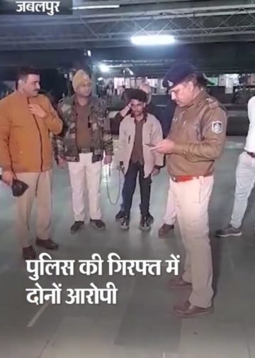 जबलपुर में कोचिंग से लौट रही छात्रा को छेड़ा, VIDEO:विरोध किया तो मनचले ने मारे चाकू मदन महल स्टेशन से गिरप्तार आरोपी कोचिंग से घर लौट रही 10वीं की छात्रा से मनचले ने छेड़छाड़ की। छात्रा ने विरोध किया तो उसने चाकू से हमला कर दिया। छात्रा के शोर मचाने पर मोहल्ले के लोग वहां पहुंचे। उन्होंने छात्रा को अस्पताल पहुंचाया। सागर केंद्रीय जेल में बिगड़ी कैदी की तबीयत, :सीने में दर्द उठने पर अस्पताल में कराया था भर्ती, हार्ट अटैक से मौत की आशंका घटना जबलपुर में 7 दिसंबर को हुई है। इसका वीडियो शुक्रवार को सामने आया। छात्रा के मोहल्ले में रहने वाले मनचले ने उसका रास्ता रोक लिया था। वह उससे छेड़छाड़ करने लगा। छात्रा ने जब विरोध किया तो उसने चाकू से ताबड़तोड़ वार कर दिए। घटना वहां लगे सीसीटीवी में रिकॉर्ड हो गई। पुलिस ने आरोपी को गिरफ्तार कर लिया है। छात्रा के पिता बोले- बेटी भागी तो पीछा कर किया हमला मैं द्वारका नगर क्षेत्र का रहने वाला हूं। सब्जी का व्यवसाय करता हूं। मेरी 16 साल की बेटी 10 में पढ़ती है। रोजाना की तरह वह 7 दिसंबर यानी बुधवार को भी कोचिंग से घर लौट रही थी। वह बरऊ मोहल्ला होते हुए आ रही थी। वहीं हमारे मोहल्ले का रहने वाला विक्रम केवट एक्टिवा से आया। वह बेटी का रास्ता रोक कर छेड़छाड़ करने लगा। बेटी ने विरोध भी किया। फिर भी वह नहीं माना। बेटी ने भागने की कोशिश की, लेकिन आरोपी ने पीछा करते हुए उसे चाकू मार दिया। आरोपी ने ताबड़तोड़ चाकू से 4 वार किए। बेटी के हाथ, सीने, गले और पीठ पर वार किए हैं। इसके बाद वह भाग गया। बहादुरी दिखाते हुए बेटी ने लहूलुहान हालत में शोर मचाया। उसे बचाने के लिए मोहल्ले के लोग आए। उन्होंने उसे अस्पताल में भर्ती करवाया। हमें सूचना मिली, तो तुरंत आ गए। फिलहाल वह आईसीयू में भर्ती है। हालांकि हालत खतरे से बाहर है। पूरी वारदात सीसीटीवी में रिकॉर्ड हो गई है। वीडियो में दिख रहा है कि आरोपी ने छात्रा का रास्ता रोकने की कोशिश की। चाकू मारने के बाद छात्रा घायल हो गई। पहले भी करता था परेशान छात्रा के पिता ने बताया कि आरोपी उनके मोहल्ले का ही रहने वाला है। इससे पहले भी उसने कई बार परेशान किया है। विक्रम को पहले समझाया भी था, लेकिन वह नहीं माना। आए दिन छेड़छाड़ करता था। हालांकि थाने में शिकायत तो नहीं की। सोचा- सुधर जाएगा। ऐसे शख्स को सख्त सजा दी जाए, जिससे कोई भी बदमाश ऐसी घटना नहीं करे। सीसीटीवी में रिकॉर्ड हुई पूरी वारदात छात्रा को चाकू मारने वाली पूरी वारदात वहां लगे सीसीटीवी में रिकॉर्ड हो गई। वीडियो में दिख रहा है कि आरोपी ने छात्रा से बात करने की कोशिश की। छात्रा मना करते हुए आगे चल देती है। आरोपी उसका पीछा करता है और फिर उसे चाकू मार देता है। इसके बाद आरोपी भाग जाता है। शोर सुनकर मोहल्ले के लोग भी आ जाते हैं। इस खबर पर आप अपनी राय यहां दे सकते हैं। भागने की फिराक में था आरोपी छात्रा के पिता की शिकायत पर पुलिस ने आरोपी के खिलाफ केस दर्ज कर लिया था। पुलिस उसे तलाश कर रही थी। शुक्रवार को पुलिस ने आरोपी को मदन महल रेलवे स्टेशन से गिरफ्तार कर लिया। पुलिस के मुताबिक वह भागने की फिराक में था। एएसपी प्रदीप शेंडे ने बताया कि आरोपी के साथ नाबालिग लड़का भी था। उससे भी पूछताछ की जा रही है। घटना के मद्देनजर गश्त और बढ़ाई जाएगी। जबलपुर में कोचिंग से लौट रही छात्रा को छेड़ा, VIDEO:विरोध किया तो मनचले ने मारे चाकूमदन महल स्टेशन से गिरप्तार आरोपी कोचिंग से घर लौट रही 10वीं की छात्रा से मनचले ने छेड़छाड़ की। छात्रा ने विरोध किया तो उसने चाकू से हमला कर दिया। छात्रा के शोर मचाने पर मोहल्ले के लोग वहां पहुंचे। उन्होंने छात्रा को अस्पताल पहुंचाया। सागर केंद्रीय जेल में बिगड़ी कैदी की तबीयत, :सीने में दर्द उठने पर अस्पताल में कराया था भर्ती, हार्ट अटैक से मौत की आशंका घटना जबलपुर में 7 दिसंबर को हुई है। इसका वीडियो शुक्रवार को सामने आया। छात्रा के मोहल्ले में रहने वाले मनचले ने उसका रास्ता रोक लिया था। वह उससे छेड़छाड़ करने लगा। छात्रा ने जब विरोध किया तो उसने चाकू से ताबड़तोड़ वार कर दिए। घटना वहां लगे सीसीटीवी में रिकॉर्ड हो गई। पुलिस ने आरोपी को गिरफ्तार कर लिया है। छात्रा के पिता बोले- बेटी भागी तो पीछा कर किया हमला मैं द्वारका नगर क्षेत्र का रहने वाला हूं। सब्जी का व्यवसाय करता हूं। मेरी 16 साल की बेटी 10 में पढ़ती है। रोजाना की तरह वह 7 दिसंबर यानी बुधवार को भी कोचिंग से घर लौट रही थी। वह बरऊ मोहल्ला होते हुए आ रही थी। वहीं हमारे मोहल्ले का रहने वाला विक्रम केवट एक्टिवा से आया। वह बेटी का रास्ता रोक कर छेड़छाड़ करने लगा। बेटी ने विरोध भी किया। फिर भी वह नहीं माना। बेटी ने भागने की कोशिश की, लेकिन आरोपी ने पीछा करते हुए उसे चाकू मार दिया। आरोपी ने ताबड़तोड़ चाकू से 4 वार किए। बेटी के हाथ, सीने, गले और पीठ पर वार किए हैं। इसके बाद वह भाग गया। बहादुरी दिखाते हुए बेटी ने लहूलुहान हालत में शोर मचाया। उसे बचाने के लिए मोहल्ले के लोग आए। उन्होंने उसे अस्पताल में भर्ती करवाया। हमें सूचना मिली, तो तुरंत आ गए। फिलहाल वह आईसीयू में भर्ती है। हालांकि हालत खतरे से बाहर है। पूरी वारदात सीसीटीवी में रिकॉर्ड हो गई है। वीडियो में दिख रहा है कि आरोपी ने छात्रा का रास्ता रोकने की कोशिश की। चाकू मारने के बाद छात्रा घायल हो गई। पहले भी करता था परेशान छात्रा के पिता ने बताया कि आरोपी उनके मोहल्ले का ही रहने वाला है। इससे पहले भी उसने कई बार परेशान किया है। विक्रम को पहले समझाया भी था, लेकिन वह नहीं माना। आए दिन छेड़छाड़ करता था। हालांकि थाने में शिकायत तो नहीं की। सोचा- सुधर जाएगा। ऐसे शख्स को सख्त सजा दी जाए, जिससे कोई भी बदमाश ऐसी घटना नहीं करे। सीसीटीवी में रिकॉर्ड हुई पूरी वारदात छात्रा को चाकू मारने वाली पूरी वारदात वहां लगे सीसीटीवी में रिकॉर्ड हो गई। वीडियो में दिख रहा है कि आरोपी ने छात्रा से बात करने की कोशिश की। छात्रा मना करते हुए आगे चल देती है। आरोपी उसका पीछा करता है और फिर उसे चाकू मार देता है। इसके बाद आरोपी भाग जाता है। शोर सुनकर मोहल्ले के लोग भी आ जाते हैं। इस खबर पर आप अपनी राय यहां दे सकते हैं। भागने की फिराक में था आरोपी छात्रा के पिता की शिकायत पर पुलिस ने आरोपी के खिलाफ केस दर्ज कर लिया था। पुलिस उसे तलाश कर रही थी। शुक्रवार को पुलिस ने आरोपी को मदन महल रेलवे स्टेशन से गिरफ्तार कर लिया। पुलिस के मुताबिक वह भागने की फिराक में था। एएसपी प्रदीप शेंडे ने बताया कि आरोपी के साथ नाबालिग लड़का भी था। उससे भी पूछताछ की जा रही है। घटना के मद्देनजर गश्त और बढ़ाई जाएगी।
