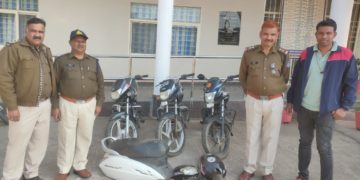 जबलपुर एमपी   पुलिस की कार्यवाही , शातिर वाहन चोर गिरफ्तार 

जबलपुर थाना गढा एवं गोरखपुर क्षेत्र से चुराई हुई 3 मोटर सायकिलें तथा वाहनों के पार्ट्स जप्त

नाम पता गिरफ्तार आरोपीः- इम्तियाज खान पिता जाकिर खान उम्र 32 वर्ष निवासी. शाहीनाला बस्ती थाना तिलवारा

*जप्ती-* चुराई हुई 3 मोटर सायकिलें एवं एक हीरो कंपनी की मोटर साइकल की लाल काले रंग की पेट्रोल टंकी एवं हेड लाईट मास्क सहित, एक सफ़ेद रंग की एक्टिवा वाहन की बाडी , कुछ मोटर साइकल वायर, मोटर साइकल की चैन , मोटर साइकल की शाँकप राड जप्त।

जबलपुर पुलिस अधीक्षक जबलपुर श्री सिद्धार्थ बहुगुणा (भा.पु.से.)* द्वारा जिले मे पदस्थ समस्त राजपत्रित अधिकारियों एवं थाना प्रभारियों को द्वारा लूट, नकबजनी, वाहन चोरी की घटनाआंे पर अंकुश लगाने हेतु जेल से रिहा हुये सम्पत्ति सम्बंधी अपराधियों एवं पूर्व में पकडे गए संपत्ति संबंधी अपराधियों से सघन पूछताछ एवं उनकी गुजर बसर की जांच तथा घटित हुई चोरी एवं नकबजनी में आरोपियों की पतासाजी करते हुए चोरी गए मशरूका की बरामदगी हेतु आदेशित किया गया है।

आदेश के परिपालन मे अति. पुलिस अधीक्षक शहर दक्षिण श्री संजय अग्रवाल एवं् नगर पुलिस अधीक्षक कैंट श्री शंशाक (भा.पु.से.) के मार्गदर्शन में थाना प्रभारी गढा श्री राकेश तिवारी के नेतृत्व मे थाना गढ़ा की एक टीम गठित कर लगायी गयी।

दौरान पतासाजी के विश्वसनीय मुखबिर से सूचना प्राप्त हुई कि एक व्यक्ति सूपाताल तालाब के पास मुजावर मोहल्ले में बिना नंबर की लाल काले रंग की एच एफ डिलक्स मोटर सायकिल को बेचने की फिराक में खडा हुआ है सम्भवतः मोटर सायकिल चोरी की है। सूचना पर सूपाताल तालाब के पास मुजावर मोहल्ले में दबिश दी जहॉ मुखबिर के बताये हुलिये का व्यक्ति लाल काले रंग की एच एफ डिलक्स मोटर सायकिल लिये दिखा जो पुलिस को देखकर भागने का प्रयास करने लगा जिसे घेराबंदी कर पकड़ा जिसने पूछताछ पर अपना नाम इम्तियाज खान पिता जाकिर खान उम्र 32 वर्ष निवासी शाहीनाला बस्ती थाना तिलवारा बताया, जिससे उक्त मोटर सायकिल के दस्तावेज के सम्बंध मे पूछताछ की जो कोई भी दस्तावेज नही होना बताया ।

इम्तियाज खान को थाने लाकर सघन पूछताछ की तो उक्त मोटर सायकिल चोरी की होना बताते हुये और 2 मोटर सायकिल चुराकर अपने घर मे रखना बताया। आरोपी की निशादेही पर आरोपी के घर में दबिश दी जहॉ बिना नम्बर की एक एचएफ डीलक्स मोटर सायकिल एवं 1 बिना नम्बर की पैशन मोटर सायकिल रखी मिली। साथ ही इम्तियाज खान के घर की तलाश लेने पर घर के कमरे में बिस्तर के नीचे कुछ गाडी के समान जिसमे एक हीरो कंपनी की मोटर साइकल की लाल काले रंग की पेट्रोल टंकी एवं हेड लाईट मास्क सहित, एक सफ़ेद रंग की एक्टिवा वाहन की बाड़ी , कुछ मोटर साइकल वायर, मोटर साइकल की चैन, मोटर साइकल की शॅाकप राड रखी मिली जिनके सम्बन्ध में पूछताछ करने पर आरोपी इम्तियाज ने उक्त गाड़ीयो के पार्ट्स को खुद का होना बताते हुये स्वयं लाकर रखना बताया किंतु उक्त सामान के कोई दस्तावेज पेश नहीं किये।

आरोपी इम्तियाज के कब्जे से 1 एव घर पर मिली दोनो मोटर सायकिल जिनमें रजिस्ट्रेशन नम्बर नहीं थे के इंजन एवं चेचिस नम्बर से सर्च करने पर एच.एफ डीलक्स वाहन क्र. एमपी 20 एनडी 7946 तथा नंबर पैशन प्रो क्रमंाक एमपी 20 एन.के. 7865 थाना गढा क्षेत्र से चोरी होना ज्ञात हुआ जिस पर थाना गढा में अप.क्र. 821/21 धारा 379 एवं अप.क्र. 855/22 धारा 379 भादवि पंजीबद्ध होना पाया गया, इसी प्रंकार एच एफ डीलक्स वाहन क्र एमपी 20 एन जे 5987 थाना गोरखपुर क्षेत्र से चोरी होना ज्ञात हुआ।

चुराई हुई तीनों मोटर सायकिलें एवं घर पर मिले वाहनों के पार्ट्स जप्त करते हुये थाना गढा में पंजीबद्ध अपराध क्रमांक21 एवं 855/22 धारा 379 भादवि में गिरफ्तारी शुमार करते हये आरोपी के विरूद्ध धारा 41(1-4)जाफौ/379 भादवि के तहत कार्यवाही की गयी।

तरीका अपराध - सूने स्थानों पर खडे वाहनो का हेण्डल लाँक तोड़कर वाहन चोरी करता है ।

उल्लेखनीय भूमिका - शातिर वाहन चोर को गिरफ्तार कर चुराये हुये वाहन जप्त करने में थाना प्रभारी थाना गढा श्री राकेश तिवारी के नेतृत्व में उप निरीक्षक कोमल सिंह बागरी , प्रशांत शुक्ला , आरक्षक सचिन मेहरा , अश्वनी द्विवेदी , अरुण की सराहनीय भूमिका रही ।