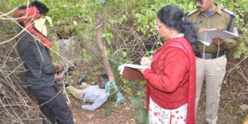 मर्डर गमछा से गला घोंटकर छेवला के पेड़ से बांधकर वृद्ध की हत्या, अज्ञात आरोपी फरार तलाश ? थाना कुण्डम में आज दिनांक 12-12-22 को कोलमूही रोड़ गौसदन जंगल में छेवला के पेड़ में एक व्यक्ति का शव गमछे से बंधे होने की सूचना पर थाना प्रभारी कुण्डम श्री प्रताप सिंह मरकाम हमराह स्टाफ के मौके पर पहुचे जहॉ राजेश सिंह बरकड़े उम्र 32 वर्ष निवासी ग्राम नवरगवां ने बताया कि उसके पिता गुलाब सिंह बरकड़े वन विभाग में प्राईवेट चौकीदार के पद पर पदस्थ थे, जो दिनंाक 10-12-22 की सुवह लगभग 9 बजे अपने डियूटी पर जाने का कहकर रोज की तरह घर से निकले थे शाम को घर वापस नहीं आने पर उसने वन पड़रिया में डियूटी करने वाले चौकीदार राजेन्द्र पटैल को फोन करके कहा कि मेरे पापा गुलाब सिंह अभी तक घर वापस नहीं आये हैं तो उन्हौंने ने बताया कि गुलाब सिंह से सुवह से मुलाकात नहीं हुयी है वरमाला में पहले फोटो खींचने पर भिड़े घराती-बाराती, चले लात-घूंसे, मंडप छोड़कर भाग गया दूल्हा! न ही आज डियूटी पर आया है फिर वह अपने परिवारजनों के साथ पापा गुलाब सिंह की आसपास के गांव में तथा रिश्तेदारों में पता किया कुछ पता नहीं चला, आज सुवह लगभग 6 बजे अपने साथी बराती मरावी, नवल आर्मो , संजू उर्रेती, लम्मन उर्रेती के साथ पापा गुलाब सिंह को ढूढ़ने के लिये निकला था। सुवह लगभग 9 बजे कोलमूही रोड गौसदन जंगल तरफ उसके पापा का टिफिन वाला बैग जंगल वाले रास्ते में गिरा पडा दिखा, हम सभी लोगों ने आस पास तलाश किये तो उसके पापा के गले में हरे सफेद चौकड़ी धारीदार गमछा लिपटा हुआ छेवला के पेड़ में बंधी हुई अवस्था में था, पापा की मृत्य हो चुकी थी। उसके पापा गुलाब सिंह बरकड़े उम्र 60 वर्ष की किसी अज्ञात व्यक्ति द्वारा गमछा से गला घोंटकर छेवला के पेड़ से बांधकर हत्या कर दी गई है। घटित हुई घटना से वरिष्ठ अधिकारियों को अवगत कराया गया, सूचना पर पुलिस अधीक्षक जबलपुर श्री सिद्धार्थ बहुगुणा (भा.पु.से.) के निर्देश पर एफएसएल डाक्टर सुनीता तिवारी एवं अतिरिक्त पुलिस अधीक्षक शहर उत्तर/यातायात श्री प्रदीप कुमार शेण्डे मौके पर पहुंचे। वरिष्ठ अधिकारियों एवं एफ.एस.एल. टीम की उपस्थति में पंचनामा कार्यवाही कर शव को पीएम हेतु भिजवाते हुये अज्ञात आरोपी के विरूद्ध धारा 302 भादवि का अपराध पंजीबद्ध कर प्रकरण विवेचना में लिया गया। पुलिस अधीक्षक जबलपुर श्री सिद्धार्थ बहुगुणा (भा.पु.से.) द्वारा पतासाजी करते हुये अज्ञात आरोपी की शीघ्र गिरफ्तारी हेतु आदेशित किये जाने पर अतिरिक्त पुलिस अधीक्षक शहर उत्तर/यातायात श्री प्रदीप कुमार शेण्डे के मार्गदर्शन में थाना प्रभारी कुण्डम श्री प्रताप सिंह मरकाम के नेतृत्व में टीम गठित कर लगायी गयी है। गठित टीम के द्वारा पतासाजी करते हुये पूछताछ की जा रही है। मर्डर गमछा से गला घोंटकर छेवला के पेड़ से बांधकर वृद्ध की हत्या, अज्ञात आरोपी फरार तलाश ?
थाना कुण्डम में आज दिनांक 12-12-22 को कोलमूही रोड़ गौसदन जंगल में छेवला के पेड़ में एक व्यक्ति का शव गमछे से बंधे होने की सूचना पर थाना प्रभारी कुण्डम श्री प्रताप सिंह मरकाम हमराह स्टाफ के मौके पर पहुचे जहॉ राजेश सिंह बरकड़े उम्र 32 वर्ष निवासी ग्राम नवरगवां ने बताया कि उसके पिता गुलाब सिंह बरकड़े वन विभाग में प्राईवेट चौकीदार के पद पर पदस्थ थे, जो दिनंाक 10-12-22 की सुवह लगभग 9 बजे अपने डियूटी पर जाने का कहकर रोज की तरह घर से निकले थे शाम को घर वापस नहीं आने पर उसने वन पड़रिया में डियूटी करने वाले चौकीदार राजेन्द्र पटैल को फोन करके कहा कि मेरे पापा गुलाब सिंह अभी तक घर वापस नहीं आये हैं तो उन्हौंने ने बताया कि गुलाब सिंह से सुवह से मुलाकात नहीं हुयी है
वरमाला में पहले फोटो खींचने पर भिड़े घराती-बाराती, चले लात-घूंसे, मंडप छोड़कर भाग गया दूल्हा!
न ही आज डियूटी पर आया है फिर वह अपने परिवारजनों के साथ पापा गुलाब सिंह की आसपास के गांव में तथा रिश्तेदारों में पता किया कुछ पता नहीं चला, आज सुवह लगभग 6 बजे अपने साथी बराती मरावी, नवल आर्मो , संजू उर्रेती, लम्मन उर्रेती के साथ पापा गुलाब सिंह को ढूढ़ने के लिये निकला था। सुवह लगभग 9 बजे कोलमूही रोड गौसदन जंगल तरफ उसके पापा का टिफिन वाला बैग जंगल वाले रास्ते में गिरा पडा दिखा, हम सभी लोगों ने आस पास तलाश किये तो उसके पापा के गले में हरे सफेद चौकड़ी धारीदार गमछा लिपटा हुआ छेवला के पेड़ में बंधी हुई अवस्था में था, पापा की मृत्य हो चुकी थी।
उसके पापा गुलाब सिंह बरकड़े उम्र 60 वर्ष की किसी अज्ञात व्यक्ति द्वारा गमछा से गला घोंटकर छेवला के पेड़ से बांधकर हत्या कर दी गई है।
घटित हुई घटना से वरिष्ठ अधिकारियों को अवगत कराया गया, सूचना पर पुलिस अधीक्षक जबलपुर श्री सिद्धार्थ बहुगुणा (भा.पु.से.) के निर्देश पर एफएसएल डाक्टर सुनीता तिवारी एवं अतिरिक्त पुलिस अधीक्षक शहर उत्तर/यातायात श्री प्रदीप कुमार शेण्डे मौके पर पहुंचे।
वरिष्ठ अधिकारियों एवं एफ.एस.एल. टीम की उपस्थति में पंचनामा कार्यवाही कर शव को पीएम हेतु भिजवाते हुये अज्ञात आरोपी के विरूद्ध धारा 302 भादवि का अपराध पंजीबद्ध कर प्रकरण विवेचना में लिया गया।
पुलिस अधीक्षक जबलपुर श्री सिद्धार्थ बहुगुणा (भा.पु.से.) द्वारा पतासाजी करते हुये अज्ञात आरोपी की शीघ्र गिरफ्तारी हेतु आदेशित किये जाने पर अतिरिक्त पुलिस अधीक्षक शहर उत्तर/यातायात श्री प्रदीप कुमार शेण्डे के मार्गदर्शन में थाना प्रभारी कुण्डम श्री प्रताप सिंह मरकाम के नेतृत्व में टीम गठित कर लगायी गयी है। गठित टीम के द्वारा पतासाजी करते हुये पूछताछ की जा रही है।