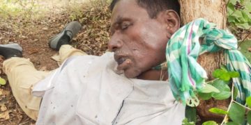 मर्डर गमछा से गला घोंटकर छेवला के पेड़ से बांधकर वृद्ध की हत्या, अज्ञात आरोपी फरार  तलाश ?

 थाना कुण्डम में आज दिनांक 12-12-22 को कोलमूही रोड़ गौसदन जंगल में छेवला के पेड़ में एक व्यक्ति का शव गमछे से बंधे होने की सूचना पर थाना प्रभारी कुण्डम श्री प्रताप सिंह मरकाम हमराह स्टाफ के मौके पर पहुचे जहॉ राजेश सिंह बरकड़े उम्र 32 वर्ष निवासी ग्राम नवरगवां ने बताया कि उसके पिता गुलाब सिंह बरकड़े वन विभाग में प्राईवेट चौकीदार के पद पर पदस्थ थे, जो दिनंाक 10-12-22 की सुवह लगभग 9 बजे अपने डियूटी पर जाने का कहकर रोज की तरह घर से निकले थे शाम को घर वापस नहीं आने पर उसने वन पड़रिया में डियूटी करने वाले चौकीदार राजेन्द्र पटैल को फोन करके कहा कि मेरे पापा गुलाब सिंह अभी तक घर वापस नहीं आये हैं तो उन्हौंने ने बताया कि गुलाब सिंह से सुवह से मुलाकात नहीं हुयी है

वरमाला में पहले फोटो खींचने पर भिड़े घराती-बाराती, चले लात-घूंसे, मंडप छोड़कर भाग गया दूल्हा!

 न ही आज डियूटी पर आया है फिर वह अपने परिवारजनों के साथ पापा गुलाब सिंह की आसपास के गांव में तथा रिश्तेदारों में पता किया कुछ पता नहीं चला, आज सुवह लगभग 6 बजे अपने साथी बराती मरावी, नवल आर्मो , संजू उर्रेती, लम्मन उर्रेती के साथ पापा गुलाब सिंह को ढूढ़ने के लिये निकला था। सुवह लगभग 9 बजे कोलमूही रोड गौसदन जंगल तरफ उसके पापा का टिफिन वाला बैग जंगल वाले रास्ते में गिरा पडा दिखा, हम सभी लोगों ने आस पास तलाश किये तो उसके पापा के गले में हरे सफेद चौकड़ी धारीदार गमछा लिपटा हुआ छेवला के पेड़ में बंधी हुई अवस्था में था, पापा की मृत्य हो चुकी थी।

            उसके पापा गुलाब सिंह बरकड़े उम्र 60 वर्ष की किसी अज्ञात व्यक्ति द्वारा गमछा से गला घोंटकर छेवला के पेड़ से बांधकर हत्या कर दी गई है।  

घटित हुई घटना से वरिष्ठ अधिकारियों को अवगत कराया गया, सूचना पर पुलिस अधीक्षक जबलपुर श्री सिद्धार्थ बहुगुणा (भा.पु.से.) के निर्देश पर एफएसएल डाक्टर सुनीता तिवारी एवं अतिरिक्त पुलिस अधीक्षक शहर उत्तर/यातायात श्री प्रदीप कुमार शेण्डे मौके पर पहुंचे।

              वरिष्ठ अधिकारियों एवं एफ.एस.एल. टीम की उपस्थति में पंचनामा कार्यवाही कर शव को पीएम हेतु भिजवाते हुये अज्ञात आरोपी के विरूद्ध धारा 302 भादवि का अपराध पंजीबद्ध कर प्रकरण विवेचना में लिया गया।

                पुलिस अधीक्षक जबलपुर श्री सिद्धार्थ बहुगुणा (भा.पु.से.) द्वारा पतासाजी करते हुये अज्ञात आरोपी की शीघ्र गिरफ्तारी हेतु आदेशित किये जाने पर अतिरिक्त पुलिस अधीक्षक शहर उत्तर/यातायात श्री प्रदीप कुमार शेण्डे के मार्गदर्शन में थाना प्रभारी कुण्डम श्री प्रताप सिंह मरकाम के नेतृत्व में टीम गठित कर लगायी गयी है। गठित टीम के द्वारा पतासाजी करते हुये पूछताछ की जा रही है।