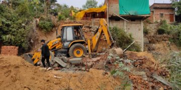 जबलपुर पुलिस एवं प्रशासन की नगर निगम के साथ मिलकर संयुक्त कार्यवाही कुख्यात बदमाश प्रदीप उर्फ गोल्डी सोनकर जिसके विरूद्ध 14 अपराध पंजीबद्ध है, के द्वारा थाना गोरखपुर अंतर्गत रामपुर माण्डवा बस्ती में 25000 वर्गफुट शासकीय भूमि जिसकी अनुमानित कीमत लगभग 2 करोड़ 25 लाख रूपये है पर कब्जा कर 900 वर्गफुट में निमार्ण कराये जा रहे 2 मकान जिनके निमार्ण की अनुमानित कीमत 10 लाख रुपये है को जमींदोज कराते हुये शासकीय भूमि को कराया गया कब्जा मुक्त* मध्यप्रदेश शासन द्वारा भू-मफिया, राशन की काला बाजारी, मिलावटखोरों, भू-माफियाओं/चिटफंड कंपनी के कारोबारियों एवं सूदखोरों के विरूद्ध सख्त कार्यवाही करने के निर्देश प्रशासन व पुलिस विभाग को दिये गये हैं, दिये गए निर्देशों के तहत पुलिस एवं प्रशासन तथा नगर निगम की संयुक्त टीम के द्वारा इस प्रकार के माफियाओं की लिस्ट एवं उनके द्वारा शासकीय भूमि पर किये गये अवैध निर्माण एवं कब्जे की जानकारी तैयार की गई है तथा उनके विरूद्व कार्यवाही की योजना तैयार कर लगातार कार्यवाही की जा रही है। आज दिनांक 13-12-22 को कलेक्टर जबलपुर श्री सौरभ कुमार सुमन (भा.प्र.से.) एवं पुलिस अधीक्षक जबलपुर श्री सिद्धार्थ बहुगुणा (भा.पु.से.) के मार्गदर्शन में थाना गोरखपुर अंतर्गत सेठी नगर निवासी कुख्यात बदमाश प्रदीप उर्फ गोल्डी सोनकर पिता कुंदन सोनकर उम्र 36 वर्ष का जिसके विरूद्ध हत्या का प्रयास, सहित अवैध वसूली, आर्म्स एक्ट, बलवा कर घर में घुसकर मारपीट, आदि के 14 अपराध पंजीबद्ध हैं, जिसके विरूद्ध जिला बदर की कार्यवाही भी पूर्व में की गयी है, के द्वारा रामपुर माण्डवा बस्ती के पास लगभग 25000 वर्ग फुट शासकीय भूमि जिसकी अनमानित कीमत लगभग 2 करोड 25 लाख रूपये है, पर कब्जा कर लगभग 900 वर्ग फुट में 2 मकान का निर्माण कराया जा रहा था, निमार्णाधीन मकान के कमरों को जिनके निमार्ण की अनुमानित कीमत लगभग 10 लाख रूपये होगी, को जमीदोंज कराते हुये शासकीय भूमि को कब्जा मुक्त कराया गया। विवाद होने की आशंका को ध्यान मे रखते हुये कार्यवाही के दौरान तहसीलदार श्री राजेन्द्र शुक्ला, थाना प्रभारी गोरखपुर श्री एस.पी.एस. बघेल , चौकी प्रभारी धनंतवरी नगर उप निरीक्षक सतीष झारिया हमराह बल के एवं पुलिस लाईन का बल तथा राजस्व निरीक्षक श्री शैलेन्द्र श्रीवास्तव, पटवारी श्री किशोरी विश्वकर्मा एवं नगर निगम के अतिक्रमण दस्ता प्रभारी श्री नरेश कुशवाहा अतिक्रमण बल के साथ मौजूद थे। जबलपुर पुलिस एवं प्रशासन की नगर निगम के साथ मिलकर संयुक्त कार्यवाही
कुख्यात बदमाश प्रदीप उर्फ गोल्डी सोनकर जिसके विरूद्ध 14 अपराध पंजीबद्ध है, के द्वारा थाना गोरखपुर अंतर्गत रामपुर माण्डवा बस्ती में 25000 वर्गफुट शासकीय भूमि जिसकी अनुमानित कीमत लगभग 2 करोड़ 25 लाख रूपये है पर कब्जा कर 900 वर्गफुट में निमार्ण कराये जा रहे 2 मकान जिनके निमार्ण की अनुमानित कीमत 10 लाख रुपये है को जमींदोज कराते हुये शासकीय भूमि को कराया गया कब्जा मुक्त*
मध्यप्रदेश शासन द्वारा भू-मफिया, राशन की काला बाजारी, मिलावटखोरों, भू-माफियाओं/चिटफंड कंपनी के कारोबारियों एवं सूदखोरों के विरूद्ध सख्त कार्यवाही करने के निर्देश प्रशासन व पुलिस विभाग को दिये गये हैं, दिये गए निर्देशों के तहत पुलिस एवं प्रशासन तथा नगर निगम की संयुक्त टीम के द्वारा इस प्रकार के माफियाओं की लिस्ट एवं उनके द्वारा शासकीय भूमि पर किये गये अवैध निर्माण एवं कब्जे की जानकारी तैयार की गई है तथा उनके विरूद्व कार्यवाही की योजना तैयार कर लगातार कार्यवाही की जा रही है।
आज दिनांक 13-12-22 को कलेक्टर जबलपुर श्री सौरभ कुमार सुमन (भा.प्र.से.) एवं पुलिस अधीक्षक जबलपुर श्री सिद्धार्थ बहुगुणा (भा.पु.से.) के मार्गदर्शन में थाना गोरखपुर अंतर्गत सेठी नगर निवासी कुख्यात बदमाश प्रदीप उर्फ गोल्डी सोनकर पिता कुंदन सोनकर उम्र 36 वर्ष का जिसके विरूद्ध हत्या का प्रयास, सहित अवैध वसूली, आर्म्स एक्ट, बलवा कर घर में घुसकर मारपीट, आदि के 14 अपराध पंजीबद्ध हैं, जिसके विरूद्ध जिला बदर की कार्यवाही भी पूर्व में की गयी है, के द्वारा रामपुर माण्डवा बस्ती के पास लगभग 25000 वर्ग फुट शासकीय भूमि जिसकी अनमानित कीमत लगभग 2 करोड 25 लाख रूपये है, पर कब्जा कर लगभग 900 वर्ग फुट में 2 मकान का निर्माण कराया जा रहा था, निमार्णाधीन मकान के कमरों को जिनके निमार्ण की अनुमानित कीमत लगभग 10 लाख रूपये होगी, को जमीदोंज कराते हुये शासकीय भूमि को कब्जा मुक्त कराया गया।
विवाद होने की आशंका को ध्यान मे रखते हुये कार्यवाही के दौरान तहसीलदार श्री राजेन्द्र शुक्ला, थाना प्रभारी गोरखपुर श्री एस.पी.एस. बघेल , चौकी प्रभारी धनंतवरी नगर उप निरीक्षक सतीष झारिया हमराह बल के एवं पुलिस लाईन का बल तथा राजस्व निरीक्षक श्री शैलेन्द्र श्रीवास्तव, पटवारी श्री किशोरी विश्वकर्मा एवं नगर निगम के अतिक्रमण दस्ता प्रभारी श्री नरेश कुशवाहा अतिक्रमण बल के साथ मौजूद थे।