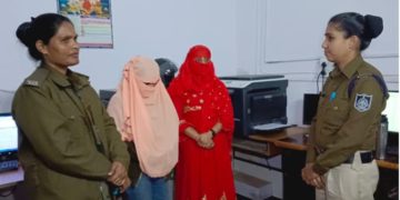 इंटरप्राइजेज दुकान की आड मे चल रहा था सेक्स रैकेट:गल्ला व्यापारी समेत दो युवती गिरफ्तार, दुकान मालिक फरार जबलपुर के चेरीताल गोपाल आर्केड के फर्स्ट फ्लोर पर स्थित अग्रवाल इंटरप्राइजेज पर कोतवाली थाना पुलिस ने मंगलवार की रात रेड की। मौके से दो युवती और एक युवक को गिरफ्तार किया है। जिस समय पुलिस ने अग्रवाल इंटरप्राइजेज शॉप पर छापा मारा, उस दौरान एक युवक और युवती आपत्तिजनक हालत में थे। हालांकि, पुलिस के पहुंचने से पहले ही अग्रवाल इंटरप्राइजेज शॉप का मालिक हरीश अग्रवाल मौके से फरार हो गया। कोतवाली थाना पुलिस ने दोनों युवती और युवक को हिरासत में लेकर थाने ले आई है। कोतवाली सीएसपी प्रभात शुक्ला ने बताया कि चेरीताल के पास स्थित अग्रवाल इंटरप्राइजेज के खिलाफ पिछले कई दिन से शिकायत मिल रही थी कि यहां शॉप की आड़ में देह व्यापार का कारोबार चला रहा है। पुलिस के वरिष्ठ अधिकारियों को जब इसकी जानकारी दी गई तो एक मुखबिर को ग्राहक बनाकर भेजा गया। पुलिस मुखबिर से अग्रवाल इंटरप्राइजेज के मालिक हरीश अग्रवाल ने सौदा किया और कुछ देर बैठने को कहा। इस दौरान शॉप में दो युवती के साथ एक युवक पहले से मौजूद था। गिरफ्तार हुए युवक का नाम वीरेंद्र कुमार है। वह जिला दमोह के तेंदूखेड़ा का रहने वाला है। पेशे से गल्ला व्यापारी वीरेंद्र को अग्रवाल इंटरप्राइजेज के मालिक ने दुकान पर बुलाया था। यहां पहले से ही 2 युवती मौजूद थीं। पुलिस की भनक लगते ही दुकान संचालक हरीश अग्रवाल फरार हो गया है। इंटरप्राइजेज दुकान की आड मे चल रहा था सेक्स रैकेट:गल्ला व्यापारी समेत दो युवती गिरफ्तार, दुकान मालिक फरार
जबलपुर के चेरीताल गोपाल आर्केड के फर्स्ट फ्लोर पर स्थित अग्रवाल इंटरप्राइजेज पर कोतवाली थाना पुलिस ने मंगलवार की रात रेड की। मौके से दो युवती और एक युवक को गिरफ्तार किया है। जिस समय पुलिस ने अग्रवाल इंटरप्राइजेज शॉप पर छापा मारा, उस दौरान एक युवक और युवती आपत्तिजनक हालत में थे। हालांकि, पुलिस के पहुंचने से पहले ही अग्रवाल इंटरप्राइजेज शॉप का मालिक हरीश अग्रवाल मौके से फरार हो गया।
कोतवाली थाना पुलिस ने दोनों युवती और युवक को हिरासत में लेकर थाने ले आई है।
कोतवाली सीएसपी प्रभात शुक्ला ने बताया कि चेरीताल के पास स्थित अग्रवाल इंटरप्राइजेज के खिलाफ पिछले कई दिन से शिकायत मिल रही थी कि यहां शॉप की आड़ में देह व्यापार का कारोबार चला रहा है। पुलिस के वरिष्ठ अधिकारियों को जब इसकी जानकारी दी गई तो एक मुखबिर को ग्राहक बनाकर भेजा गया। पुलिस मुखबिर से अग्रवाल इंटरप्राइजेज के मालिक हरीश अग्रवाल ने सौदा किया और कुछ देर बैठने को कहा। इस दौरान शॉप में दो युवती के साथ एक युवक पहले से मौजूद था।
गिरफ्तार हुए युवक का नाम वीरेंद्र कुमार है। वह जिला दमोह के तेंदूखेड़ा का रहने वाला है। पेशे से गल्ला व्यापारी वीरेंद्र को अग्रवाल इंटरप्राइजेज के मालिक ने दुकान पर बुलाया था। यहां पहले से ही 2 युवती मौजूद थीं। पुलिस की भनक लगते ही दुकान संचालक हरीश अग्रवाल फरार हो गया है।