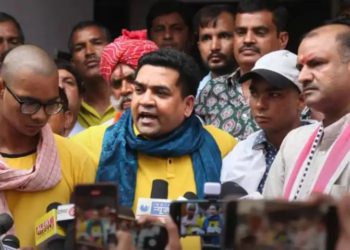 Dehli news नफरत के बाजार में आपकी दुकान खानदानी है...', 1984 सिख विरोधी दंगों के लिए कपिल मिश्रा ने कांग्रेस को ठहराया दोषी Delhi News: बीजेपी नेता कपिल मिश्रा ने 1984 में हुए सिख विरोधी दंगों के लिए कांग्रेस पार्टी को दोषी ठहराया है. इसको लेकर उन्होंने राहुल गांधी पर निशाना साधा है. Kapil Mishra Attack On Rahul Gandhi: कांग्रेस की 'भारत जोड़ो यात्रा' अब दिल्ली पहुंचने वाली है. दिल्ली में कांग्रेस के दिग्गज नेता और पूर्व मंत्री जगदीश टाइटलर भी यात्रा से जुड़ जाएंगे. इससे पहले बीजेपी नेता कपिल मिश्रा ने राहुल गांधी पर निशाना साधा है. बीजेपी नेता ने कांग्रेस पर नफरत फैलाने का आरोप लगाया है. बीजेपी नेता ने 1984 सिख विरोधी दंगों की याद दिलाते हुए कहा, "राहुलजी, नफ़रत के बाज़ार में आपकी दुकान पुरानी है, ख़ानदानी है. इस ख़ानदानी दुकान का पूरा स्टॉक 1984 में सबने देखा है. चीनी लाइट से पुरानी दुकान को चमकाने की आपकी कोशिश भी दिख रही है. प्यार अगर दुकानों में बिकने वाली चीज होती तो आपकी दुकान यूं बंद न पड़ी होती." 'स्मृति ईरानी से डरता है गांधी परिवार' कपिल मिश्रा ने केंद्रीय मंत्री स्मृति ईरानी पर कांग्रेस नेता अजय राय की विवादित टिप्पणी को लेकर भी कांग्रेस पार्टी पर निशाना साधा. बीजेपी नेता ने इसके लिए गांधी परिवार को दोषी ठहराया. उन्होंने एक ट्वीट में कहा, "स्मृति ईरानी के बारे में जिस तरह की भाषा में गांधी परिवार के द्वारा हमला करवाया गया है वो ये बताने के लिए काफ़ी है कि गांधी परिवार में स्मृति ईरानी का कितना ख़ौफ है. अमेठी अब गांधी परिवार से आज़ाद है , इस बार रायबरेली भी आज़ाद होने को तैयार है." स्मृति ईरानी जी के बारे में जिस तरह की भाषा में गांधी परिवार के द्वारा हमला करवाया गया है वो ये बताने के लिए काफ़ी है कि गांधी परिवार में @smritiirani जी का कितना ख़ौफ है अमेठी अब गांधी परिवार से आज़ाद है , इस बार रायबरेली भी आज़ाद होने को तैयार है सिख विरोधी दंगों पर टाइटलर का जवाब उधर 'भारत जोड़ो यात्रा' को लेकर टाइटलर ने मीडिया से कहा, ''हम हिस्सा लेंगे क्योंकि राहुल गांधी जो कर रहे हैं, हम उसके पक्ष में हैं. इसलिए हम बड़े पैमाने पर शामिल हो रहे हैं.'' 1984 के सिख विरोधी दंगों में नाम आने का सवाल पूछे जाने पर टाइटलर ने कहा, ''क्या मेरे खिलाफ कोई एफआईआर है? सीबीआई ने मुझे क्लीयरेंस भी दे दिया है. कुछ लोग केवल राजनीति कर रहे हैं. हां, भारत जोड़ो यात्रा ज्वाइन करेंगे और मैं आखिरी सांस तक पार्टी के साथ रहूंगा.'' Dehli news नफरत के बाजार में आपकी दुकान खानदानी है...', 1984 सिख विरोधी दंगों के लिए कपिल मिश्रा ने कांग्रेस को ठहराया दोषी
Delhi News: बीजेपी नेता कपिल मिश्रा ने 1984 में हुए सिख विरोधी दंगों के लिए कांग्रेस पार्टी को दोषी ठहराया है. इसको लेकर उन्होंने राहुल गांधी पर निशाना साधा है.
Kapil Mishra Attack On Rahul Gandhi: कांग्रेस की 'भारत जोड़ो यात्रा' अब दिल्ली पहुंचने वाली है. दिल्ली में कांग्रेस के दिग्गज नेता और पूर्व मंत्री जगदीश टाइटलर भी यात्रा से जुड़ जाएंगे. इससे पहले बीजेपी नेता कपिल मिश्रा ने राहुल गांधी पर निशाना साधा है. बीजेपी नेता ने कांग्रेस पर नफरत फैलाने का आरोप लगाया है.
बीजेपी नेता ने 1984 सिख विरोधी दंगों की याद दिलाते हुए कहा, "राहुलजी, नफ़रत के बाज़ार में आपकी दुकान पुरानी है, ख़ानदानी है. इस ख़ानदानी दुकान का पूरा स्टॉक 1984 में सबने देखा है. चीनी लाइट से पुरानी दुकान को चमकाने की आपकी कोशिश भी दिख रही है. प्यार अगर दुकानों में बिकने वाली चीज होती तो आपकी दुकान यूं बंद न पड़ी होती."
'स्मृति ईरानी से डरता है गांधी परिवार'
कपिल मिश्रा ने केंद्रीय मंत्री स्मृति ईरानी पर कांग्रेस नेता अजय राय की विवादित टिप्पणी को लेकर भी कांग्रेस पार्टी पर निशाना साधा. बीजेपी नेता ने इसके लिए गांधी परिवार को दोषी ठहराया. उन्होंने एक ट्वीट में कहा, "स्मृति ईरानी के बारे में जिस तरह की भाषा में गांधी परिवार के द्वारा हमला करवाया गया है वो ये बताने के लिए काफ़ी है कि गांधी परिवार में स्मृति ईरानी का कितना ख़ौफ है. अमेठी अब गांधी परिवार से आज़ाद है , इस बार रायबरेली भी आज़ाद होने को तैयार है."
स्मृति ईरानी जी के बारे में जिस तरह की भाषा में गांधी परिवार के द्वारा हमला करवाया गया है वो ये बताने के लिए काफ़ी है कि गांधी परिवार में @smritiirani जी का कितना ख़ौफ है
अमेठी अब गांधी परिवार से आज़ाद है , इस बार रायबरेली भी आज़ाद होने को तैयार है
सिख विरोधी दंगों पर टाइटलर का जवाब
उधर 'भारत जोड़ो यात्रा' को लेकर टाइटलर ने मीडिया से कहा, ''हम हिस्सा लेंगे क्योंकि राहुल गांधी जो कर रहे हैं, हम उसके पक्ष में हैं. इसलिए हम बड़े पैमाने पर शामिल हो रहे हैं.'' 1984 के सिख विरोधी दंगों में नाम आने का सवाल पूछे जाने पर टाइटलर ने कहा, ''क्या मेरे खिलाफ कोई एफआईआर है? सीबीआई ने मुझे क्लीयरेंस भी दे दिया है. कुछ लोग केवल राजनीति कर रहे हैं. हां, भारत जोड़ो यात्रा ज्वाइन करेंगे और मैं आखिरी सांस तक पार्टी के साथ रहूंगा.''