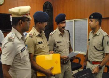 पुष्पा' से प्रेरणा ली पुलिस ने 2 करोड़ की चंदन की लकड़ी के साथ 7 को दबोचा, ‘पुष्पा’ फिल्म देखकर बनाया था तस्करी का प्लान

UP Crime: एसटीएफ ने बताया कि आरोपी आंध्र प्रदेश से अवैध रूप से लाल चंदन लाते थे और इसे धार्मिक स्थलों और मथुरा के आस-पास के इलाकों में बेचते थे. इन सबने फिल्म 'पुष्पा' देखकर तस्करी का प्लान बनाया था.
|
UP Crime: उत्तर प्रदेश में विशेष कार्य बल (एसटीएफ) के सूत्रों ने बताया कि अल्लू अर्जुन की फिल्म 'पुष्पा' से प्रेरणा लेकर लाल चंदन तस्करी गिरोह बनाने वाले सात तस्करों को मथुरा से गिरफ्तार किया गया है. एसटीएफ की ओर से कहा गया है कि दीपक उर्फ ​​दलवीर, अजीत कुमार यादव, सुमित उर्फ ​​राम, चंद्र प्रताप उर्फ ​​बब्बू, सुमित दास, जितेंद्र और रंजीत को सोमवार को राजमार्ग पुलिस थाने से मिली सूचना के आधार पर गिरफ्तार किया गया है

एसटीएफ ने बताया कि वन विभाग की टीम के साथ संयुक्त रूप से चलाए गए अभियान में उनके पास से करीब दो करोड़ रुपये मूल्य के 563 किलोग्राम लाल चंदन की लकड़ी बरामद की गई है. सभी सातों आरोपी इस लाल चंदन की लकड़ी को बेचने के लिए मथुरा आए थे.

पुष्पा फिल्म देखकर तस्करी करने का बनाया प्लान

एसटीएफ के अनुसार, आरोपियों ने कबूल किया कि उन्होंने 'पुष्पा: द राइज' फिल्म देखी थी और फिल्म से ही प्रेरणा ली कि महंगी लकड़ी चुराकर जल्दी पैसा कैसे कमा सकते हैं. फिल्म की तरह ही उन्होंने पैसे कमाने का फैसला किया था लेकिन पकड़े गए.

जाने लेडी डॉन पुणे में सेक्स रैकेट चलाने वाली महिला को मिली 7 साल की सजा, जानिए कौन है कुख्यात कल्याणी देशपांडे

एसटीएफ ने कहा कि वे आंध्र प्रदेश से अवैध रूप से लाल चंदन लाते थे और इसे धार्मिक स्थलों और मथुरा के आस-पास के इलाकों में बेचते थे. आईपीसी की संबंधित धाराओं और अन्य कृत्यों के तहत हाईवे पुलिस स्टेशन में इन सभी सात लोगों के खिलाफ प्राथमिकी दर्ज की गई है.

इन सबको पकड़ने के लिए एसटीएफ, वन विभाग और थाना हाईवे पुलिस की टीम ने सोमवार की रात को विशेष चेकिंग अभियान चलाया था जिसके दौरान सभी सातों आरोपी पकड़े गए. जबकि चार आरोपी फरार हो गए हैं. ये सभी आरोपी दो कारों में सवार थे. कार की तलाशी लेने पर साढ़े पांच क्विंटल से अधिक लाल चंदन की लकड़ी बरामद हुई. इसकी अनुमानित कीमत करीब दो करोड़ रुपये है.