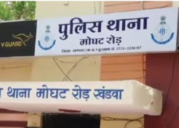 Shramveerbharat Mp News:आठ साल के बच्चे की गर्दन पर तलवार रखी, डराकर करना चाहते थे दुष्कर्म, दादा ने शोर मचाया तो धराए आरोपी - थाना खंडवा एमपी खंडवा में चार आरोपियों ने अपनी हवस मिटाने के लिए आठ साल के मासूम को बंधक बनाया और गले पर तलवार रख दी। शुक्र रहा कि वक्त पर मासूम के दादा पहुंच गए और बच्चे को बचाया। मध्य प्रदेश के खंडवा में चौंकाने वाला मामला सामने आया है। चार आरोपियों ने अपनी हवस मिटाने के लिए आठ साल के मासूम को बंधक बनाया और गले पर तलवार रख दी। शुक्र रहा कि वक्त पर मासूम के दादा पहुंच गए और बच्चे को बचाया। पुलिस ने चारों आरोपियों को गिरफ्तार कर लिया है। इनमें तीन नाबालिग हैं। Murder कर्नाटक में बीच सड़क पर प्रेमी ने प्रेमिका को चाकू से गोदकर मार डाला, खुद भी जहर खाकर जान देने की कोशिश की जानकारी के अनुसार मामला खंडवा जिले के मोघट थाने के सिंघाड़ तलाई क्षेत्र का है। पुलिस ने बताया कि इलाके में रहने वाला आठ साल का बच्चा पहली कक्षा में पढ़ता है। मोघट थाने के एसआई चंद्रशेखर काड़े ने बताया कि मंगलवार शाम बच्चा अपने घर के पास खेल रहा था। तभी उसी क्षेत्र का रहने वाला प्रतीक भगत उसे बहला-फुसलाकर ले गया। कमरे में प्रतीक के साथ तीन नाबालिग दोस्त भी थे। उन्होंने मासूम को डराने के लिए उसकी गर्दन पर तलवार रख दी। आरोपियों ने बच्चे के कपड़े उतरवा दिए। वे उसके साथ अप्राकृतिक कृत्य करना चाहते थे। इधर बच्चे के दादा को अन्य बच्चों ने बताया कि उनके पोते को कुछ लड़के ले गए हैं और कमरा बंद कर लिया है। इस पर वे वहां पहुंचे और दरवाजा खोला तो देखकर होश उड़ गए। एक ने मुंह दबा रखा थो तो दूसरे ने तलवार रख रखी थी। लड़के मासूम के साथ घिनौनी हरकत करने वाले थे। दादा ने पोते को छुड़ाया। उन्होंने शोर मचाया जिससे लोगों की भीड़ जुट गई। दादा का कहना है कि मैंने जब लड़कों के घरवालों को बताया तो वे उल्टा मुझ पर ही भड़क गए। इसके बाद मासूम के परिजन ने रात में ही मोघट थाने पहुंचे और शिकायत दर्ज कराई। पुलिस ने बुधवार को लड़कों को गिरफ्तार कर लिया। पुलिस ने उनसे तलवार जब्त की। तीन आरोपितों को बाल न्यायालय और प्रतीक को जिला न्यायालय में पेश किया गया। बताया जाता है कि तीनों नाबालिग आरोपितों को जमानत पर छोड़ दिया गया है। वहीं मुख्य आरोपित प्रतीक को कोर्ट ने जेल भेज दिया है। इधर आरोपियों के परिवार वालों का कहना है कि बच्चों को फंसाया जा रहा है। उन्होंने बताया कि हमारे बच्चों के साथ आठ साल का बच्चा खेलता है। सभी थर्माकोल की गाड़ी बना रहे थे। तभी वहां उसके दादा आ गए। आरोप है कि बच्चे के दादा शराब के नशे में थे। उन्होंने वहां विवाद कर लिया। इस पर एक बच्चे को उन्होंने चांटा मार दिया। इसका विरोध किया तो झूठा केस दर्ज करवा दिया। Shramveerbharat Mp News:आठ साल के बच्चे की गर्दन पर तलवार रखी, डराकर करना चाहते थे दुष्कर्म, दादा ने शोर मचाया तो धराए आरोपी -
थाना खंडवा
एमपी खंडवा में चार आरोपियों ने अपनी हवस मिटाने के लिए आठ साल के मासूम को बंधक बनाया और गले पर तलवार रख दी। शुक्र रहा कि वक्त पर मासूम के दादा पहुंच गए और बच्चे को बचाया।
मध्य प्रदेश के खंडवा में चौंकाने वाला मामला सामने आया है। चार आरोपियों ने अपनी हवस मिटाने के लिए आठ साल के मासूम को बंधक बनाया और गले पर तलवार रख दी। शुक्र रहा कि वक्त पर मासूम के दादा पहुंच गए और बच्चे को बचाया। पुलिस ने चारों आरोपियों को गिरफ्तार कर लिया है। इनमें तीन नाबालिग हैं।
Murder कर्नाटक में बीच सड़क पर प्रेमी ने प्रेमिका को चाकू से गोदकर मार डाला, खुद भी जहर खाकर जान देने की कोशिश की
जानकारी के अनुसार मामला खंडवा जिले के मोघट थाने के सिंघाड़ तलाई क्षेत्र का है। पुलिस ने बताया कि इलाके में रहने वाला आठ साल का बच्चा पहली कक्षा में पढ़ता है। मोघट थाने के एसआई चंद्रशेखर काड़े ने बताया कि मंगलवार शाम बच्चा अपने घर के पास खेल रहा था। तभी उसी क्षेत्र का रहने वाला प्रतीक भगत उसे बहला-फुसलाकर ले गया। कमरे में प्रतीक के साथ तीन नाबालिग दोस्त भी थे। उन्होंने मासूम को डराने के लिए उसकी गर्दन पर तलवार रख दी। आरोपियों ने बच्चे के कपड़े उतरवा दिए। वे उसके साथ अप्राकृतिक कृत्य करना चाहते थे।
इधर बच्चे के दादा को अन्य बच्चों ने बताया कि उनके पोते को कुछ लड़के ले गए हैं और कमरा बंद कर लिया है। इस पर वे वहां पहुंचे और दरवाजा खोला तो देखकर होश उड़ गए। एक ने मुंह दबा रखा थो तो दूसरे ने तलवार रख रखी थी। लड़के मासूम के साथ घिनौनी हरकत करने वाले थे। दादा ने पोते को छुड़ाया। उन्होंने शोर मचाया जिससे लोगों की भीड़ जुट गई। दादा का कहना है कि मैंने जब लड़कों के घरवालों को बताया तो वे उल्टा मुझ पर ही भड़क गए। इसके बाद मासूम के परिजन ने रात में ही मोघट थाने पहुंचे और शिकायत दर्ज कराई। पुलिस ने बुधवार को लड़कों को गिरफ्तार कर लिया। पुलिस ने उनसे तलवार जब्त की। तीन आरोपितों को बाल न्यायालय और प्रतीक को जिला न्यायालय में पेश किया गया। बताया जाता है कि तीनों नाबालिग आरोपितों को जमानत पर छोड़ दिया गया है। वहीं मुख्य आरोपित प्रतीक को कोर्ट ने जेल भेज दिया है।
इधर आरोपियों के परिवार वालों का कहना है कि बच्चों को फंसाया जा रहा है। उन्होंने बताया कि हमारे बच्चों के साथ आठ साल का बच्चा खेलता है। सभी थर्माकोल की गाड़ी बना रहे थे। तभी वहां उसके दादा आ गए। आरोप है कि बच्चे के दादा शराब के नशे में थे। उन्होंने वहां विवाद कर लिया। इस पर एक बच्चे को उन्होंने चांटा मार दिया। इसका विरोध किया तो झूठा केस दर्ज करवा दिया।