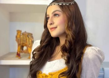 अपने पीछे करोड़ो की दौलत को छोड़ गई हैं Tunisha Sharma, जानें एक्ट्रेस की नेटवर्थ के बारे में Tunisha Sharma: फिल्मी दुनिया में अपनी एक अलग पहचान बनाने वाली तुनिशा शर्मा अब हमारे बीच नहीं रही हैं लेकिन वो अपने पीछे करोड़ो की दौलत को छोड़ गई हैं. The Total Net Worth Of Tunisha Sharma: 'फितूर (Fitoor)', 'बार बार देखो (Baar Baar Dekho)' के साथ कई टीवी शोज में अपनी कातिलाना अदाओं का जलवा दिखा चुकी एंटरटेनमेंट वर्ल्ड (Entertainment World) की मशहूर एक्ट्रेस (Actress) तुनिशा शर्मा अब हमारे बीच नहीं रही. एक्ट्रेस ने खुदकुशी (Suicide) कर इस दुनिया को अलविदा कह दिया है. बॉलीवुड (Bollywood) में तुनिशा ने काफी कम वक्त में सफलता के जाएके को चख लिया था और इसी के साथ उनकी गिनती काफी अमीर कलाकारों में की जाती है. चार्ल्स शोभराज पर नेपाल ने लगाया 10 साल का एंट्री बैन, कतर के रास्ते फ्रांस के लिए किया निर्वासित तुनीशा शर्मा ग्लैमर वर्ल्ड में मेन रूप से अपनी फिल्मों और टीवी शोज के जरिए मोटी कमाई करती थी. एक्ट्रेस हर प्रोजेक्ट के लिए मनचाही फीस वसूलती थी और इसके साथ वो ब्रांड्स के विज्ञापन के जरिए मोटी रकम चार्ज करती थी. एक आकड़े के अनुसार तुनिशा शर्मा अपने पीछ करीब पन्द्रह (15) करोड़ रुपए की दौलत को छोड़ गई है. आलीशान घर और कारें काफी कम टाइम में कामयाबी की बुलंदियों को छूने वाली तुनिशा शर्मा के पास खुद के बहुत ही आलीशान घर की मालकिन थी और उन्होंने अपने घर में अपनी जरूरत की हर चीज को शामिल करवाया था. तुनिशा के घर की कीमत करोड़ो में बताई जाती है. आलीशान घर के साथ तुनिशा शर्मा कई बहुत ही शानदार कारों की भी मालकिन थी. ऐसा रहा फिल्मी करियर तुनिशा शर्मा (Tunisha Sharma) ने अपने फिल्मी करियर में 'भारत का वीर पुत्तर: महाराणा प्रताप (Bharat Ka Veer Putra: Maharana Pratap)', 'इंटरनेट वाला लव (Internet Wala Love)', 'अलीबाबा: दास्ताने कुबूल (Ali Baba: Dastaan-E-Kabul)' और 'इश्क सुभानअल्लाह (Ishq Subhan Allah)' जैसे कई शानदार टीवी धारावाहिकों में अपने हुस्न और एक्टिंग का जलवा दिखाने के साथ 'फितूर (Fitoor)' और 'कहानी 2: दुर्गा रानी सिंह (Kahaani 2: Durga Rani Singh)' जैसी कई फिल्मों में भी अपना कमाल दिखाने से पीछे नहीं रही. हालांकी अब वो हमारे बीच नहीं रही लेकिन अपने बेहतरीन काम की बदौलत हमेशा हमारे बीच जिंदा रहेंगी. अपने पीछे करोड़ो की दौलत को छोड़ गई हैं Tunisha Sharma, जानें एक्ट्रेस की नेटवर्थ के बारे मेंTunisha Sharma: फिल्मी दुनिया में अपनी एक अलग पहचान बनाने वाली तुनिशा शर्मा अब हमारे बीच नहीं रही हैं लेकिन वो अपने पीछे करोड़ो की दौलत को छोड़ गई हैं.
The Total Net Worth Of Tunisha Sharma: 'फितूर (Fitoor)', 'बार बार देखो (Baar Baar Dekho)' के साथ कई टीवी शोज में अपनी कातिलाना अदाओं का जलवा दिखा चुकी एंटरटेनमेंट वर्ल्ड (Entertainment World) की मशहूर एक्ट्रेस (Actress) तुनिशा शर्मा अब हमारे बीच नहीं रही. एक्ट्रेस ने खुदकुशी (Suicide) कर इस दुनिया को अलविदा कह दिया है. बॉलीवुड (Bollywood) में तुनिशा ने काफी कम वक्त में सफलता के जाएके को चख लिया था और इसी के साथ उनकी गिनती काफी अमीर कलाकारों में की जाती है.
चार्ल्स शोभराज पर नेपाल ने लगाया 10 साल का एंट्री बैन, कतर के रास्ते फ्रांस के लिए किया निर्वासित
तुनीशा शर्मा ग्लैमर वर्ल्ड में मेन रूप से अपनी फिल्मों और टीवी शोज के जरिए मोटी कमाई करती थी. एक्ट्रेस हर प्रोजेक्ट के लिए मनचाही फीस वसूलती थी और इसके साथ वो ब्रांड्स के विज्ञापन के जरिए मोटी रकम चार्ज करती थी. एक आकड़े के अनुसार तुनिशा शर्मा अपने पीछ करीब पन्द्रह (15) करोड़ रुपए की दौलत को छोड़ गई है.
आलीशान घर और कारें
काफी कम टाइम में कामयाबी की बुलंदियों को छूने वाली तुनिशा शर्मा के पास खुद के बहुत ही आलीशान घर की मालकिन थी और उन्होंने अपने घर में अपनी जरूरत की हर चीज को शामिल करवाया था. तुनिशा के घर की कीमत करोड़ो में बताई जाती है. आलीशान घर के साथ तुनिशा शर्मा कई बहुत ही शानदार कारों की भी मालकिन थी.
ऐसा रहा फिल्मी करियर
तुनिशा शर्मा (Tunisha Sharma) ने अपने फिल्मी करियर में 'भारत का वीर पुत्तर: महाराणा प्रताप (Bharat Ka Veer Putra: Maharana Pratap)', 'इंटरनेट वाला लव (Internet Wala Love)', 'अलीबाबा: दास्ताने कुबूल (Ali Baba: Dastaan-E-Kabul)' और 'इश्क सुभानअल्लाह (Ishq Subhan Allah)' जैसे कई शानदार टीवी धारावाहिकों में अपने हुस्न और एक्टिंग का जलवा दिखाने के साथ 'फितूर (Fitoor)' और 'कहानी 2: दुर्गा रानी सिंह (Kahaani 2: Durga Rani Singh)' जैसी कई फिल्मों में भी अपना कमाल दिखाने से पीछे नहीं रही. हालांकी अब वो हमारे बीच नहीं रही लेकिन अपने बेहतरीन काम की बदौलत हमेशा हमारे बीच जिंदा रहेंगी.