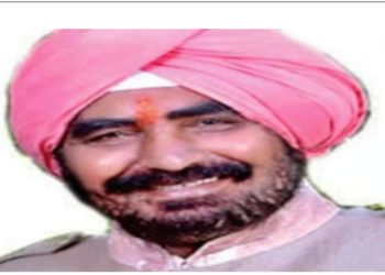 MP News: 'आतंकवादी पन्नू का सिर काटकर लाने वाले को दस करोड़ इनाम की घोषणा,' PM मोदी पर अपशब्द बोल चुका है मध्यप्रदेश के सीहोर जिले में पूर्व जिला पंचायत अध्यक्ष जसपाल सिंह अरोरा ने घोषणा की है, अगर कोई गुरपतवंत सिंह पन्नू का सिर काटकर लाएगा तो उसे 10 करोड़ रुपये का इनाम दिया जाएगा। यह इनाम सिख समाज की ओर से दिया जाएगा। सीहोर जिले में पूर्व अध्यक्ष जसपाल सिंह अरोरा ने कहा है, पन्नू जैसा आतंकवादी असल में सिख हो ही नहीं सकता। उन्होंने कहा कि लोग इस आतंकवादी को पकड़वाने में मदद करें, यह कहीं भी नजर आए तो तत्काल पुलिस को सूचना दी जानी चाहिए। उन्होंने कहा कि पन्नू आतंकवादी है और उसको जो भी व्यक्ति मारेगा, उसे वह सिख संगत की ओर से 10 करोड़ रुपये देंगे। गौरतलब है, एक दिन पहले ही घोषित आतंकवादी गुरपतवंत सिंह पन्नू ने मध्यप्रदेश के सीएम शिवराज सिंह पर जूता फेंकने का चैलेंज दिया है। इसके बदले 25 हजार डॉलर इनाम देने की बात कही है। उसने सोशल मीडिया में एक वीडियो जारी किया है, जिसमें जबलपुर में खालिस्तान के एक कथित समर्थक की गिरफ्तारी का विरोध किया है। जबलपुर में खालिस्तान के कथित समर्थक प्रभजोत सिंह उर्फ जस की गिरफ्तारी को आतंकी गुरपतवंत सिंह पन्नू ने गलत ठहराया है। पूर्व में भी कर चुके हैं घोषणा... गुरपतवंत सिंह पन्नू ने पूर्व में भी प्रधानमंत्री नरेंद्र मोदी के बारे में अपशब्दों का इस्तेमाल किया था। तब भी जसपाल अरोरा ने पन्नू का सिर काटकर लाने वाले को 10 करोड़ रुपये के इनाम देने की घोषणा की थी। MP News: 'आतंकवादी पन्नू का सिर काटकर लाने वाले को दस करोड़ इनाम की घोषणा,' PM मोदी पर अपशब्द बोल चुका है
मध्यप्रदेश के सीहोर जिले में पूर्व जिला पंचायत अध्यक्ष जसपाल सिंह अरोरा ने घोषणा की है, अगर कोई गुरपतवंत सिंह पन्नू का सिर काटकर लाएगा तो उसे 10 करोड़ रुपये का इनाम दिया जाएगा। यह इनाम सिख समाज की ओर से दिया जाएगा।
सीहोर जिले में पूर्व अध्यक्ष जसपाल सिंह अरोरा ने कहा है, पन्नू जैसा आतंकवादी असल में सिख हो ही नहीं सकता। उन्होंने कहा कि लोग इस आतंकवादी को पकड़वाने में मदद करें, यह कहीं भी नजर आए तो तत्काल पुलिस को सूचना दी जानी चाहिए। उन्होंने कहा कि पन्नू आतंकवादी है और उसको जो भी व्यक्ति मारेगा, उसे वह सिख संगत की ओर से 10 करोड़ रुपये देंगे।
गौरतलब है, एक दिन पहले ही घोषित आतंकवादी गुरपतवंत सिंह पन्नू ने मध्यप्रदेश के सीएम शिवराज सिंह पर जूता फेंकने का चैलेंज दिया है। इसके बदले 25 हजार डॉलर इनाम देने की बात कही है। उसने सोशल मीडिया में एक वीडियो जारी किया है, जिसमें जबलपुर में खालिस्तान के एक कथित समर्थक की गिरफ्तारी का विरोध किया है। जबलपुर में खालिस्तान के कथित समर्थक प्रभजोत सिंह उर्फ जस की गिरफ्तारी को आतंकी गुरपतवंत सिंह पन्नू ने गलत ठहराया है।
पूर्व में भी कर चुके हैं घोषणा...
गुरपतवंत सिंह पन्नू ने पूर्व में भी प्रधानमंत्री नरेंद्र मोदी के बारे में अपशब्दों का इस्तेमाल किया था। तब भी जसपाल अरोरा ने पन्नू का सिर काटकर लाने वाले को 10 करोड़ रुपये के इनाम देने की घोषणा की थी।