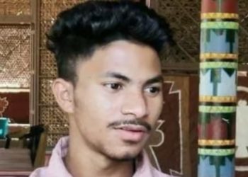 Bhopal News:भोपाल में कांग्रेस विधायक के बंगले पर युवक ने की आत्महत्या, सुसाइड नोट में ? का जिक्र - तीरथ सिंह ने सुसाइड नोट में एटीएम पासवर्ड, मोबाइल नंबर के साथ कैंसर की बीमारी का जिक्र किया है। जिसमें उसने लिखा कि वह दर्द से बहुत परेशान है। पुलिस सुसाइड नोट को हैंडराइटिंग मिलान के लिए भेजा है। तीरथ चार साल से विधायक के बंगले पर रहकर पढ़ाई कर रहा था। MP News: ‘आतंकवादी पन्नू का सिर काटकर लाने वाले को दस करोड़ इनाम की घोषणा,’ PM मोदी पर अपशब्द बोल चुका है राजधानी भोपाल में कांग्रेस विधायक के प्रोफेसर कॉलोनी स्थित सरकारी आवास पर रहकर पढ़ाई कर रहे एक युवक ने आत्महत्या कर ली। युवक के पास से एक सुसाइड नोट भी मिला है। जिसमें उसने माता-पिता के लिए लिखा कि मैं दर्द से परेशान हूं और जीना नहीं चाहता। युवक का कैंसर की बीमारी का इलाज चल रहा था। श्यामला हिल्स थाना पुलिस के अनुसार तीरथ सिंह पिता श्याम सिंह डिंडौरी का रहने वाला था। वह प्रोफेसर कॉलोनी में डिंडोरी से कांग्रेस विधायक ओमकार सिंह के बंगले में रहकर एमएससी की पढ़ाई कर रहा था। तीरथ को कैंसर था और उसका इलाज भी चल रहा था। शनिवार रात को तीरथ सिंह ने गमछा को पंखे से बांधकर आत्महत्या कर ली। रात को उसके साथ ही दूसरे कमरे में रहकर डिंडौरी का एक अन्य युवक जय भी एमएससी की पढ़ाई कर रहा है। उसे रात 11 बजे तीरथ कमरे में नहीं दिखा। उसने अंदर जाकर देखा तो तीरथ पंखे से लटका दिखा। उसने तुरंत पुलिस को सूचना दी। पुलिस को घटना स्थल से एक सुसाइड नोट मिला है। तीरथ सिंह ने सुसाइड नोट में एटीएम पासवर्ड, मोबाइल नंबर के साथ कैंसर की बीमारी का जिक्र किया है। जिसमें उसने लिखा कि वह दर्द से बहुत परेशान है। पुलिस सुसाइड नोट को हैंडराइटिंग मिलान के लिए भेजा है। तीरथ चार साल से विधायक के बंगले पर रहकर पढ़ाई कर रहा था Bhopal News:भोपाल में कांग्रेस विधायक के बंगले पर युवक ने की आत्महत्या, सुसाइड नोट में ? का जिक्र -
तीरथ सिंह ने सुसाइड नोट में एटीएम पासवर्ड, मोबाइल नंबर के साथ कैंसर की बीमारी का जिक्र किया है। जिसमें उसने लिखा कि वह दर्द से बहुत परेशान है। पुलिस सुसाइड नोट को हैंडराइटिंग मिलान के लिए भेजा है। तीरथ चार साल से विधायक के बंगले पर रहकर पढ़ाई कर रहा था।
MP News: ‘आतंकवादी पन्नू का सिर काटकर लाने वाले को दस करोड़ इनाम की घोषणा,’ PM मोदी पर अपशब्द बोल चुका है
राजधानी भोपाल में कांग्रेस विधायक के प्रोफेसर कॉलोनी स्थित सरकारी आवास पर रहकर पढ़ाई कर रहे एक युवक ने आत्महत्या कर ली। युवक के पास से एक सुसाइड नोट भी मिला है। जिसमें उसने माता-पिता के लिए लिखा कि मैं दर्द से परेशान हूं और जीना नहीं चाहता। युवक का कैंसर की बीमारी का इलाज चल रहा था।
श्यामला हिल्स थाना पुलिस के अनुसार तीरथ सिंह पिता श्याम सिंह डिंडौरी का रहने वाला था। वह प्रोफेसर कॉलोनी में डिंडोरी से कांग्रेस विधायक ओमकार सिंह के बंगले में रहकर एमएससी की पढ़ाई कर रहा था। तीरथ को कैंसर था और उसका इलाज भी चल रहा था। शनिवार रात को तीरथ सिंह ने गमछा को पंखे से बांधकर आत्महत्या कर ली। रात को उसके साथ ही दूसरे कमरे में रहकर डिंडौरी का एक अन्य युवक जय भी एमएससी की पढ़ाई कर रहा है। उसे रात 11 बजे तीरथ कमरे में नहीं दिखा। उसने अंदर जाकर देखा तो तीरथ पंखे से लटका दिखा। उसने तुरंत पुलिस को सूचना दी। पुलिस को घटना स्थल से एक सुसाइड नोट मिला है।
तीरथ सिंह ने सुसाइड नोट में एटीएम पासवर्ड, मोबाइल नंबर के साथ कैंसर की बीमारी का जिक्र किया है। जिसमें उसने लिखा कि वह दर्द से बहुत परेशान है। पुलिस सुसाइड नोट को हैंडराइटिंग मिलान के लिए भेजा है। तीरथ चार साल से विधायक के बंगले पर रहकर पढ़ाई कर रहा था।