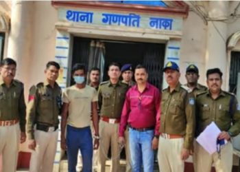 Crime: बुरहानपुर में पड़ोसी का वहशीपन, दुष्कर्म की कोशिश नाकाम रही तो पड़ोसन को गला घोंटकर मार डाला

मध्यप्रदेश के बुरहानपुर जिले में गणपति थाना क्षेत्र के पांच पुल स्थित खेत में मिले महिला के शव की गुत्थी पुलिस ने सुलझा ली है। पुलिस के मुताबिक, मृतका सहंगुबाई पति सिकदार भील (45) की हत्या उसके पड़ोस में रहने वाले पवन मोरे (25) ने की थी।

बुरहानपुर जिले के गणपति नाका पुलिस ने पांच पुल के पास हुई महिला की हत्या का खुलासा कर दिया है। महिला की हत्या पड़ोस में ही रहने वाले व्यक्ति ने की थी। 23 दिसंबर की रात में गणपति नाका पुलिस को सहंगुबाई पति सिकदार भील निवासी जयंत पटेल का बाड़ा पांच पुल की मृत अवस्था में मिलने की सूचना मिली थी। सूचना पर पुलिस घटना स्थल पहुंची।

बता दें कि मृतिका के शव और घटना स्थल का प्रारंभिक निरीक्षण करने पर मृतिका की मौत असामान्य परिस्थतियों में और गले पर मिले निशानों से गला घोंटकर हत्या होने की आशंका से थाना गणपति नाका पर अपराध क्रमांक 662/22 धारा-302 भादवि का पंजीबद्ध कर विवेचना में लिया गया था। पुलिस अधीक्षक बुरहानपुर राहुलकुमार लोढा ने बताया, मामले की गंभीरता देखते हुए जघन्य हत्याकांड के खुलासे के लिए थाना प्रभारी गणपति नाका के नेतृत्व में टीम का गठन किया गया। टीम ने भौतिक और परिस्थिति जन्य साक्ष्य जुटाए। मृतका के पति से पूछताछ की गई।

आरोपी का मृतका के घर आना जाना था...

संदेह के आधार पर पड़ोस में रहने वाले पवन पिता भभुत सिंह मोरे को हिरासत में लेकर कड़ाई से पूछताछ करते उसने सहंगुबाई की हत्या करना स्वीकार किया। आरोपी पवन कई साल से मृतका के मकान के पास ही बाड़े में रहता था और उसका मृतका के घर आना जाना था। पूछताछ करने पर आरोपी ने बताया, 23 दिसंबर की रात उसने पांच पुल के पास बाड़े में गाय भैंस बांधने के बाद पड़ोस में रहने वाले सिकदार को मोबाइल में पिक्चर देखने के लिए बुलाया, फिर आरोपी ने मौका पाकर अपना मोबाइल पिक्चर देखने के लिए मृतका के पति सिकदार को देकर सहंगुबाई के घर जाकर उसके साथ गलत काम करने की मांग की, जिसका मृतका ने विरोध करने पर आरोपी की ओर से गुस्सा होकर सहंगुबाई को खटिया पर गिराकर रस्सी से उसका गला घोंट दिया, फिर लाश को घर से उठाकर पास के खेत में फेंक दिया और वापस आकर सिकदार से अपना मोबाइल लेकर वहां से चला गया।

जुर्म स्वीकार करने पर पुलिस ने आरोपी पवन पिता भभुत सिंह उर्फ भगत सिंह मोरे जाति राजपुत उम्र 25 साल निवासी ग्राम चाकबारा थाना शाहपुर जिला बुरहानपुर को गिरफ्तार किया। मामले में पुलिस साक्ष्य एकत्रित कर रही है। अंधे कत्ल का पर्दाफाश करने में गणपति नाका प्रभारी निरीक्षक टीसी शिंदे, उप निरीक्षक शहाबुद्दीन कुरैशी, बंसती चौहान, सहायक उप निरीक्षक हुकुम सिंह, कल्लूराम त्रिपाठी, धनराज पाटिल, तारक अली, संजय सोलंकी, गजानन, आर संजय जाधव, आर महेश प्रजापति, आर विनोद, आर अमित यादव और आर जितेन्द्र मीणा का सराहनीय योगदान रहा।