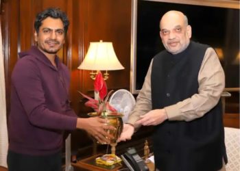 Nawazuddin Siddiqui: अभिनेता नवाजुद्दीन सिद्दीकी ने गृहमंत्री अमित शाह से की मुलाकात, मंत्रालय ने कहा- शिष्टाचार भेंट

बॉलीवुड के जाने-माने अभिनेता नवाजुद्दीन सिद्दीकी ने सोमवार को अचानक केंद्रीय गृहमंत्री अमित शाह से मुलाकात की. मंत्रालय के अधिकारियों का कहना है कि यह मुलाकात एक शिष्टाचार भेंट थी. मुलाकात के पीछे कोई खास वजह सामने नहीं आई है.

अभिनेता नवाजुद्दीन सिद्दीकी सोमवार को केंद्रीय गृहमंत्री अमित शाह से मिलने उनके ऑफिस यानी मंत्रालय पहुंचे. हालांकि यह मुलाकात सिर्फ शिष्टाचार भेंट थी या इसके पीछे कोई दूसरी वजह थी, ये अभी स्पष्ट नहीं हो पाया है. पर मंत्रालय इसे शिष्टाचार भेंट ही बता रहा है.

आधे घंटे तक हुई बातचीत

रिपोर्ट के मुताबिक, अभिनेता नवाजुद्दीन सिद्दीकी ने अमित शाह के साथ करीब आधे घंटे तक बातचीत की. इस मुलाकात के दौरान सिद्दीकी गृह मंत्री अमित शाह को एक गमलानुमा वस्तु भेंट करते भी दिख रहे हैं. इससे जुड़ी एक तस्वीर भी सामने आई है. किसी बीजेपी नेता से यह नवाजुद्दीन सिद्दीकी की यह पहली मुलाकात नहीं है. एक महीने पहले नवाज़ुद्दीन ने गोवा के मुख्यमंत्री प्रमोद सावंत से मुलाकात की थी. तब उस मीटिंग की भी काफी चर्चा हुई थी.

आने वाली फिल्म को लेकर है चर्चा

नवाजुद्दीन सिद्दीकी अपनी अलग और जबरदस्त एक्टिंग के लिए पहचाने जाते हैं. अपनी एक्टिंग के दम पर उन्होंने बॉलीवुड में खास पहचान बनाई है. वह कई हिट फिल्में कर चुके हैं, जबकि कई फिल्में पाइपलाइन में हैं. आने वाले समय में नवाजुद्दीन सिद्दीकी की फिल्मों की बात करें तो इसमें उनकी आने वाली फिल्म 'हड्डी' को लेकर काफी चर्चा है. इस फिल्म में नवाजुद्दीन का फर्स्ट लुक सामने आ चुका है और इसे दर्शकों ने खूब पसंद किया है. फिल्म में नवाजुद्दीन एक किन्नर का रोल करते दिखेंगे. उनकी गिनती देश के सबसे मशहूर एक्टर्स में होती है. वह ‘गैंग्स ऑफ वासेपुर’ और ‘द लंचबॉक्स’ जैसी यूनिक फिल्मों में अपने अलग अभिनय से कई लोगों का दिल जीत चुके हैं.